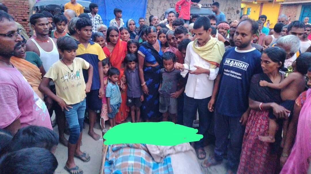 रफीगंज में हादसा: हाईटेंशन तार से पति-पत्नी की मौत
औरंगाबाद के रफीगंज के बौर गांव में 11 हजार वोल्ट तार की चपेट में आने से पति-पत्नी की मौत हो गई। मृतक गोपाल प्रसाद (65) और ऐरावंति देवी (60) घास काटने गए थे। पुलिस ने शव सदर अस्पताल भेजा। ग्रामीणों ने बिजली विभाग पर लापरवाही का आरोप लगाया है।