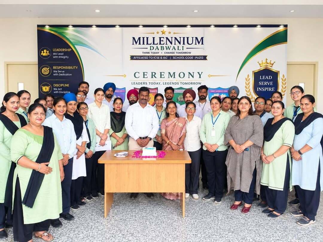 मिलेनियम स्कूल में शिक्षक दिवस पर भव्य समारोह, शिक्षकों के सम्मान में सजा विद्यालय परिसर
Millennium Dabwali
मिलेनियम स्कूल में शिक्षक दिवस के अवसर पर भव्य एवं गरिमापूर्ण समारोह का आयोजन किया गया। इस विशेष अवसर पर विद्यालय परिसर में शिक्षकों के प्रति सम्मान, कृतज्ञता और उनके अमूल्य योगदान को समर्पित विभिन्न गतिविधियों का आयोजन किया गया, जिससे पूरा विद्यालय परिसर उत्साह, उमंग और सकारात्मक ऊर्जा से भर गया। कार्यक्रम का शुभारंभ महान शिक्षाविद्, दार्शनिक एवं भारत के पूर्व राष्ट्रपति डॉ. सर्वपल्ली राधाकृष्णन को श्रद्धांजलि अर्पित करते हुए किया गया। विद्यालय के समस्त स्टाफ सदस्यों ने डॉ. सर्वपल्ली राधाकृष्णन के चित्र पर पुष्प अर्पित कर उन्हें नमन किया तथा शिक्षा के क्षेत्र में उनके अतुलनीय योगदान को याद किया। शिक्षक दिवस के महत्व पर प्रकाश डालते हुए कहा गया कि शिक्षक केवल विद्यार्थियों को किताबी ज्ञान देने वाला व्यक्ति नहीं, बल्कि उनके व्यक्तित्व, संस्कार, आत्मविश्वास, चरित्र और उज्ज्वल भविष्य का निर्माण करने वाला सच्चा मार्गदर्शक होता है। इसी भावना के साथ मिलेनियम स्कूल में शिक्षक दिवस को विशेष एवं यादगार बनाने के लिए अनेक मनोरंजक, रचनात्मक और प्रतिभा-आधारित गतिविधियों का आयोजन किया गया। समारोह का मुख्य आकर्षण कक्षा-वार कविता प्रतियोगिता रही, जिसमें शिक्षकों ने पूरे उत्साह के साथ भाग लिया और अपनी प्रतिभा, रचनात्मकता, अभिव्यक्ति एवं हास्य-विनोद का शानदार प्रदर्शन किया। शिक्षकों की प्रस्तुतियों ने सभी का मन मोह लिया और कार्यक्रम में चार चांद लगा दिए। कविता प्रतियोगिता में कक्षा 1A में प्रथम स्थान आयशा, द्वितीय हरशरण सिंह तथा तृतीय तनायत के. ने प्राप्त किया। कक्षा 1B में खुदरत कौर प्रथम, नियामत कौर द्वितीय तथा गुरमनवीर सिंह तृतीय रहे। कक्षा 2A में प्रज्ञा गर्ग ने प्रथम, मूमतवीर ने द्वितीय तथा प्रणव ने तृतीय स्थान प्राप्त किया, जबकि कक्षा 2B में प्रभजोत कौर प्रथम, अनन्या द्वितीय तथा सिफत के. तृतीय स्थान पर रहे। कक्षा 3A में मनरीत कौर ने प्रथम, हरशप्रीत सिंह ने द्वितीय तथा लखिप्रीत कौर ने तृतीय स्थान हासिल किया। कक्षा 3B में शेजल शर्मा प्रथम, जशन सिंह द्वितीय तथा युविश्मान सिंह तृतीय रहे। कक्षा 4A में मनदीप कौर ने प्रथम, मेहरप्रीत कौर बी. ने द्वितीय तथा खुशलीन माथुर ने तृतीय स्थान प्राप्त किया, जबकि कक्षा 4B में जसलीन कौर प्रथम, जगप्रीत कौर द्वितीय तथा जिवंश सिंह तृतीय रहे। कक्षा 5A में सहजप्रीत कौर ने प्रथम, सिमरत कौर ने द्वितीय तथा गुरमान सिंह ने तृतीय स्थान प्राप्त किया। कक्षा 5B में अनिशा शर्मा प्रथम तथा अमृत कौर द्वितीय स्थान पर रहीं। कक्षा 6A में जाहेजप्रीत कौर प्रथम, हरशप्रीत कौर द्वितीय तथा इंदरप्रीत कौर तृतीय रहीं, जबकि कक्षा 6B में गुरमनवीर कौर ने प्रथम, निर्मत कौर ने द्वितीय तथा मनवीर कौर ने तृतीय स्थान हासिल किया। कक्षा 7A में गुरबरताप सिंह प्रथम, रीत कौर द्वितीय तथा तनवीर कौर तृतीय रहे और कक्षा 7B में अनीत मनमीत प्रथम तथा अनीत कौर द्वितीय स्थान पर रहे। कक्षा 8A में नवरत ने प्रथम, मानसी ने द्वितीय तथा नवकिरण ने तृतीय स्थान प्राप्त किया, जबकि कक्षा 8B में हरकीरत कौर प्रथम, नवप्रीत नवनीत द्वितीय तथा हरमनजोत तृतीय रहे। कविता प्रतियोगिता के अतिरिक्त विद्यालय में कार्ड मेकिंग एवं अन्य रचनात्मक गतिविधियों का भी आयोजन किया गया, जिसमें विद्यार्थियों ने भी अपने शिक्षकों के प्रति प्रेम और आभार व्यक्त करने के लिए सुंदर एवं भावपूर्ण कार्ड तैयार किए। कक्षा 2B में कार्ड मेकिंग में यशामवीर एस., जेयहोर तथा अनीत के. ने उत्कृष्ट प्रदर्शन किया, जबकि 2A में लोवलीन कौर, नेहमतबीर तथा गुरफिज़ सिंह समरी ने शानदार प्रदर्शन किया। इन गतिविधियों के माध्यम से गुरु-शिष्य के बीच प्रेम, सम्मान और आत्मीयता की भावना और अधिक मजबूत हुई। कार्यक्रम के दौरान केक कटिंग सेरेमनी का भी आयोजन किया गया, जिसमें विद्यालय के सभी शिक्षकों ने एक साथ केक काटकर शिक्षक दिवस की खुशियां साझा कीं और एक-दूसरे को शुभकामनाएं दीं। इस दौरान पूरा वातावरण खुशी, अपनत्व और सौहार्द से भर गया। विद्यालय प्रबंधन की ओर से सभी शिक्षकों को सम्मानित किया गया तथा विद्यार्थियों के शैक्षणिक एवं सर्वांगीण विकास के लिए उनके निरंतर परिश्रम, समर्पण, अनुशासन, जिम्मेदारी और प्रतिबद्धता की सराहना की गई। समारोह में गुरु की महिमा पर भी विशेष रूप से प्रकाश डाला गया। बताया गया कि भारतीय संस्कृति में गुरु का स्थान सदैव सर्वोच्च रहा है। गुरु विद्यार्थी के जीवन में ज्ञान का दीप जलाने के साथ-साथ उसे अच्छे संस्कार, अनुशासन, आत्मविश्वास और जीवन के सही मूल्यों से परिचित करवाता है। शिक्षक विद्यार्थियों की प्रतिभा को पहचानकर उसे निखारता है, उनकी क्षमताओं पर विश्वास करना सिखाता है और उन्हें जीवन में आने वाली चुनौतियों का सामना करने के लिए तैयार करता है। विद्यालय के उप-प्रधानाचार्य श्री निडीश वी.जे. ने समारोह के समापन अवसर पर सभी शिक्षकों को शिक्षक दिवस की हार्दिक शुभकामनाएं दीं। उन्होंने कहा कि शिक्षक किसी भी विद्यालय की सबसे महत्वपूर्ण शक्ति और सफलता की आधारशिला होते हैं। विद्यार्थियों के भविष्य को संवारने में शिक्षकों के समर्पण और मेहनत की महत्वपूर्ण भूमिका होती है। उन्होंने सभी शिक्षकों के अथक प्रयासों की सराहना करते हुए कहा कि प्रत्येक शिक्षक का योगदान विद्यालय की शैक्षणिक प्रगति के साथ-साथ विद्यार्थियों के सर्वांगीण विकास में महत्वपूर्ण है। उन्होंने शिक्षकों को इसी उत्साह, सकारात्मक सोच, सहयोग की भावना और समर्पण के साथ कार्य करते रहने के लिए प्रेरित किया। श्री निडीश वी.जे. ने कहा कि “एक सच्चा शिक्षक केवल पाठ नहीं पढ़ाता, बल्कि जीवन जीने की कला सिखाता है।” उन्होंने कहा कि शिक्षक द्वारा दिया गया ज्ञान, संस्कार और मार्गदर्शन विद्यार्थी के जीवन में लंबे समय तक उसका मार्गदर्शन करता है। उन्होंने सभी शिक्षकों के उज्ज्वल भविष्य की कामना करते हुए उन्हें शिक्षक दिवस की शुभकामनाएं दीं। समारोह के दौरान शिक्षकों ने विभिन्न गतिविधियों में उत्साहपूर्वक भाग लेते हुए एक-दूसरे के साथ खुशियां साझा कीं और विद्यालय परिवार की एकजुटता एवं टीम भावना का सुंदर परिचय दिया। पूरे कार्यक्रम में सम्मान, स्नेह, मनोरंजन और उत्साह का अद्भुत संगम देखने को मिला। मिलेनियम स्कूल का शिक्षक दिवस समारोह शिक्षकों के प्रति सम्मान, कृतज्ञता, गुरु की महिमा और गुरु-शिष्य परंपरा की गरिमा को समर्पित एक भव्य, भावपूर्ण एवं यादगार आयोजन बनकर सामने आया।
