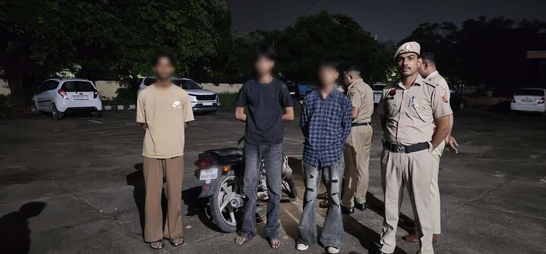 पंचकूला पुलिस ने देर रात चेकिंग के दौरान बिना हेलमेट ट्रिपलिंग कर रहे अंडरएज युवकों की बाइक का 18 हजार का काटा चालान, बाइक इंपाउंड
नाबालिगों को वाहन देने से पहले अभिभावक भी सोचें, डीसीपी अदिति सिंह ने कहा, सड़क सुरक्षा के लिए पुलिस के साथ अभिभावकों की जिम्मेदारी भी बेहद अहम
पंचकूला/ 05 सितंबर :- शहर में कानून व्यवस्था को मजबूत बनाए रखने, असामाजिक तत्वों पर प्रभावी निगरानी रखने तथा यातायात नियमों की पालना सुनिश्चित करने के लिए पंचकूला पुलिस लगातार फील्ड में सक्रिय है। पुलिस कमिश्नर आईपीएस पंकज नैन के निर्देशानुसार अब ट्रैफिक पुलिस के साथ-साथ थाना एवं चौकी स्तर की पुलिस टीमें भी नियमित रूप से नाकाबंदी और चेकिंग अभियान चलाकर संदिग्ध वाहनों एवं नियमों की अवहेलना करने वाले वाहन चालकों पर कार्रवाई कर रही हैं।
इसी अभियान के तहत देर रात थाना सेक्टर-14 की टीम ने थाना प्रभारी इंस्पेक्टर राजवीर यादव के की अगुवाई में सेक्टर-12ए स्थित हरिहर मंदिर के पास चेकिंग के दौरान एक बाइक को रुकवाया। बाइक पर तीन युवक सवार थे। जांच के दौरान सामने आया कि युवक नाबालिग/अंडरएज थे। इसके अलावा किसी के पास हेलमेट नहीं था तथा वाहन से संबंधित आवश्यक दस्तावेज भी प्रस्तुत नहीं किए गए। पुलिस टीम ने यातायात नियमों की गंभीरता को देखते हुए बाइक को 18,000 रुपये की कार्रवाई के तहत इंपाउंड कर थाना सेक्टर-14 में खड़ा करवाया।
डीसीपी पंचकूला आईपीएस अदिति सिंह ने कहा कि पंचकूला पुलिस की असामाजिक तत्वों के साथ-साथ यातायात नियमों की उल्लंघना करने वाले वाहन चालकों पर भी कड़ी नजर है। नाबालिगों द्वारा वाहन चलाना स्वयं उनके लिए और सड़क पर चलने वाले अन्य लोगों के लिए भी गंभीर जोखिम पैदा कर सकता है। उन्होंने युवाओं से अपील की कि बिना लाइसेंस वाहन न चलाएं, हेलमेट का अनिवार्य रूप से प्रयोग करें और सड़क सुरक्षा से जुड़े सभी नियमों की पालना करें। उन्होंने कहा कि पुलिस की फील्ड चेकिंग लगातार जारी रहेगी और नियमों की अनदेखी करने वालों के खिलाफ नियमानुसार सख्त कार्रवाई की जाएगी। अभिभावकों से भी अपील है कि वे अपने नाबालिग बच्चों को वाहन चलाने की अनुमति न दें और उन्हें यातायात नियमों के प्रति जागरूक करें।