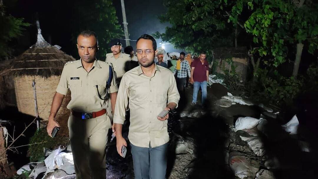 माही नदी के दायां तटबंध पर टूटान की मरम्मती एवं सुदृढ़ीकरण का कार्य युद्धस्तर पर जारी
छपरा, 5 सितंबर 2026
माही नदी के दायां तटबंध के 7.5 किलोमीटर पर उत्पन्न टूटान, जो सुबह तक 12 मीटर था, बढ़कर 18 मीटर हो गया है। टूटान स्थल पर युद्धस्तर पर सुरक्षात्मक एवं मरम्मती के कार्य किए जा रहे हैं।
जिला पदाधिकारी एवं वरीय पुलिस अधीक्षक स्वयं स्थल पर कैंप कर स्थिति की निगरानी कर रहे हैं। जल संसाधन विभाग के मुख्य अभियंता, कार्यपालक अभियंता, सहायक अभियंता सहित सभी संबंधित अधिकारी लगातार तटबंध पर उपस्थित रहकर कार्यों का पर्यवेक्षण कर रहे हैं।
प्रशासन का लक्ष्य है कि रात तक स्थिति को नियंत्रित कर लिया जाए। सभी आवश्यक संसाधन एवं मानवबल मौके पर उपलब्ध कराए गए हैं तथा कार्यों की निरंतर समीक्षा की जा रही है।
जिला प्रशासन द्वारा बाढ़ की स्थिति पर लगातार निगरानी रखी जा रही है तथा प्रभावित लोगों को आवश्यक राहत, चिकित्सा एवं अन्य सुविधाएं समयबद्ध रूप से उपलब्ध कराई जा रही हैं।
स्थिति की गंभीरता को देखते हुए जिला प्रशासन पूरी तरह अलर्ट मोड में है। सभी संबंधित विभागों एवं अधिकारियों को आवश्यक दिशा-निर्देश जारी किए गए हैं तथा राहत एवं बचाव कार्यों की निरंतर समीक्षा की जा रही है।
जिला प्रशासन द्वारा आमजन से अपील की गई है कि वे प्रशासन द्वारा जारी दिशा-निर्देशों का पालन करें, सुरक्षित स्थलों पर रहें तथा किसी भी आपात स्थिति में संबंधित पदाधिकारियों एवं नियंत्रण कक्ष से संपर्क करें।