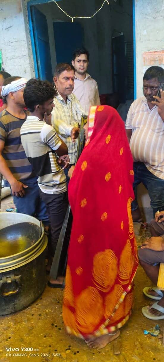 बाढ़ प्रभावितों को राहत का सहारा, कनकपुर में प्लास्टिक शीट का वितरण; तथा प्रभावित सभी क्षेत्रों में मेडिकल टीम लगातार सक्रिय
सारण जिले के बाढ़ प्रभावित क्षेत्रों में जिला प्रशासन द्वारा राहत एवं सहायता कार्य लगातार जारी है।
प्रखंड दिघवारा की ग्राम पंचायत त्रिलोकपुर के कनकपुर गांव में बाढ़ प्रभावित परिवारों के बीच प्लास्टिक शीट का वितरण किया गया।
वहीं, मेडिकल टीम द्वारा बाढ़ प्रभावित क्षेत्रों में लगातार भ्रमण कर लोगों को आवश्यक स्वास्थ्य सेवाएं एवं दवाएं उपलब्ध कराई जा रही हैं।
प्रशासन की टीमें प्रभावित क्षेत्रों में निरंतर सक्रिय रहकर लोगों की आवश्यकताओं का जायजा ले रही हैं और हरसंभव सहायता पहुंचा रही हैं।
बाढ़ प्रभावित लोगों की सुरक्षा, स्वास्थ्य एवं सुविधा जिला प्रशासन की सर्वोच्च प्राथमिकता है।