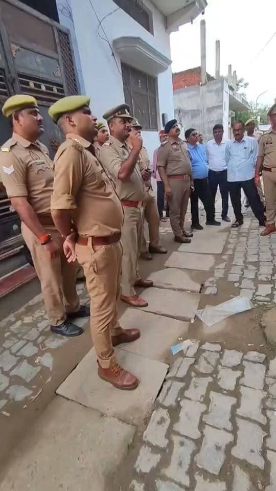 मऊ में गैंगस्टर एक्ट के अभियुक्त मसूद अख्तर उर्फ मसूद अहमद की 93.53 लाख की संपत्ति कुर्क, पत्नी शबाना बेगम के नाम था तीन मंजिला मकान
#मऊ #गैंगस्टरएक्ट #खबरेंअभीतक #KhabareAbhiTak