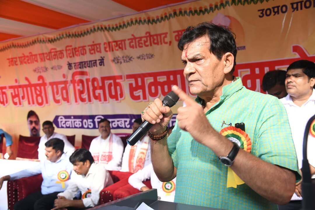 शिक्षक सम्मान ही राष्ट्र निर्माण की शक्ति का सम्मान है : श्री ए.के. शर्मा
मऊ को अब कट्टे की नहीं कंप्यूटर की जरूरत, शिक्षा की नई इबादत लिखेगी नई पीढ़ी:मंत्री श्री ए के शर्मा
हिंसा की पहचान से विकास और शिक्षा की पहचान की ओर बढ़ रहा मऊ
प्रधानमंत्री श्री नरेंद्र ने जी के "बेटी बचाओ, बेटी पढ़ाओ" अभियान ने बेटियों को दिए आगे बढ़ाने के नए अवसर
मुख्यमंत्री श्री योगी आदित्यनाथ जी के नेतृत्व में शिक्षा के क्षेत्र में हो रहे ऐतिहासिक कार्य:मंत्री श्री ए के शर्मा
मऊ, 5 सितंबर 2026
नगर विकास एवं ऊर्जा मंत्री श्री ए के शर्मा ने उत्तर प्रदेश प्राथमिक शिक्षक संघ, शाखा दोहरीघाट, मऊ द्वारा आयोजित शैक्षिक संगोष्ठी एवं शिक्षक सम्मान समारोह में मुख्य अतिथि के रूप में प्रतिभाग करते हुए शिक्षकों के योगदान को नमन किया। उन्होंने कहा कि शिक्षक समाज और राष्ट्र के निर्माण की सबसे महत्वपूर्ण कड़ी हैं। शिक्षक केवल विद्यार्थियों को शिक्षा नहीं देते, बल्कि उनके व्यक्तित्व, संस्कार, सोच और भविष्य का निर्माण करते हैं। इसलिए शिक्षक का सम्मान वास्तव में राष्ट्र निर्माण की शक्ति का सम्मान है।
श्री ए.के. शर्मा ने अपने विद्यार्थी जीवन की स्मृतियां साझा करते हुए कहा कि कक्षा 9वीं और 10वीं की पढ़ाई के दौरान डीएवी, मऊ में उन्हें अपने गुरुजनों से जो संस्कार, शिक्षा और मार्गदर्शन मिला, वह आज भी उनके जीवन में प्रेरणा का स्रोत है। इसके बाद इलाहाबाद विश्वविद्यालय में अध्ययन के दौरान भी उन्हें अनेक विद्वान गुरुजनों का सान्निध्य प्राप्त हुआ। उन्होंने कहा कि जीवन में उन्हें जो भी उपलब्धियां मिली हैं, उनमें माता-पिता के साथ-साथ गुरुजनों के आशीर्वाद, संस्कार और मार्गदर्शन की महत्वपूर्ण भूमिका रही है।
उन्होंने कहा कि प्रधानमंत्री श्री नरेंद्र मोदी जी के नेतृत्व में ‘बेटी बचाओ, बेटी पढ़ाओ’ जैसे अभियानों ने बेटियों की शिक्षा, सुरक्षा और सम्मान के प्रति समाज में सकारात्मक बदलाव लाने का कार्य किया है। आज देश की बेटियां डिफेंस, स्पेस, स्वास्थ्य, विज्ञान एवं प्रौद्योगिकी, शिक्षा, प्रशासन और खेल सहित हर क्षेत्र में अपनी प्रतिभा का प्रदर्शन कर देश का गौरव बढ़ा रही हैं। बेटियों को समान अवसर और बेहतर शिक्षा उपलब्ध कराना देश के उज्ज्वल भविष्य की आधारशिला है।
श्री ए.के. शर्मा ने कहा कि मुख्यमंत्री श्री योगी आदित्यनाथ जी के नेतृत्व में प्रदेश सरकार शिक्षा व्यवस्था को मजबूत और आधुनिक बनाने के लिए निरंतर महत्वपूर्ण निर्णय ले रही है। मिशन कायाकल्प के माध्यम से विद्यालयों में मूलभूत सुविधाओं का विकास, शिक्षामित्रों के मानदेय में वृद्धि, रसोइयों के मानदेय में वृद्धि तथा शिक्षकों के आयुष्मान कार्ड जैसी पहल शिक्षा जगत से जुड़े लोगों के हित और विद्यालयी व्यवस्था को बेहतर बनाने की दिशा में महत्वपूर्ण कदम हैं।
मऊ के बदलते स्वरूप का उल्लेख करते हुए श्री ए.के. शर्मा ने कहा कि आज मऊ को नई पहचान और नई दिशा की जरूरत है। उन्होंने कहा, “अब मऊ में कट्टे की नहीं, कंप्यूटर की जरूरत है। हिंसा की नहीं, शिक्षा और तकनीक की जरूरत है।” उन्होंने कहा कि मऊ के बच्चों के हाथों में किताब, कंप्यूटर और आधुनिक तकनीक होनी चाहिए, ताकि वे देश-दुनिया में अपनी प्रतिभा का प्रदर्शन कर सकें। उन्होंने कहा कि मऊ के बच्चों का भविष्य किताब और कंप्यूटर से बनेगा, कट्टे से नहीं। शिक्षा और तकनीक के माध्यम से मऊ के युवा नई ऊंचाइयों को प्राप्त कर सकते हैं और जनपद एवं प्रदेश को नहीं पहचान नई दिशा दे सकते हैं।
उन्होंने बताया कि जनपद में प्राथमिक विद्यालयों में फर्नीचर तथा कस्तूरबा गांधी विद्यालयों में फर्नीचर एवं अन्य आवश्यक सामग्री उपलब्ध कराने के साथ ही विद्यालयों के कायाकल्प का कार्य CSR के माध्यम से कराया गया है। उन्होंने कहा कि विद्यालयों में बेहतर वातावरण, आधुनिक सुविधाएं और गुणवत्तापूर्ण शिक्षा उपलब्ध कराने के लिए समाज के सभी वर्गों को मिलकर योगदान देना चाहिए।
कार्यक्रम में बेसिक शिक्षा अधिकारी, पूर्व जिला अध्यक्ष श्रीमती नूपुर अग्रवाल, श्री कृष्णानंद राय सहित अनेक सम्मानित अतिथि, शिक्षक एवं गणमान्य नागरिक उपस्थित रहे।