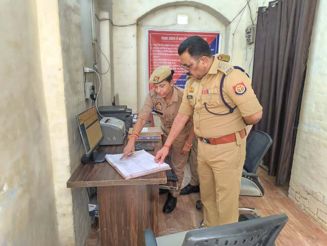 दिनांक 05.09.2026 को पुलिस अधीक्षक मऊ श्री कमलेश बहादुर द्वारा थाना मधुबन का औचक निरीक्षण किया गया तथा आवश्यक दिशा निर्देश दिये गये -
पुलिस अधीक्षक मऊ श्री कमलेश बहादुर द्वारा थाना कार्यालय के त्यौहार रजिस्टर, अपराध रजिस्टर, जनसुनवाई रजिस्टर, आदि का अवलोकन किया गया तथा अभिलेखों को ससमय अभिलेखित करने व गैंगेस्टर, गुंडा एक्ट, एचएस में त्वरित कार्यवाही हेतु निर्देशित किया गया । इस दौरान भ्रमण कर सीसीटीएनएस कार्यालय, विवेचना कक्ष, महिला हेल्प डेस्क, मालखाना, बंदीगृह, बैरक, भोजनालय, शस्त्रागार, शौचालय, थाना परिसर मे लगे कैमरो आदि का निरीक्षण किया गया तथा सर्वसम्बन्धित को आवश्यक दिशा- निर्देश दिए गए । महिला हेल्प डेस्क पर नियुक्त महिला आरक्षी से प्रार्थना पत्रों को गम्भीरतपूर्वक सुनने तथा निस्तारण के बाद नियमित फीडबैक लेने हेतु निर्देश दिए गए । साथ ही साथ थाना परिसर में भ्रमण कर साफ- सफाई इत्यादि का निरीक्षण किया गया तथा साफ सफाई उच्च स्तर का बनाये रखने हेतु थानाध्यक्ष मधुबन व अन्य अधिकारी/ कर्मचारीगण को आवश्यक दिशा निर्देश दिया गया । इस दौरान प्रभारी निरीक्षक मधुबन श्री कृष्ण कुमार गुप्ता व अन्य पुलिस बल मौजूद रहे ।
