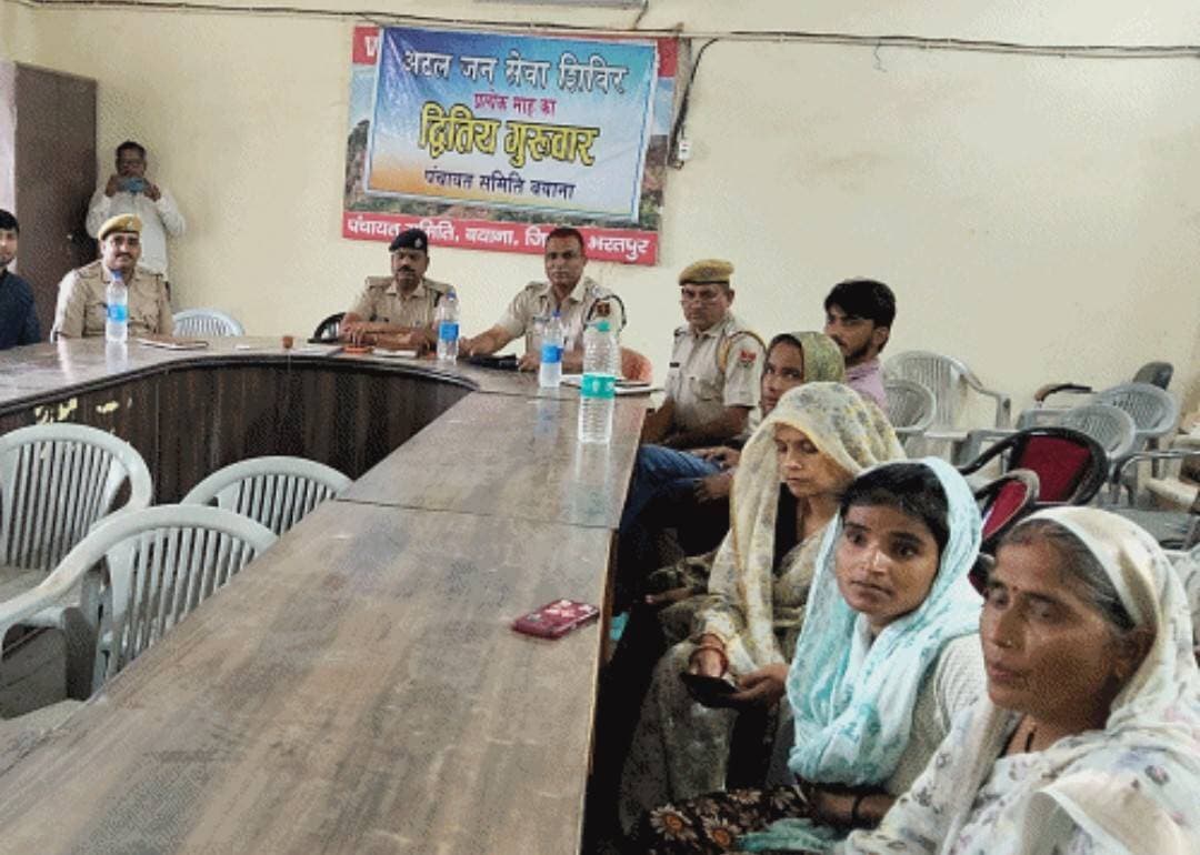#भरतपुर। राजस्थान पुलिस के डीजीपी राजीव शर्मा ने शनिवार को भरतपुर पुलिस रेंज आईजी डॉ. प्रीति चंद्रा और जिले के पुलिस अधिकारियों की मौजूदगी में वीडियो कॉन्फ्रेंसिंग के जरिए युवा सीएलजी सदस्यों से सीधा संवाद किया। बयाना पंचायत समिति सभागार में आयोजित इस वीसी के दौरान डीजीपी ने अपराधों की रोकथाम के लिए युवाओं को जागरूक करते हुए साइबर ठगी, महिला सुरक्षा और संदिग्ध गतिविधियों पर पैनी नजर रखने का आह्वान किया। उन्होंने जोर देकर कहा कि साइबर धोखाधड़ी या किसी भी गैरकानूनी हरकत की सूचना तुरंत पुलिस को दें, ताकि समय रहते ठोस कार्रवाई की जा सके। इस दौरान एएसपी रामगोपाल बसवाल, सीओ देवेंद्र जाखड़, कोतवाली थाना प्रभारी रामगिलास गुर्जर और सदर थाना प्रभारी अवतार सिंह सहित कई अधिकारी मौजूद रहे, जिन्होंने युवाओं से पुलिस का सहयोग करने की अपील की।