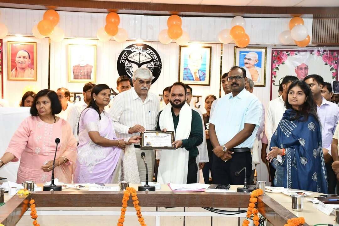 फिरोजाबाद कलेक्ट्रेट सभागार में धूमधाम से मना शिक्षक सम्मान समारोह, उत्कृष्ट शिक्षक सम्मानित
फिरोजाबाद। शिक्षक दिवस के अवसर पर आज कलेक्ट्रेट सभागार कक्ष में शिक्षक सम्मान समारोह का भव्य आयोजन किया गया।
कार्यक्रम में मुख्य अतिथि के रूप में सदर विधायक मनीष असीजा, जिलाधिकारी संतोष कुमार शर्मा, मेयर कामिनी राठौर, अपर जिलाधिकारी वित्त एवं राजस्व कल्पना जयसवाल मौजूद रहीं।
विधायक ने कहा- शिक्षकों के पास सम्मान के साथ पढ़ाने का अनूठा अवसर
इस अवसर पर बोलते हुए सदर विधायक मनीष असीजा ने कहा कि आज समाज में शिक्षकों के प्रति सम्मान और निष्ठा काफी बढ़ी है, जिसके लिए शिक्षक स्वयं बधाई के पात्र हैं। उन्होंने कहा कि अन्य पेशों और प्रशासनिक पदों के मुकाबले शिक्षकों के पास मां सरस्वती की कृपा से स्वतंत्रता और सम्मानपूर्वक अध्यापन कराने का अनूठा अवसर होता है।
जिलाधिकारी ने कहा- शिक्षण कार्य देश के भविष्य निर्माण का पवित्र दायित्व
जिलाधिकारी संतोष कुमार शर्मा ने कहा कि शिक्षण कार्य केवल एक विषय नहीं है, बल्कि देश और समाज के भविष्य का निर्माण करने का एक अत्यंत महत्वपूर्ण और पवित्र दायित्व है। उन्होंने कहा कि समारोह में दिया जाने वाला सम्मान प्रतीकात्मक है, इसके माध्यम से जनपद के सभी शिक्षकों का सम्मान निहित है। उन्होंने प्राथमिक और माध्यमिक शिक्षा को बच्चों के जीवन का फाउंडेशन स्टोन बताया।
उन्होंने शिक्षकों से अपील की कि वे विद्यालयों में बेहतर शैक्षणिक माहौल बनाएं और माननीय प्रधानमंत्री जी के संकल्प को दोहराते हुए प्रति सप्ताह 2 घंटे श्रमदान कर विद्यालय परिसर को स्वच्छ-सुंदर बनाएं। साथ ही स्मार्ट क्लास का प्रभावी उपयोग करने के लिए प्रेरित किया।
मेयर ने कहा- शिक्षक समाज के आधार स्तंभ
मेयर कामिनी राठौर ने कहा कि शिक्षक समाज के आधार स्तंभ हैं। एक वकील की गलती फाइलों में, इंजीनियर की गलती ईंट-पत्थरों में और डॉक्टर की गलती कब्रिस्तान में दब जाती है, परंतु एक शिक्षक की गलती से सभ्य समाज और सशक्त राष्ट्र बनाने में कठिनाई आती है।
इन शिक्षकों को किया गया सम्मानित:
माध्यमिक शिक्षा से डॉ. सुनील यादव (नगला पट्टी), डॉ. सीमा यादव (कोडरा), योगेंद्र सिंह (नारखी), शिवांगी लवानिया (टूंडला), यतेंद्र कुमार (उसायनी), हिमांशु शर्मा (DAV), महेश चंद दुबे, नारायण सिंह, हरेंद्र सिंह सहित
प्राथमिक शिक्षा से रश्मि सिंह (कारीखेड़ा), दीपक बंसल (सोफीपुर), अखिलेश कुमार (दिनौली गोरवा), नेहा सक्सैना (चंदवार गेट), विनोद कुमार (बहादुरपुर), मनोज कुमार (नंदनपुर), हरिप्रसाद (गढ़िया), मयंक रावत (नगला गंगी) आदि को सम्मानित किया गया।
कार्यक्रम में लखनऊ से सजीव प्रसारण भी देखा गया। इस दौरान जिला विद्यालय निरीक्षक मुदिता पांडे, जिला बेसिक शिक्षा अधिकारी अनिल कुमार सहित अन्य अधिकारी मौजूद रहे।
रिपोर्ट - कश्मीर सिंह, DDM NEWS, फिरोजाबाद
#DDMNEWS #Firozabad #ShikshakDiwas #TeachersDay #FirozabadNews #UPNews #ManishAseja #DMFirozabad
--