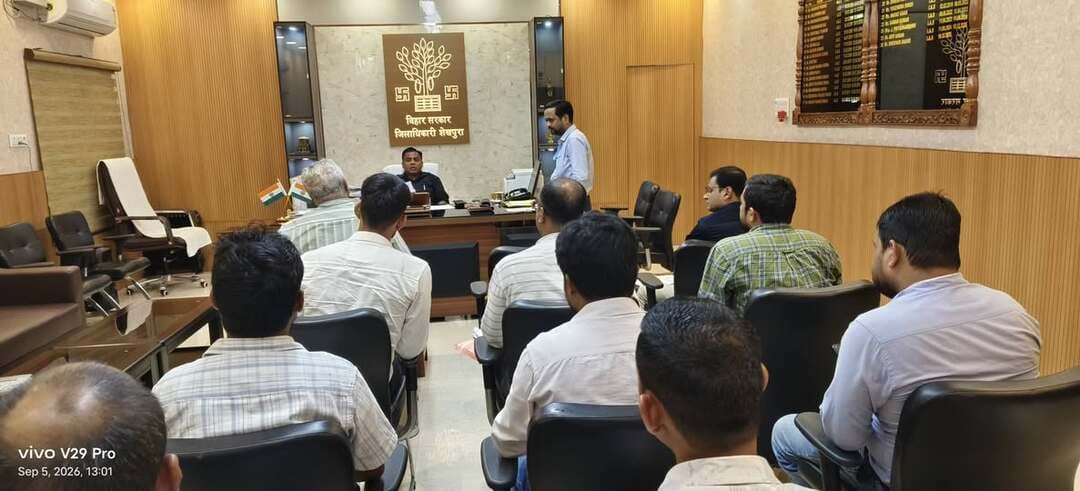 *शेखपुरा में PM मुफ्त सूर्य घर योजना की समीक्षा बैठक, लक्ष्य हासिल करने के लिए डीएम शेखर आनंद ने दिए सख्त निर्देश, कोताही बरतने पर होगी कार्रवाई*
*****************************
आज दिनांक 05 सितंबर 2026 को
समाहरणालय स्थित अपने कार्यालय प्रकोष्ठ में जिला पदाधिकारी श्री शेखर आनंद की अध्यक्षता में ‘प्रधानमंत्री मुफ्त सूर्य घर योजना’ की प्रगति को लेकर एक महत्वपूर्ण समीक्षा बैठक आयोजित की गई। बैठक का मुख्य उद्देश्य जिले में सौर ऊर्जा के उपयोग को बढ़ावा देना और निर्धारित समय सीमा के भीतर योजना के लक्ष्यों को पूरा करना था।
Information & Public Relations Department, Government of Bihar
District Administration Sheikhpura
Energy Department, Bihar
Apna Sheikhpura