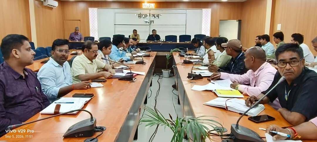 **शेखपुरा में जिला जल एवं स्वच्छता समिति की समीक्षा बैठक: कार्यों में सुस्ती पर शेखपुरा और चेवाड़ा ब्लॉक कॉर्डिनेटर से स्पष्टीकरण, स्वच्छता रैंकिंग और नल-जल गुणवत्ता पर दिए कड़े निर्देश*
*****************************
आज दिनांक 05 सितंबर 2026 को जिला पदाधिकारी श्री शेखर आनंद की अध्यक्षता में 'जिला जल एवं स्वच्छता समिति' की एक महत्वपूर्ण समीक्षा बैठक आयोजित की गई। बैठक के दौरान लोहिया स्वच्छ बिहार अभियान और पेयजल स्वच्छता से जुड़ी विभिन्न विकास योजनाओं की बिंदुवार समीक्षा की गई तथा अधिकारियों व कर्मियों को कड़े निर्देश भी दिए।
Information & Public Relations Department, Government of Bihar
District Administration Sheikhpura
Apna Sheikhpura