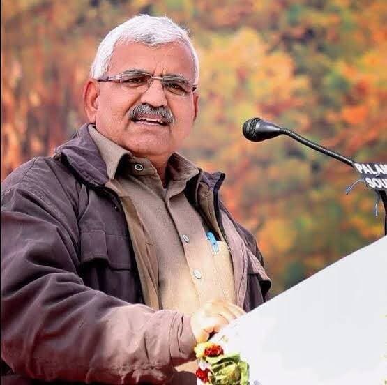 -हम भारत के लोग: संविधान का समाज को एकात्म संदेश’ पर व्याख्यान
‘-हस्तीमल व्याख्यानमाला 13 सितंबर को
- हनुमान सिंह राठौड़ करेंगे मुख्य वक्तव्य
- संविधान चित्र प्रदर्शनी एवं साहित्य रहेगा प्रमुख आकर्षण
@followers @top fans News 24 Udaipur
#udaipur #viralpost #nonfollowers
उदयपुर, 5 सितंबर। पाथेय कण संस्थान एवं विश्व संवाद केन्द्र समिति के संयुक्त तत्वावधान में हस्तीमल व्याख्यानमाला का प्रथम व्याख्यान 13 सितंबर रविवार को कार्यक्रम के सहआयोजक रवीन्द्रनाथ टैगोर आयुर्विज्ञान महाविद्यालय के मुख्य सभागार में आयोजित किया जाएगा।
भारतीय संविधान की प्रस्तावना के प्रारंभिक शब्द ‘हम भारत के लोग’ को केंद्र में रखते हुए इस व्याख्यानमाला का आयोजन किया जा रहा है। भारतीय संविधान के शब्दों ‘हम भारत के लोग’ में भारत के लोकतांत्रिक स्वरूप, सामूहिक चेतना, नागरिक दायित्व के साथ एकात्म भाव निहित है। यह व्याख्यान इन्हीं भावों को संविधान से समाज तक जोड़ते हुए व्याख्यानमाला के माध्यम से सार्थक वैचारिक संवाद की पहल है। व्याख्यान में माध्यमिक शिक्षा बोर्ड राजस्थान के अध्यक्ष हनुमान सिंह राठौड़ मुख्य वक्ता के रूप में अपने विचार रखेंगे। कार्यक्रम की अध्यक्षता पाथेय कण संस्थान के अध्यक्ष एवं हरिदेव जोशी पत्रकारिता विश्वविद्यालय के कुलगुरु प्रो. नंदकिशोर पाण्डेय करेंगे।
कार्यक्रम संयोजक विकास छाजेड़ ने बताया कि कीर्तिशेष हस्तीमल हिरण का जीवन समाज एवं राष्ट्र के प्रति समर्पण, सेवा और दायित्वबोध का प्रेरक उदाहरण रहा है। उनके जीवन में सामाजिक सरोकारों के साथ संतों एवं समाज के विभिन्न वर्गों से आत्मीय जुड़ाव रहा।
कीर्तिशेष हिरण ने अपने 75वें जन्मदिवस पर नेत्रदान एवं देहदान का संकल्प लिया था। उनके निधन के पश्चात उनके नेत्र तथा देह चिकित्सा शिक्षा एवं शोध के लिए रवीन्द्रनाथ टैगोर आयुर्विज्ञान महाविद्यालय के शरीर रचना विभाग को समर्पित किया गया। उनका यह संकल्प और उसका पालन समाज के लिए सेवा एवं सामाजिक उत्तरदायित्व की प्रेरणा है। सेवा और समर्पण की इसी भावना को व्याख्यानमाला के माध्यम से आगे बढ़ाने का प्रयास किया जा रहा है।
देहदान करने वाले परिवारों का सम्मान
आरएनटी आयुर्विज्ञान महाविद्यालय के प्रधानाचार्य एवं नियंत्रक डॉ. राहुल जैन ने बताया कि कार्यक्रम में पिछले वर्ष 2025 व 2026 में देहदान कर चुके दिवंगत व्यक्तियों के परिवारजन का सम्मान किया जाएगा। देहदान के माध्यम से चिकित्सा शिक्षा एवं समाज के लिए योगदान देने वाले इन परिवारों के प्रति कृतज्ञता व्यक्त करने के साथ ही कार्यक्रम में अंगदान एवं देहदान के प्रति जागरूकता का संदेश भी दिया जाएगा।
संविधान चित्र प्रदर्शनी और साहित्य केन्द्र
कार्यक्रम स्थल पर भारतीय संविधान पर विशेष चित्र प्रदर्शनी लगाई जाएगी। संविधान की मूल भावना एवं उसके विभिन्न पक्षों को समाज के सामने रखने वाली यह प्रदर्शनी कार्यक्रम का प्रमुख आकर्षण रहेगी। इसके साथ ही विभिन्न प्रकाशकों एवं लेखकों का साहित्य भी कार्यक्रम स्थल पर उपलब्ध रहेगा।