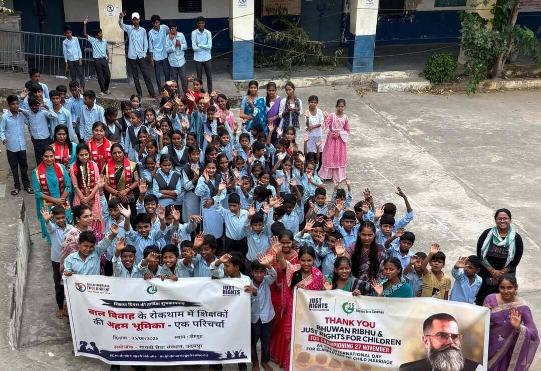 बाल विवाह को जड़ से ख़त्म करने हेतु शिक्षक की अहम भूमिका- डॉ. पंड्या
बाल विवाह के खिलाफ संयुक्त राष्ट्र का वैश्विक दिवस की घोषणा बाल विवाह मुक्त समाज की दिशा में महत्वपूर्ण क़दम- डॉ पंड्या
@followers @top fans News 24 Udaipur
#udaipur #viralpost #nonfollowers #BallVivah
उदयपुर, 5 सितम्बर। बाल विवाह के खिलाफ जमीनी अभियान चला रहे गायत्री सेवा संस्थान ने संयुक्त राष्ट्र के 27 नवंबर को ‘बाल विवाह, कम उम्र और जबरन विवाह की समाप्ति के लिए अंतरराष्ट्रीय दिवस’ घोषित करने के ऐतिहासिक कदम का स्वागत किया है। संगठन ने कहा कि यह सरकार व प्रशासन के सहयोग से देश में बाल विवाह के खिलाफ अभियान चला रहे नागरिक समाज संगठनों के देश के सबसे बड़े नेटवर्क जस्ट राइट्स फॉर चिल्ड्रेन (जेआरसी) के अथक और असाधारण प्रयासों को वैश्विक मान्यता है। गायत्री सेवा संस्थान जेआरसी का एक सहयोगी संगठन है। जेआरसी लंबे समय से इस दिवस की मांग कर रहा था। शिक्षक दिवस की पूर्व संध्या पर हुए संयुक्त राष्ट्र अधिवेशन में बाल विवाह की रोकथाम हेतु दिवस की घोषणा के उपलक्ष्य में शनिवार को शिक्षक दिवस पर जिले के जनजाति बाहुल्य खेरवाड़ा एवं झाडोल पंचायत के राजकीय उच्च माध्यमिक विद्यालय में बाल विवाह रोकने हेतु प्रयासरत शिक्षकों का सम्मान समारोह गायत्री सेवा संस्थान द्वारा आयोजित किया गया।
इस अवसर पर बाल अधिकार विशेषज्ञ एवं पूर्व सदस्य राजस्थान बाल आयोग, राजस्थान सरकार डॉ. शैलेन्द्र पण्ड्या ने कार्यक्रम को संबोधित करते हुए कहा कि भारत से उठी आवाज आज पूरी दुनिया का संकल्प बन गई है। साथ ही यह पूरे भारत के लिए भी गर्व का विषय है, क्योंकि संयुक्त राष्ट्र ने बाल विवाह के खिलाफ वैश्विक दिवस के लिए 27 नवंबर की तारीख चुनी। 2024 में इसी दिन भारत सरकार ने जस्ट राइट्स फॉर चिल्ड्रेन जैसे नागरिक समाज संगठनों को साथ लेकर ‘बाल विवाह मुक्त भारत’ अभियान की शुरुआत की थी। लेकिन यह जश्न मनाकर रुक जाने का क्षण नहीं है। संयुक्त राष्ट्र की घोषणा ने हमें गौरव दिया है। अब हमारी जिम्मेदारी है कि दुनिया के हर बच्चे को बाल विवाह मुक्त बचपन भी मिले। हमारे सामने इस संकल्प को जमीन पर उतारने की चुनौती भी है। जब तक जिले के किसी गांव का एक भी बच्चा बाल विवाह के डर में जी रहा है, तब तक हमारी लड़ाई अधूरी है। इस दिशा मे शिक्षकों की महत्वपूर्ण भूमिका है, हमे मिलकर बाल विवाह को जड़ से ख़त्म करना होगा
इस अवसर पर कार्यक्रम विद्यालय की प्रधानाचार्या नीलम ने शिक्षक दिवस से एक दिन पूर्व सयुक्त राष्ट्र द्वारा बाल विवाह की रोकथाम हेतु घोषित अंतर्राष्ट्रीय दिवस की पहल की सराहना करते हुए गायत्री सेवा संस्थान द्वारा जनजाति अंचल में बाल विवाह रोकने हेतु किए जा रहे प्रयासों की सराहना की और बच्चों को बाल विवाह से होने वाले नुक़सान से अवगत कराया।
इस अवसर पर गायत्री सेवा संस्थान के कार्यक्रम समन्वयक नितिन पालीवाल ने जानकारी देते हुए बताया कि जस्ट राइट्स फॉर चिल्ड्रेन के संस्थापक भुवन ऋभु ने बाल विवाह के खात्मे के लिए एक अलग अंतरराष्ट्रीय दिवस घोषित करने की पहल की थी। मार्च 2026 में संयुक्त राष्ट्र में भुवन ऋभु ने अपने संबोधन के दौरान कई वैश्विक नेताओं की मौजूदगी में एक बार फिर बाल विवाह के खिलाफ एक अंतरराष्ट्रीय दिवस घोषित करने के लिए प्रस्ताव लाने की बात कही। तब अफ्रीकी देश सिएरा लियोन की फर्स्ट लेडी डॉ. फातिमा मादा बायो भी मौजूद थीं, जिन्होंने इस पहल का समर्थन किया। इसके बाद सिएरा लियोन ने भारत सहित करीब 50 देशों के समर्थन वाला प्रस्ताव संयुक्त राष्ट्र महासभा में पेश किया। जिसमें 27 नवंबर को बाल विवाह समाप्त करने के लिए समर्पित वैश्विक दिवस घोषित करने की मांग थी। 4 सितंबर 2026 को संयुक्त राष्ट्र ने इस प्रस्ताव को पारित कर दिया। इस उपलक्ष्य में शिक्षक दिवस के अवसर पर बाल विवाह की रोकथाम हेतु सहयोगी शिक्षकों का संस्थान द्वारा प्रदेश के विभिन्न जिलों में कार्यक्रम आयोजित कर सम्मानित किया जा रहा है स भारत में जेआरसी अपने सहयोगी संगठनों के साथ देश के सभी 782 जिलों में बाल विवाह के खिलाफ अभियान चला रहा है। जेआरसी ने अपने सहयोगी संगठनों के साथ सरकारों और कानून-प्रवर्तन एजेंसियों के सहयोग से समुदायों, स्कूलों, पंचायतों, आदिवासी और वंचित समुदायों, महिलाओं, पुलिसकर्मियों, धर्मगुरुओं और जनप्रतिनिधियों को बाल विवाह रोकने के लिए एकजुट किया है। जेआरसी के सहयोगी संगठनों ने देश में 5,50,000 से अधिक बाल विवाह रुकवाए हैं। यह इस बात का प्रमाण है कि जब सरकार, नागरिक समाज और समुदाय मिलकर काम करते हैं, तो बाल विवाह को रोका जा सकता है और अंततः पूरी तरह समाप्त भी किया जा सकता है।
इस अवसर पर गायत्री सेवा संस्थान की परियोजना समन्वयक पायल कनेरिया ने मुहिम का प्रभाव बताते हुए बाल विवाह की दर में आई गिरावट की जानकारी दी। राष्ट्रीय परिवार स्वास्थ्य सर्वे-5 (2019-21) के अनुसार देश में 23.3 फीसदी लड़कियों की शादी 18 साल से पहले हो चुकी थी, जबकि राष्ट्रीय परिवार स्वास्थ्य सर्वे-6 (2023-24) में यह आंकड़ा घटकर 20.1 फीसदी रह गया। वहीं भारत सरकार ने 2026 तक बाल विवाह की दर को 10 फीसदी तक घटाने का लक्ष्य रखा है। केंद्र और राज्य, दोनों ही स्तरों पर लगातार किए जा रहे प्रयासों की बदौलत उम्मीद है कि 2026 खत्म होते-होते भारत में बाल विवाह की दर 15 फीसदी से भी नीचे आ जाएगी। यह 2030 तक बाल विवाह को समाप्त करने की वैश्विक प्रतिबद्धता सतत विकास लक्ष्य 5 (लैंगिक समानता) के लक्ष्य 5.3 के अनुरूप है। जिसमें बाल विवाह, कम उम्र और जबरन विवाह जैसी सभी नुकसानदेह प्रथाओं को खत्म करने की बात कही गई है।