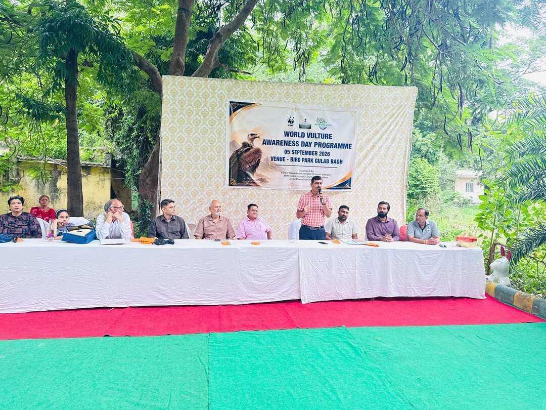 वर्ल्ड वल्चर (गिद्ध) अवेरनेस डे पर बर्ड पार्क में विभिन्न कार्यक्रम आयोजित
@followers @top fans News 24 Udaipur
#udaipur #viralpost #nonfollowers
उदयपुर, 5 सितम्बर। वन विभाग (वन्यजीव), डब्ल्यू डब्ल्यू एफ-इंडिया तथा ग्रीन पीपल सोसाइटी के संयुक्त तत्वावधान में वर्ल्ड वल्चर अवेरनेस डे-2026 के उपलक्ष्य में समारोह का आयोजन शनिवार को गुलाब बाग स्थित बर्ड पार्क में आयोजित हुआ। कार्यक्रम के मुख्य अतिथि सेवानिवृत्त मुख्य वन संरक्षक एवं सदस्य, राष्ट्रीय बाघ संरक्षण प्राधिकरण राहुल भटनागर थे। कार्यक्रम का उद्देश्य वल्चर (गिद्ध) संरक्षण के प्रति जन-जागरूकता बढ़ाना तथा समाज में वन्यजीव संरक्षण के प्रति सकारात्मक सोच विकसित करना रहा।
समारोह में उप वन संरक्षक (वन्यजीव), अनुराग कुमार भटनागर ने अतिथियों, अध्यापकों एवं विद्यार्थियों का कार्यक्रम में सहभागिता के लिए स्वागत एवं धन्यवाद किया।
इस अवसर पर भटनागर ने गिद्धों के महत्व पर प्रकाश डालते हुए उनके संरक्षण से संबंधित महत्वपूर्ण जानकारी साझा की तथा विभिन्न महत्वपूर्ण पहलुओं पर चर्चा की। कार्यक्रम के मुख्य वक्ता डॉ. सतीश कुमार शर्मा ने गिद्धों की विभिन्न प्रजातियों के महत्व के बारे में विस्तार से जानकारी दी। उन्होंने गिद्धों की अनुपस्थिति से होने वाले संभावित नुकसान तथा भविष्य में पर्यावरण में होने वाले बदलावों पर भी विस्तारपूर्वक चर्चा की। साथ ही उन्होंने विद्यार्थियों को बर्ड पार्क में मौजूद विभिन्न पक्षियों के बारे में भी विस्तृत जानकारी प्रदान की।
समापन समारोह में लगभग 180 छात्र-छात्राओं, शिक्षकों, वन विभाग के अधिकारियों एवं कार्मिकों, डब्ल्यू डब्ल्यू एफ-इंडिया के स्वयंसेवकों, ग्रीन पीपल सोसाइटी के सदस्यों तथा अन्य आमंत्रित अतिथियों ने उत्साहपूर्वक सहभागिता की।
चित्रकला प्रतियोगिता का हुआ आयोजन :
समारोह के दौरान गिद्ध संरक्षण से संबंधित विषय पर चित्रकला प्रतियोगिता का आयोजन किया गया। प्रतियोगिता में विभिन्न वर्गों के 07 प्रतिभाशाली छात्र-छात्राओं एवं ओपन क्विज प्रतियोगिता में विजयी रहे तथा 06 विद्यार्थियों को उत्कृष्ट प्रदर्शन के लिए प्रमाण-पत्र एवं मोमेंटो प्रदान कर सम्मानित किया गया। साथ ही, डब्ल्यू डब्ल्यू एफ-इंडिया के 03 स्वयंसेवकों को भी उत्कृष्ट सहयोग एवं योगदान के लिए प्रोत्साहित किया गया।
प्रतियोगिता में कक्षा 6वीं से 8वीं वर्ग में प्रथम स्थान दिव्यांश गोराना, द्वितीय स्थान गीतांजलि भुजड़ और तृतीय स्थान अफरोज ने प्राप्त किया। वहीं कक्षा 9वीं से 12वीं वर्ग में प्रथम स्थान डीप सिंह, द्वितीय स्थान पवित्रा यदुवंशी और, तृतीय स्थान ऋषभ गुप्ता ने प्राप्त किया। इसी प्रकार ओपन क्विज प्रतियोगिता कक्षा 6वीं से 8वीं वर्ग में प्रथम स्थान निलंजय, द्वितीय स्थान ईशिता वासने तथा तृतीय स्थान प्राजय राठौड़ ने प्राप्त किया। वहीं कक्षा 9वीं से 12वीं वर्ग में प्रथम स्थान सनकाशी गिधवानी, द्वितीय स्थान आदित्य नाहर तथा तृतीय स्थान माही नूर ने प्राप्त किया।