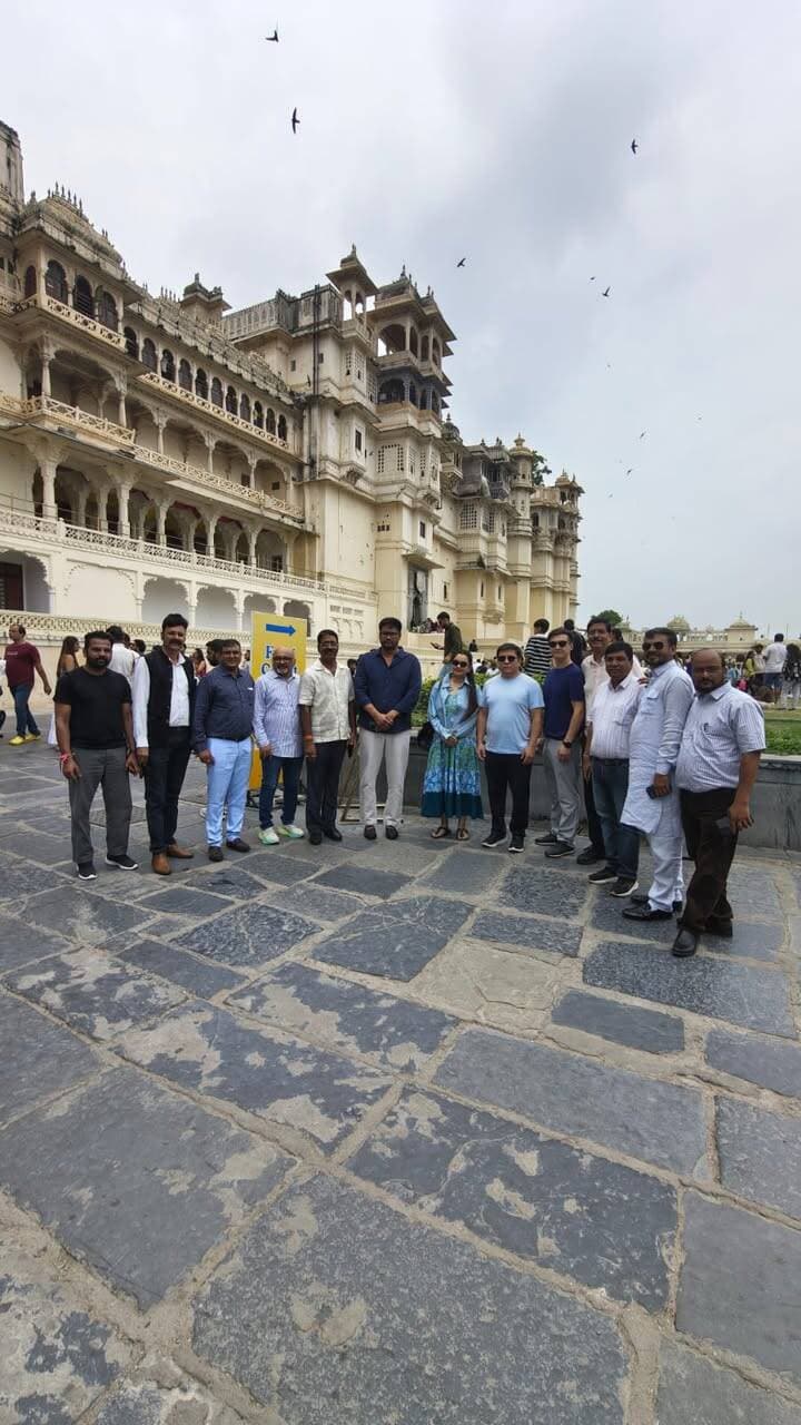 फतेहसागर झील बनी अंतरराष्ट्रीय आकर्षण का केंद्र
काजकिस्तान संघ के सेक्रेटरी जनरल अदलेट कुसमानोव व एशियन कायाकिंग अध्यक्ष प्रशान्त कुशवाह बोले, दुनिया में नहीं देखा ऐसा प्राकृतिक जलक्रीड़ा स्थल
@followers @top fans News 24 Udaipur
#fatehsagarlake #udaipur #viralpost #nonfollowers
उदयपुर, 5 सितम्बर। झीलों की नगरी उदयपुर को अंतरराष्ट्रीय जलक्रीड़ा हब के रूप में स्थापित करने की दिशा में एक ऐतिहासिक पहल करते हुए एशियन एवं भारतीय कायाकिंग एवं कैनोईंग संघ के अध्यक्ष प्रशान्त कुशवाह के नेतृत्व में एक उच्चस्तरीय अंतरराष्ट्रीय प्रतिनिधिमंडल उदयपुर पहुंचा। राजस्थान कायाकिंग एवं कैनोईंग संघ के चेयरमैन चन्द्रगुप्त सिंह चौहान ने बताया की प्रतिनिधिमंडल में कजाकिस्तान कायाकिंग एवं कैनोईंग संघ के सेक्रेटरी जनरल अदलेट कुसमानोव, एशियन कैनो कंफेडरेशन की चीफ एडवाइजर स्नेह निगम, मिस्टर ऐडर सहित एशियाई एवं भारतीय कायाकिंग-कैनोईंग क्षेत्र के वरिष्ठ पदाधिकारी और विशेषज्ञ शामिल रहे। उदयपुर एयरपोर्ट पर संघ के पदाधिकारियों ने सभी अतिथियों का पारंपरिक राजस्थानी अंदाज में भव्य स्वागत किया।
अध्यक्ष भगवान स्वरूप वैष्णव ने बताया कि यह दौरा केवल औपचारिक नहीं बल्कि उदयपुर को एशिया के प्रमुख जलक्रीड़ा केंद्र के रूप में विकसित करने की रणनीति का हिस्सा है। प्रतिनिधिमंडल ने फतेहसागर झील स्थित कायाकिंग प्रशिक्षण केंद्र का दौरा कर वहां की प्राकृतिक एवं तकनीकी परिस्थितियों का अवलोकन किया।
फतेहसागर झील से अभिभूत हुए अंतरराष्ट्रीय विशेषज्ञ
एशियन एवं भारतीय कायाकिंग-कैनोईंग संघ के अध्यक्ष प्रशान्त कुशवाह ने फतेहसागर झील का निरीक्षण करने के बाद कहा कि उन्होंने विश्व के अनेक देशों में आयोजित अंतरराष्ट्रीय प्रतियोगिताओं में भाग लिया है और विभिन्न खेल स्थलों का मूल्यांकन किया है, लेकिन फतेहसागर झील जैसी प्राकृतिक सुंदरता एवं प्रतियोगिताओं के लिए इतनी उपयुक्त जल संरचना कहीं देखने को नहीं मिली। कजकिस्तान संघ के सेक्रेटरी जनरल ने कहा कि फतेहसागर झील प्रकृति का अनमोल उपहार है। यदि राजस्थान सरकार एवं स्थानीय प्रशासन समन्वित प्रयास करें तो निकट भविष्य में यहां एशियाई तथा अंतरराष्ट्रीय स्तर की कैनो स्प्रिंट प्रतियोगिताओं का सफल आयोजन संभव है। इससे उदयपुर वैश्विक जलक्रीड़ा मानचित्र पर एक नई पहचान स्थापित करेगा।
राजस्थान कायाकिंग एवं कैनोईंग संघ का पंजीकरण अब भी लंबित, खिलाड़ी हो रहे प्रभावित
राजस्थान कायाकिंग एवं कैनोईंग संघ के सचिव दिलीप सिंह चौहान ने बताया कि उदयपुर के कई खिलाड़ी राष्ट्रीय एवं अंतरराष्ट्रीय स्तर पर भारत का प्रतिनिधित्व कर चुके हैं। हाल ही में हर्षवर्धन शक्तावत का चयन जापान में आयोजित होने वाली एशियाई प्रतियोगिता के लिए हुआ है, जो प्रदेश के लिए गर्व की बात है। इसके बावजूद संघ का पंजीकरण आज तक राजस्थान राज्य क्रीड़ा परिषद में नहीं हो सका है। संघ द्वारा कई बार प्रस्ताव एवं प्रार्थना पत्र भेजने के बावजूद प्रक्रिया लंबित है। पंजीकरण नहीं होने से खिलाड़ियों को राष्ट्रीय प्रतियोगिताओं में अपने खर्च पर भाग लेना पड़ता है तथा खेल संसाधनों की भी कमी बनी हुई है। श्री चौहान ने कहा कि वर्तमान में सभी खेल संघों के लिए राज्य क्रीड़ा परिषद में पंजीकरण अनिवार्य है। ऐसे में लगातार प्रयासों के बावजूद पंजीकरण नहीं हो पाना अत्यंत दुर्भाग्यपूर्ण है। उन्होंने राज्य सरकार एवं क्रीड़ा परिषद से खिलाड़ियों के हित में शीघ्र पंजीकरण की मांग की है, ताकि उन्हें बेहतर सुविधाएं, आर्थिक सहयोग और अधिक अवसर प्राप्त हो सकें।
ड्रैगन बोट लीग और एशियाई प्रतियोगिताओं के आयोजन पर चर्चा
संघ के सचिव दिलीप सिंह चौहान ने बताया कि एयरपोर्ट स्वागत के बाद प्रतिनिधिमंडल को चिकलवास स्थित द बिलेठा बाग में ठहराया गया, जहां भारतीय ड्रैगन बोट चेयरमैन दिलीप सिंह चौहान और एशियन कैनो फेडरेशन के अध्यक्ष प्रशान्त कुशवाह के बीच महत्वपूर्ण चर्चा हुई। बैठक में भविष्य में उदयपुर में आई पी एल की तर्ज पर उदयपुर मे भारतीय ड्रैगन बोट लीग आयोजित किया जायेगा साथ ही 2027 मे एशियाई स्तर की कायाकिंग एवं कैनोईंग प्रतियोगिताओं के आयोजन का प्रस्ताव भी रखा गया।
’भारत-कजाकिस्तान के खिलाड़ियों के बीच होगा खेल आदान-प्रदान’
बैठक के दौरान भारतीय ड्रैगन बोट चेयरमैन दिलीप सिंह चौहान, कजाकिस्तान के महासचिव अदलेट कुसमानोव एवं एशियन कायाकिंग एवं कैनोईंग संघ के अध्यक्ष प्रशान्त कुशवाह के बीच इस खेल के विकास को लेकर महत्वपूर्ण सहमति बनी और तय किया गया कि भविष्य में कजाकिस्तान के खिलाड़ी प्रशिक्षण एवं प्रतियोगिताओं के लिए उदयपुर आएंगे तथा भारतीय (उदयपुर) खिलाड़ियों को भी कजाकिस्तान भेजा जाएगा, जिससे तकनीकी ज्ञान और खेल अनुभव का आदान-प्रदान हो सके।
’कजाकिस्तान प्रतिनिधिमंडल ने सराही उदयपुर की मेहमाननवाजी’
कजाकिस्तान कायाकिंग एवं कैनोईंग संघ के महासचिव अदलेट कुसमानोव व अन्य सदस्यों ने उदयपुर की मेहमाननवाजी की प्रशंसा करते हुए कहा कि उन्होंने उदयपुर और इसकी झीलों के बारे में बहुत सुना था, लेकिन यहां आकर इसकी प्राकृतिक भव्यता को करीब से देखने का अवसर मिला। उन्होंने कहा कि उदयपुर अंतरराष्ट्रीय जलक्रीड़ा प्रतियोगिताओं के लिए आदर्श स्थल के रूप में उभर सकता है।
’खेल पर्यटन और स्थानीय अर्थव्यवस्था को मिलेगा नया आयाम’
संघ के ड्रैगन बोट चेयरमैन अजय अग्रवाल ने कहा कि राजस्थान कायाकिंग एवं कैनोईंग संघ उदयपुर में अंतरराष्ट्रीय प्रतियोगिताओं के आयोजन के लिए पूरी तरह प्रतिबद्ध है। उन्होंने बताया कि उदयपुर में पूर्व में खेलो इंडिया यूनिवर्सिटी गेम्स के तहत कायाकिंग एवं कैनोईंग प्रतियोगिताओं का सफल आयोजन हो चुका है तथा राष्ट्रीय और अंतरराष्ट्रीय विशेषज्ञों ने फतेहसागर झील को विश्वस्तरीय प्रतियोगिताओं के लिए उपयुक्त माना है।
संघ के कैनो स्प्रिंट चेयरमैन दीपक गुप्ता ने बताया कि आगामी दिनों में अंतरराष्ट्रीय प्रतिनिधिमंडल उदयपुर की विभिन्न झीलों का विस्तृत तकनीकी एवं भौगोलिक अध्ययन करेगा। वहीं कैनो स्लालम चेयरमैन तुषार मेहता ने विश्वास व्यक्त किया कि सभी आवश्यक मानक पूरे होने पर भविष्य में उदयपुर नियमित रूप से अंतरराष्ट्रीय कायाकिंग एवं कैनोईंग प्रतियोगिताओं की मेजबानी करेगा। उन्होंने कहा कि इससे न केवल खिलाड़ियों को वैश्विक मंच मिलेगा, बल्कि पर्यटन, रोजगार, निवेश और स्थानीय अर्थव्यवस्था को भी नई गति मिलेगी। प्रतिनिधिमंडल ने सिटी पैलेस का भी भ्रमण किया।
उदयपुर एयरपोर्ट पर आयोजित स्वागत समारोह में चन्द्रगुप्त सिंह चौहान, भगवान स्वरूप वैष्णव, दिलीप सिंह चौहान, महेश पिंपलकर, दीपक गुप्ता, कमलेश हाथी, नवल सिंह चूंडावत, भूपेन्द्र सिंह चौहान, रणवीर सिंह राणावत सहित अनेक पदाधिकारी, खेल विशेषज्ञ और खेल प्रेमी उपस्थित रहे।