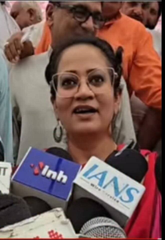 कांग्रेस व हुड्डा पर स्वास्थ्य मंत्री आरती राव का तंज....4
चरखी दादरी पहुंचने पर पत्रकारों के सवालों पर दिया जवाब !