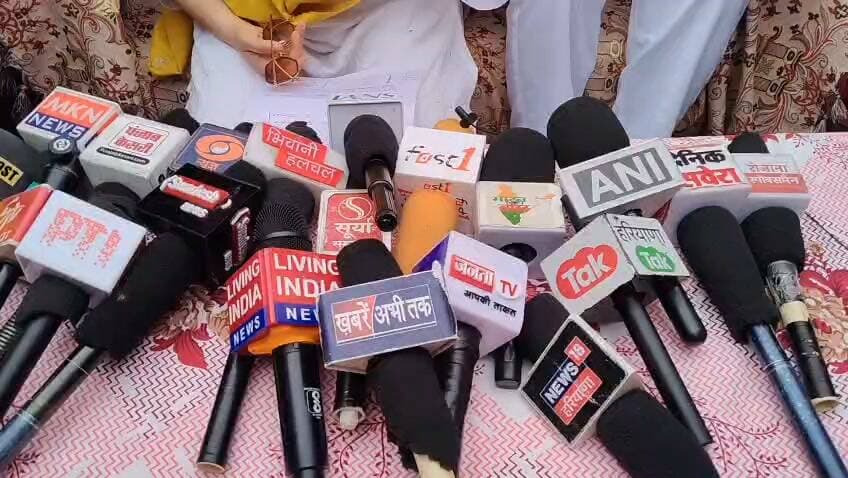 सिंचाई मंत्री श्रुति चौधरी के बड़े ऐलान के बाद जमालपुर में 71वें दिन किसानों का धरना स्थगित।
भुरटाना और सुंदर ब्रांच के जीर्णोद्धार के ऐलान से किसानों का विरोध टला।
• भुरटाना ब्रांच के जीर्णोद्धार पर ₹211 करोड़ और सुंदर ब्रांच पर ₹185 करोड़ होंगे खर्च।
• ₹5700 करोड़ के वर्ल्ड बैंक मेगा प्रोजेक्ट से हरियाणा के नहरी ढांचे का होगा कायाकल्प।
• नहरों की क्षमता बढ़ाकर खेतों के अंतिम छोर यानी टेल तक पहुंचेगा नहरी पानी।
• सिंचाई मंत्री श्रुति चौधरी बोलीं—किसानों को पर्याप्त नहरी पानी उपलब्ध करवाना सरकार की प्राथमिकता।
• कर्मचारियों की मांगों को लेकर भी सरकार संवेदनशील—अधिकांश मांगें मानी गईं।
• कर्मचारियों की शेष मांगों पर भी सरकार सकारात्मक रुख के साथ कर रही है विचार।
• जमालपुर धरना स्थल पर पहुंचकर सिंचाई मंत्री श्रुति चौधरी ने किसानों से की बातचीत और मीडिया से भी की वार्ता।
• मंत्री के आश्वासन के बाद 71 दिन से जारी धरना किसानों ने किया स्थगित।
• किसान नेताओं का ऐलान—कल बवानी खेड़ा में मुख्यमंत्री की रैली के दौरान अब किसान विरोध प्रदर्शन नहीं करेंगे।
