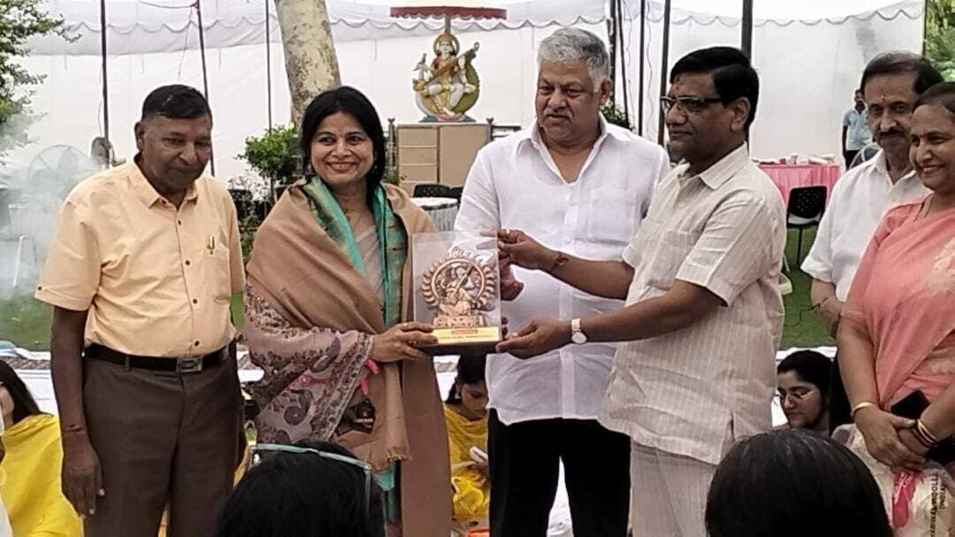 आदर्श महिला महाविद्यालय में जन्माष्टमी एवं शिक्षक दिवस पर कार्यक्रम आयोजित
शिक्षक अपने ज्ञान से विद्यार्थियों को बनाते है जिम्मेदार नागरिक: शिवरत्न गुप्ता
धार्मिक एवं शैक्षणिक मूल्यों का समन्वय सर्वांगीण विकास के लिए आवश्यक: अशोक बुवानीवाला
भिवानी। जिस प्रकार सोने को तपाकर उसे आभूषण का रूप दिया जाता है, उसी प्रकार शिक्षक अपने ज्ञान, अनुभव, त्याग और समर्पण से विद्यार्थियों के व्यक्तित्व को निखारकर उन्हें देश का जिम्मेदार नागरिक बनाते हैं। ये उद्गार आज आदर्श महिला महाविद्यालय में श्रीकृष्ण जन्माष्टमी एवं शिक्षक दिवस के अवसर पर आयोजित समारोह के दौरान वैश्य महाविद्यालय ट्रस्ट के प्रधान अधिवक्ता शिवरत्न गुप्ता ने कहे। कार्यक्रम का शुभारंभ विधिवत हवन-यज्ञ के साथ हुआ, जिसमें महाविद्यालय प्रबंधन, प्राचार्या, प्राध्यापिकाओं एवं छात्राओं ने आहुति डालकर सुख-शांति, समृद्धि एवं विश्व कल्याण की कामना की। हवन पश्चात अपना संबोधन देते हुए शिवरत्न गुप्ता ने कहा कि शिक्षक केवल किताबी ज्ञान नहीं देते, बल्कि संस्कार, अनुशासन, नैतिकता और जीवन की सही दिशा प्रदान करते हैं। वास्तव में राष्ट्र का भविष्य कक्षाओं में तैयार होता है और उस भविष्य को आकार देने वाला सबसे महत्वपूर्ण शिल्पकार शिक्षक ही होता है।
महाविद्यालय प्रबंध समिति के महासचिव अशोक बुवानीवाला ने अपने संबोधन में कहा कि धार्मिक एवं शैक्षणिक मूल्यों का समन्वय विद्यार्थियों के सर्वांगीण विकास के लिए आवश्यक है। भारतीय संस्कृति में गुरु का स्थान सदैव सर्वोच्च रहा है। गुरु अपने ज्ञान और अनुभव से विद्यार्थियों को सही दिशा प्रदान करता है। उन्होंने कहा कि शिक्षक विद्यार्थियों के व्यक्तित्व निर्माण में महत्वपूर्ण भूमिका निभाते हैं और उनके संस्कार, ज्ञान तथा सोच को दिशा प्रदान करते हैं। उन्होंने कहा कि जन्माष्टमी का पर्व हमें प्रेम, सद्भाव, सत्य और कर्तव्यनिष्ठा का संदेश देता है। भगवान श्रीकृष्ण के आदर्शों को अपने व्यवहार में उतारना ही उनके प्रति सच्ची श्रद्धा है।
महाविद्यालय की प्राचार्या डॉ. अलका मित्तल ने कहा कि जन्माष्टमी हमें भगवान श्रीकृष्ण के जीवन से कर्म, कर्तव्य और धर्म के मार्ग पर आगे बढ़ने की प्रेरणा देती है। उन्होंने कहा कि श्रीकृष्ण का संदेश आज भी उतना ही प्रासंगिक है, क्योंकि उन्होंने जीवन की कठिन परिस्थितियों में भी सकारात्मक सोच के साथ अपने कर्तव्य का निर्वहन करने की सीख दी। उन्होंने शिक्षक दिवस की शुभकामनाएं देते हुए कहा कि एक शिक्षक केवल पाठ्यक्रम नहीं पढ़ाता, बल्कि विद्यार्थी के व्यक्तित्व और भविष्य का निर्माण करता है।
इस अवसर पर सुंदरलाल अग्रवाल, पवन केडिया, सुरेश दुरालिया, कमलेश चैधरी, जगत नारायण भारद्वाज, हरिश हालवासिया अधिवक्ता नीरज अग्रवाल, नरेश तंवर, राधेध्याम बुवानीवाला सहित अनेक गणमान्य व्यक्ति उपस्थित रहे।
बाॅक्सः-
इस अवसर पर महाविद्यालय की दो प्राध्यापिकाओं डॉ. नूतन शर्मा एवं डॉ. सुचेता सोनी को उनके उत्कृष्ट शिक्षण एवं विद्यार्थियों के मार्गदर्शन में उल्लेखनीय योगदान के लिए सम्मानित किया गया। महाविद्यालय के प्रति उनकी निरंतर सेवाओं एवं समर्पण की सराहना करते हुए उन्हें सम्मान प्रदान किया गया।