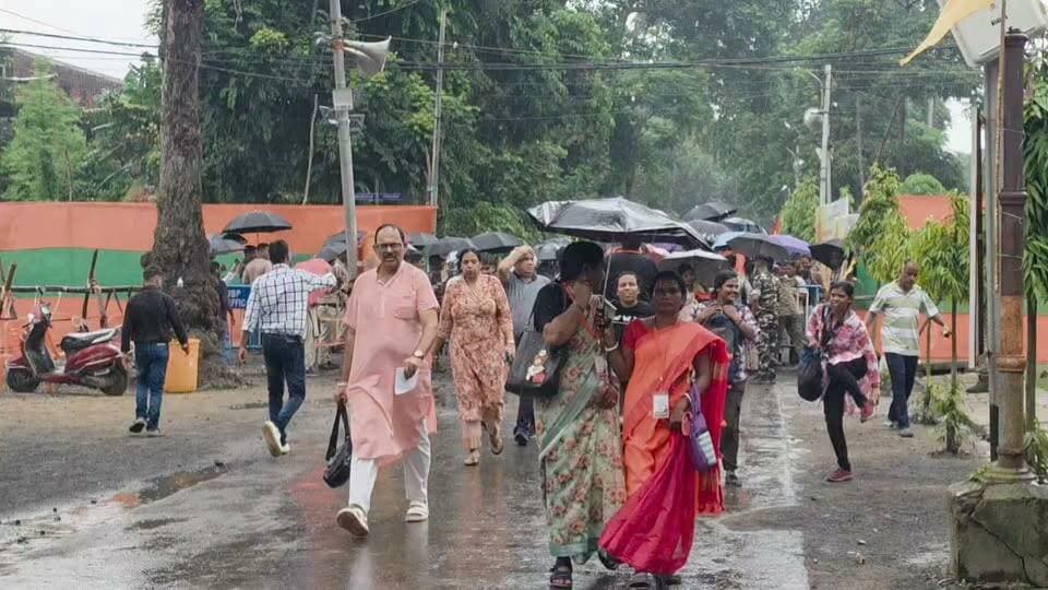 पश्चिम बंगाल के हावड़ा के लिलुआ वर्क शॉप मैदान में हनुमत कथा के दूसरे दिन उमड़ा भक्तो का सैलाब, गिरते पानी में बारिश में भीगते हुए बागेश्वर धाम सरकार के भक्त पहुचे देश के अलग अलग कोने से , बाबा की कथा के दौरान भक्तो की आस्था, हिंदुत्व देखने को मिल रही है।