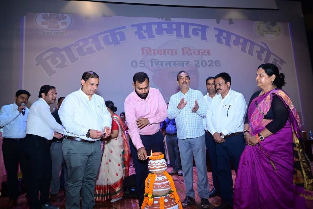 *प्रेस विज्ञप्ति*
*मोतिहारी, 05 सितम्बर 2026*
जिलाधिकारी, पूर्वी चम्पारण, मोतिहारी श्री सौरभ सुमन यादव की अध्यक्षता में शिक्षक दिवस समारोह का भव्य आयोजन
आज दिनांक 05.09.2026 को शिक्षक दिवस के अवसर पर जिलाधिकारी, पूर्वी चम्पारण की अध्यक्षता में जिला स्तरीय शिक्षक दिवस समारोह का आयोजन महात्मा गांधी प्रेक्षा गृह, मोतिहारी में विधिवत रूप से किया गया।
कार्यक्रम का शुभारंभ जिलाधिकारी , जिला सहायक समाहर्ता एवं जिला शिक्षा पदाधिकारी के संयुक्त रूप से दीप प्रज्ज्वलन एवं भारत के पूर्व राष्ट्रपति डॉ. सर्वपल्ली राधाकृष्णन के चित्र पर माल्यार्पण के साथ किया गया।
इस अवसर पर जिलाधिकारी महोदय ने सभी शिक्षकों को शिक्षक दिवस की हार्दिक बधाई एवं शुभकामनाएं दी। उन्होंने अपने संबोधन में कहा कि शिक्षक ही समाज के वास्तविक निर्माता हैं। शिक्षकों के सम्मान और शिक्षा की गुणवत्ता में सुधार जिला प्रशासन की सर्वोच्च प्राथमिकता है। उन्होंने मंच से अपने शिक्षकों को याद किया, साथ ही हिंदी एवं अंग्रेजी के अपने शिक्षकों के प्रति कृतज्ञता प्रकट किया। उन्होंने जिले के उत्कृष्ट कार्य करने वाले शिक्षकों, पी बी एल में शानदार प्रदर्शन करने वाले शिक्षकों, एफ एल एन में बेहतर कार्य करने वाले कुल 74शिक्षकों को प्रशस्ति पत्र, अंगवस्त्र एवं मोमेंटो देकर सम्मानित किया।
समारोह में जिला शिक्षा पदाधिकारी, जिला कार्यक्रम पदाधिकारी, प्रखंड शिक्षा पदाधिकारी सहित जिले के सैकड़ों सेवानिवृत्त एवं कार्यरत शिक्षक-शिक्षिकाएं उपस्थित थे।
Information & Public Relations Department, Government of Bihar Bihar Education Department