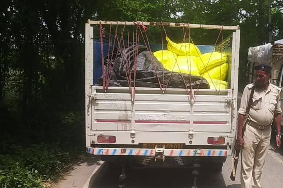 बनकटवा प्रखंड अंतर्गत जितना थाना बल द्वारा संध्या गस्ती के दौरान लगभग 07.30 बजे मोटरसाईकिल पर दले एक व्यक्ति के द्वारा चार बैग यूरिया सैनिक रोड के समीपम से पकड़ा गया। पकड़े गये व्यक्ति का नाम विकेश कुमार पिता-श्री जग्रनाथ राय, उम्र 21 वर्ष, साकिन-अगरवा, प्रखंड-बनकटवा बताया गया। साथ ही दिनांक 02.09.2026 को जितना थाना बल द्वारा सुबह 08.00 बजे क्षेत्र भ्रमण के दौरान जगिराहां रोड छठवा घाट के रास्त में दो मोटरसाईकिल एवं 13 बैग यूरिया उर्वरक घोड़ासहन के तरह से आ रहा था। पुलिस बल को देखते ही दो व्यक्ति उर्वरक फेंक कर भागने में सफल रहा तथा दो व्यक्ति चार-चार बैग यूरिया एवं मोटरसाईकिल के साथ पकड़ा गया। पकड़े गये व्यक्ति कानाम गुप्ता कुमार, पिता-नागेंद्र प्रसाद यादव, उम्र 19 वर्ष साकिन-अगरवा, प्रखंड-बनकटवा तथा आकाश कुमार यादव, पिता-हिरालाल प्रसाद, उम्र 20 वर्ष, साकिन-अगरवा, प्रखंड-बनकटवा है। पकड़े गये तीनों व्यक्ति में से किसी व्यक्ति द्वारा बिल नहीं दिखा गया। ऐसा प्रतीत होता है कि उक्त उर्वरक कालाबाजारी की नियत से ले जाया जा रहा था। उक्त तीनों व्यक्तियों के विरूद्ध उर्वरक निरीक्षक-सह-कृषि समन्वयक द्वारा जितना थाना में प्राथमिकी दर्ज कराई गई है। दर्ज प्राथमिकी दर्ज के आधार पर पुलिस के स्तर से अग्रेतर कार्रवाई की जा रही है।
दिनांक 01.09.2026 को करीब 06.00 बजे अपराह्न थानाध्यक्ष गोविंदगंज द्वारा प्रखंड कृषि पदाधिकारी को सूचना दिया गया कि एक पिकअप गाड़ी लदे 66 बैग यूरिया को पकड़ कर थाना में लगाया गया है। प्राप्त सूचना के आलोक में प्रखंड कृषि पदाधिकारी एवं संबंधित उर्वरक निरीक्षक -सह- कृषि समन्वयक द्वारा लदे खाद का जांच किया गया। जांच के क्रम में पाया गया कि उक्त यूरिया इंडोरामा कंपनी का है। वाहन चालक श्री दीपक कुमार, पिता-जय किशोर चैधरी, ग्राम-सलहां, थाना-गोविन्दगंज, पूर्वी चम्पारण द्वारा कोई वैध बिल नहीं दिखाया गया। वाहन चालक द्वारा बताया गया कि उक्त खाद मे0 दुर्गा कृषि केंद्र, प्रो0-श्री लाल बाबू प्रसाद, पिता-श्री महंथ प्रसाद, ग्राम-सलहां, प्रखंड-अरेराज का है। कृषि समन्वयक -सह- उर्वरक निरीक्षक द्वारा वाहन चालक श्री दीपक कुमार, पिता-जय किशोर चैधरी, ग्राम-सलहां, प्रखंड-अरेराज एवं मे0 दुर्गा कृषि केंद्र के प्रोपराईटर श्री लालबाबू प्रसाद के विरूद्ध गोविन्दगंज थाना में प्राथमिकी दर्ज कराई गई है। जप्त उर्वरक को मे0 भगवान इंटरप्राईजेज, प्रखंड-अरेराज को जिम्मेनामा पर उपलब्ध कराया गया है।
Information & Public Relations Department, Government of Bihar Department of Agriculture, Government of Bihar