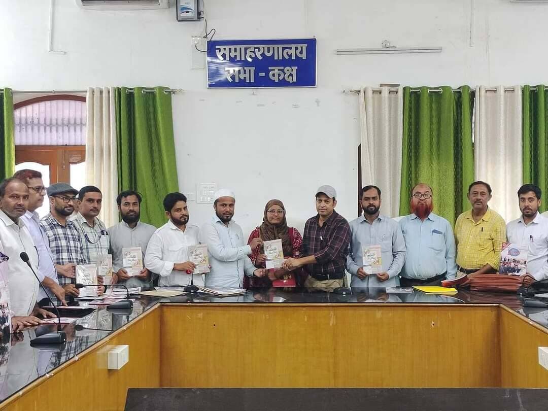 आज दिनांक 05.09.2026 को उर्दू भाषा के प्रचार-प्रसार से संबंधित मासिक समीक्षात्मक बैठक, मो0 साजिद, प्रभारी पदाधिकारी जिला उर्दू भाषा कोषांग-सह-सहायक निदेशक जिला अल्पसंख्यक कल्याण मोतिहारी की अघ्यक्षता में डा0 राधा कृष्ण भवन मोतिहारी में हुई। प्रभारी पदाधिकारी द्वारा निदेेश दिया गया कि प्रत्येक मासिक बैठक में सभी उर्दू कर्मी सभी वांछित प्रतिवेदन के साथ ससमय अपनी उपस्थिति सुनिश्चित करेंगे। विलम्ब से आने वाले या बिना पूर्व सूचना एवं अनुमति के अनुपस्थित कर्मियों के विरुद्ध नियमानुकूल कार्रवाई की जायेगी।
2. प्रभारी पदाधिकारी द्वारा सभी उर्दू कर्मियों को निदेशित किया गया कि अपने-अपने क्षेत्र अंतर्गत अल्पसंख्यक कल्याण विभाग का एक महत्वपूर्ण योजना मुख्यमंत्री विद्यार्थी प्रोत्साहन योजना 2026 के अंतर्गत जिन संस्थानों द्वारा अबतक INO Registration नहीं कराया गया है। उनसे अनुरोध कर उनका निबंधन कराना सुनिश्चित करें एवं अपने क्षेत्र अंतर्गत सभी योग्य अल्पसंख्यक विद्यार्थियों का मुख्यमंत्री अल्पसंख्यक विद्यार्थी योजना के लिए आॅनलाईन आवेदन कराने का प्रयास करें।
3. सभी उपस्थित उर्दू कर्मी से मासिक प्रगति प्रतिवेदन की मांग की गई। संबधित उर्दू कर्मियों द्वारा उनके प्रतिवेदन में दर्ज किये गये प्रविष्टि की समीक्षा की गई। समीक्षा के क्रम में सभी कर्मियों को निदेश दिया गया कि सभी उर्दू कर्मी अपने अपने क्षेत्र में उर्दू के प्रचार-प्रसार तथा आम जन के बीच उर्दू भाषा के प्रयोग को प्रोत्साहित करने का प्रयास करें। इसी क्रम में श्रीमति आशा कुमारी सहायक उर्दू अनुवादक प्रखंड कार्यालय मधुबन को प्रभारी पदाधिकारी द्वारा प्रोत्साहित किया गया कि श्रीमति कुमारी की इस क्षेत्र में भागीदारी समाज में उर्दू की प्रचार-प्रसार हेतु आकर्षण का स्त्रोत बन सकता है। तथा सभी कर्मियों विशेष कर श्रीमति कुमारी की दायित्व बनता हैं कि समाज के हर वर्ग में उर्दू की प्रचार-प्रसार हेतु प्रयास करें।
4. प्रभारी पदाधिकारी ने सभी उर्दू कर्मी से उनके कार्यालय में कार्यालय का नाम, पदाधिकारी का नाम-पट्ट आदि उर्दू में प्रदर्शित किये जाने के संबंध में समीक्षा किया। सभी उपस्थित कर्मी को यह निदेश दिया गया कि कार्यालय में सभी पदाधिकारियों इत्यादि का नाम उर्दू में प्रदर्शित किया जाए यदि किन्ही का स्थानान्तरण भी होता है तो नए नाम पट्ट को उर्दू में प्रदर्शित करना सुनिश्चित किया जाए।
5. सप्ताहिक विद्यालय भ्रमण की समीक्षा के क्रम में यह देखा गया कि कतिपय कर्मियों द्वारा विद्यालय भ्रमण में कमी आई है तथा ऐसे कर्मियों को प्रभारी पदाधिकारी द्वारा विद्यालय भ्रमण को यथावत करने हेतु सख्त निर्देश दिया गया एवं इसकी पुनरावृर्ति होने पर कार्रवाई की चेतावनी दी गई।
6. सभी उर्दू कर्मी को निदेशित किया गया कि वितीय वर्ष 2026-27 का बजट प्राक्कलन विहित प्रपत्र में तैयार कर जिला स्थापना उप समाहर्ता, पूर्वी चम्पारण मोतिहारी को उपलब्ध कराना सुनिश्चित करे तथा प्रतिलिपि जिला उर्दू भाषा कोषांग पूर्वी चम्पारण, मोतिहारी को भी दंे।
7. सभी कर्मियों को निदेश दिया गया कि विभागीय निदेशानुसार अपने नियंत्री पदाधिकारी से समन्वय स्थापित कर अपने अपने क्षेत्र में उर्दू के प्रचार-प्रसार तथा आम जन के बीच उर्दू भाषा के प्रयोग को प्रोत्साहित करने का प्रयास करें।
अंत में धन्यवाद ज्ञापन करते हुए शुभकामनाओं के साथ सभी उपस्थित कर्मियों के बीच उर्दू पत्रिका उर्दू दुनिया , बच्चों की दुनिया एवं ख्वातीन ए दुनिया कि तकसीम करते हुए बैठक की कार्यवाही समाप्त की गई।
Information & Public Relations Department, Government of Bihar