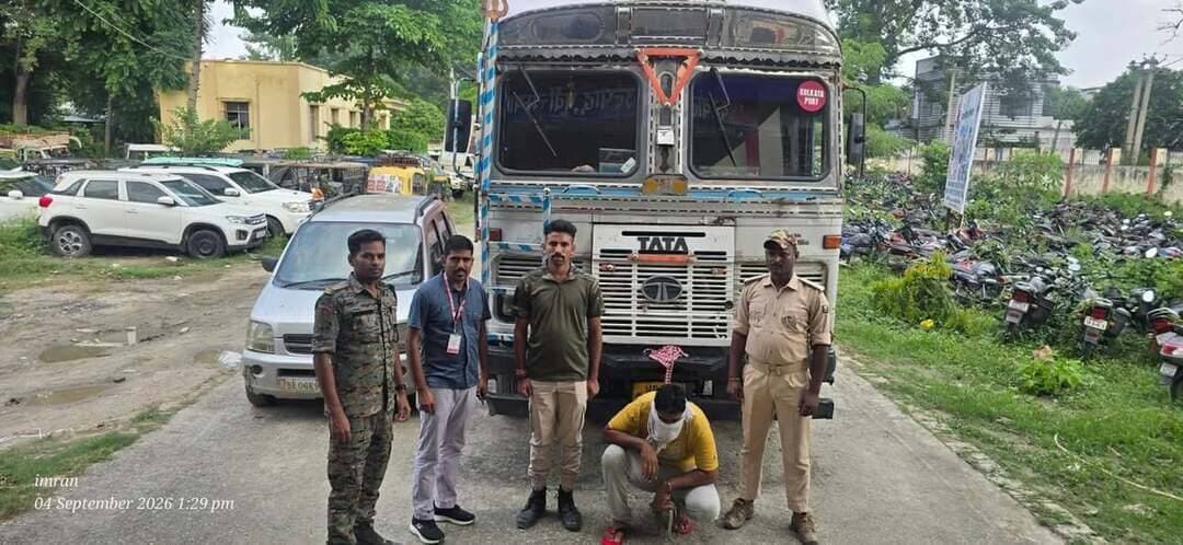 शराब के अवैध परिवहन के विरुद्ध एक्साइज टीम को मिली बड़ी कामयाबी
आज पिपराकोठी थाना अंतर्गत हरपुर चार मुहानी पानी टंकी के पास एक (ट्रक) कंटेनर में कुल 247 कार्टून में 2208 लीटर विदेशी शराब पकड़ा गया है। इस दौरान कंटेनर और एक कार को जप्त किया गया है तथा मनीष नाम के एक व्यक्ति को गिरफ्तार किया गया है जो पानीपत हरियाणा का रहने वाला है
Information & Public Relations Department, Government of Bihar Motihari Police