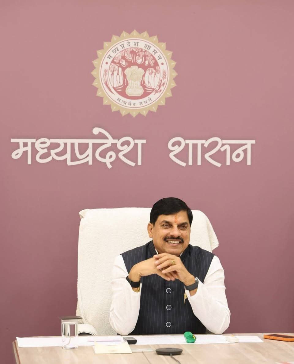 कृषकों की आय बढ़ाने के लिए सरकार संकल्पित: मुख्यमंत्री डॉ यादव
बलराम कृषि महोत्सव से पूरे प्रदेश में है उत्सव का माहौल: मंत्री श्री शुक्ला
भिण्ड जिले में आयोजित हुआ बलराम कृषि महोत्सव
प्रगतिशील कृषकों और मेधावी विद्यार्थियों का किया गया सम्मान
मुख्यमंत्री डॉ यादव ने कहा कि कृषकों की आय बढ़ाने के लिए हमारी सरकार संकल्पित है और इस दिशा में लगातार काम कर रही है। उन्होंने बताया कि पूरा वर्ष किसान कल्याण वर्ष के रूप में मनाया जा रहा है। इसी अनुक्रम में पूरे प्रदेश में बलराम कृषि महोत्सव का आयोजन हो रहा है, जिसमें किसान बढ़चढ़ कर सहभागिता कर रहे हैं। मुख्यमंत्री डॉ यादव भिण्ड जिले के नवीन कृषि उपज मंडी प्रांगड़ में आयोजित बलराम कृषि महोत्सव को वर्चुअली संबोधित कर रहे थे।
मुख्यमंत्री डॉ यादव ने कहा कि जय जवान, जय किसान दोनों को गौरवान्वित करने वाली भिण्ड जिले की पावन धरती को वनखंडेश्वर महादेव और डॉक्टर हनुमान का आशीर्वाद प्राप्त है। उन्होंने कहा कि भिण्ड जिले में 3000 से अधिक किसानों ने 1250 हेक्टेयर क्षेत्रफल में प्राकृतिक खेती अपनाई है। जिले में 60 गौशालाएं संचालित हो रही हैं और दुग्ध संकलन में 31 प्रतिशत की बढ़ोतरी हुई है। ग्राम पाण्डरी में स्वावलम्बी गौशाला में 5000 गौवंश के स्थायी आश्रय की व्यवस्था की जा रही है। मत्स्य पालन में 25 लाख से अधिक की लागत से आधुनिक तकनीक के आधार पर 8 मेट्रिक टन उत्पादन हुआ है।
मुख्यमंत्री डॉ यादव ने जिले में सिंचाई सुविधा के अभूतपूर्व विकास के बारे में बताया कि चम्बल-कालीसिंध-पार्वती लिंक परियोजना से भिण्ड जिले को लाभ मिलने जा रहा है। सिमार स्टॉप डेम से 210 हेक्टेयर क्षेत्र और कनेरा उद्वहन सिंचाई परियोजना से 15 हजार हेक्टेयर से अधिक क्षेत्र में सिंचाई सुविधा मिलेगी। वर्तमान में राजघाट नहर परियोजना, चम्बल नहर प्रणाली और हरसी नहर प्रणाली से कुल 1 लाख 62 हजार 381 हेक्टेयर भूमि में सिंचाई हो रही है।
नवीन एवं नवकरणीय ऊर्जा मंत्री श्री राकेश शुक्ला ने कहा कि मुख्यमंत्री डॉ यादव की पहल पर पूरे प्रदेश में उत्सव के माहौल में बलराम कृषि महोत्सव मनाया जा रहा है, जिसमें कृषक उत्साहपूर्वक भाग ले रहे हैं। उन्होंने आशा व्यक्त की कि भगवान बलराम की कृपा से किसान कल्याण वर्ष के आयोजनों के अच्छे परिणाम आएंगे।
कार्यक्रम में मंत्री श्री शुक्ला और विधायक भिण्ड श्री नरेंद्र सिंह कुशवाह द्वारा अन्य अतिथियों की उपस्थिति में दबोहामोड़ के श्री रामसनेही शर्मा को फलोद्यान नर्सरी, बडेरा के श्री पर्वत सिंह को नर्सरी, टुडिला के श्री जगदीश सिंह कंसाना को प्राकृतिक खेती, मानगढ़ के श्री रंजीत सिंह को जैविक खेती, बरूअनपुरा के श्री गंगाराम बघेल को जैविक खेती, सोनेलाल का पुरा के श्री अजय सिंह को केंचुआ खाद उत्पादन, उदन्नखेडा के श्री लक्ष्मण सिंह नरवरिया को जैविक खेती, सैपुरा के श्री संदीप सिंह को उन्नत तकनीकी से टमाटर एंव मिर्च उत्पादन, क्यारीपुरा के श्री कुलदीप सिंह भदौरिया को जैविक खेती और बड़ागांव नं. 1 के श्री गुरुप्रसन्न राजावत को देशी बीज संरक्षण के लिए शाल और प्रशस्ति पत्र देकर सम्मानित किया गया। कार्यक्रम में जिले के मेधावी विद्यार्थियों- निराली बघेल, कृतिका दुबे, प्रिंसी, साक्षी शर्मा, छवि परमार, सोनम देवी, साहिल यादव और अभय शर्मा को कक्षा 10वी और 12वी की बोर्ड परीक्षाओं में उत्कृष्ट प्रदर्शन के लिए सम्मानित किया गया।
कार्यक्रम को कृषि वैज्ञानिक श्री राजपाल सिंह तोमर, डॉ एसपी सिंह और करणवीर सिंह ने भी संबोधित किया और उपस्थित कृषकों को कृषि, उद्यानिकी और पशुपालन की आधुनिक तकनीकों, मृदा स्वास्थ्य, उर्वरक उपयोग, इत्यादि विषयों पर जागरूक किया।
समारोह स्थल पर कृषकों की सुविधा हेतु कृषक पंजीयन, ई-केवाईसी तथा फॉर्मर आईडी पंजीयन के विशेष स्टाल लगाए गए थे। कार्यक्रम में पशुपालन और डेयरी विभाग, कृषक कल्याण विभाग, कृषि अभियांत्रिकी विभाग, उद्यानिकी एवं खाद्य प्रसंस्करण विभाग, मत्स्य विभाग और जिला सहकारी केंद्रीय बैंक मर्यादित भिण्ड द्वारा प्रदर्शनी लगाई गई जिसके माध्यम से विभागीय उपलब्धियों और शासकीय योजनाओं की जानकारी प्रदान की गई। स्वसहायता समूहों द्वारा निर्मित उत्पादों का भी प्रदर्शन और विक्रय किया गया। कार्यक्रम में विद्यार्थियों द्वारा रंगारंग सांस्कृतिक प्रस्तुतियां भी दी गई।
कार्यक्रम में एपेक्स बैंक अध्यक्ष श्री महेंद्र सिंह यादव, अध्यक्ष जनपद पंचायत भिण्ड श्रीमती सरोज बघेल, उपाध्यक्ष नागरिक आपूर्ति निगम श्री संजीव कांकर, सीईओ जिला पंचायत श्री वीर सिंह चौहान, पुलिस अधीक्षक श्री सूरज वर्मा सहित बड़ी संख्या में जनप्रतिनिधि, समाजसेवी, अधिकारी-कर्मचारी, कृषक और नागरिक उपस्थित थे।
#CMMadhyaPradedh
#JansamparkMP
Department of Agriculture, Madhya Pradesh
#बलराम_कृषि_महोत्सव
#भिण्ड
#Bhind