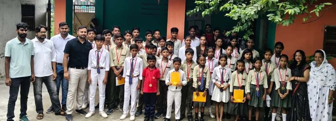 आज शिक्षक दिवस के अवसर पर सिमरी बख्तियारपुर के रंगीनिया स्थित R. K रोज वैली सेकेंडरी स्कूल में 100 मीटर दौड़ और सुई धागा प्रतियोगिता का आयोजन किया गया। जिसमें चयनित बच्चों को मेडल, कॉपी कलम तथा पेंसिल दिया गया।