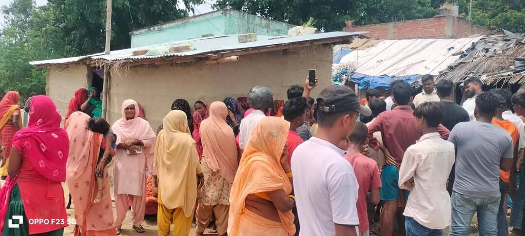 संदिग्ध परिस्थितियों में युवक की मौत, जांच में जुटी पुलिस,
बेला थाना क्षेत्र के बिशनपुर टोला की घटना
परिहार - बेला थाना क्षेत्र के हाई स्कूल के पास स्थित बिशनपुर टोला में संदिग्ध परिस्थितियों में एक युवक की मौत हो गई। इसके बाद इलाके में सनसनी फैल गई। सूचना पर पहुंची पुलिस ने शव को कब्जे में लेकर पोस्टमार्टम के लिए सदर अस्पताल सीतामढ़ी भेज दिया है। मृतक की पहचान बिशनपुर टोला निवासी फुलगेन सहनी के 23 वर्षीय पुत्र रंजीत कुमार के रूप में हुई है। पुलिस मामले की जांच कर रही है। घटना के बाद से सौतेली मां अपने दो बच्चों के साथ फरार है। रंजीत की मौत के बाद उसकी सौतेली मां का यौ घर से अचानक गायब हो जाना संदेह पैदा कर रहा है। ग्रामीण इस मामले में कुछ भी बताने से परहेज कर रहे हैं। प्रभारी थाना अध्यक्ष अमित कुमार ने बताया कि मामले की जांच अलग-अलग बिंदुओं से की जा रही है। सच शीघ्र सामने आएगा। जानकारी के मुताबिक मृतक रंजीत की सगी मां बचपन में ही किसी दूसरे आदमी से शादी कर चली गई। पिता फुलगेन सहनी ने रंजीत एवं उसके भाई को पाला - पोसा। बाद में फुलगेन ने भी नीतू देवी नामक महिला से शादी कर ली। जिससे दो बच्चे पैदा हुए। फिलहाल फुलगेन एवं उसका एक बेटा पंजाब कमाने गया हुआ है। रंजीत भी विदेश कमाने गया था। करीब 15 दिन पहले वह विदेश से लौटा था। तब से वह अपनी सौतेली मां के साथ ही घर में रहता था। शुक्रवार की रात सभी खाना खाकर सोने चले गए। शनिवार की सुबह देर तक नहीं जगने पर पड़ोसियों ने घर में जाकर देखा। वहां रंजीत की लाश पड़ी थी। तथा सौतेली मां बच्चों के साथ गायब थी। इसके बाद लोगों ने पुलिस को सूचित किया।