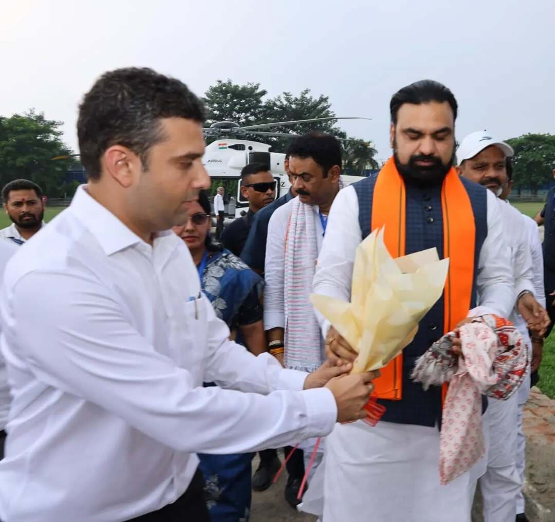 आज दिनांक 05 सितंबर 2026 को माननीय मुख्यमंत्री, बिहार श्री सम्राट चौधरी द्वारा बेगूसराय जिले के बाढ़ प्रभावित क्षेत्रों का निरीक्षण एवं आपदा प्रबंधन से संबंधित समीक्षात्मक बैठक की गई।
माननीय मुख्यमंत्री जी ने कैलाशपुर में गंगा नदी से हो रहे कटाव का स्थल निरीक्षण किया तथा बाढ़ एवं कटाव की वर्तमान स्थिति का जायजा लिया।
IPRD Bihar
#begusarai