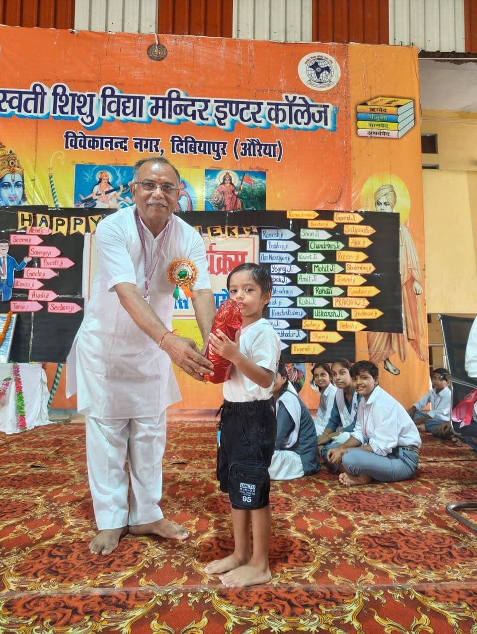 🌸 विद्यालय एक तपस्थली, जहां होता है देश के भविष्य का निर्माण: राघव मिश्र
📚 सरस्वती शिशु विद्या मंदिर इंटर कॉलेज, दिबियापुर में धूमधाम से मनाया गया शिक्षक दिवस
🎓 आचार्य-आचार्याओं एवं कर्मचारियों का हुआ सम्मान
दिबियापुर (औरैया)। विद्या भारती द्वारा संचालित सरस्वती शिशु विद्या मंदिर इंटर कॉलेज, दिबियापुर में शनिवार को शिक्षक दिवस के अवसर पर श्रद्धा, सम्मान एवं उत्साह के साथ ‘गुरुवंदन कार्यक्रम’ का आयोजन किया गया।
कार्यक्रम का शुभारंभ मुख्य अतिथि पूर्व राज्यमंत्री लाखन सिंह राजपूत, विशिष्ट अतिथि जिला प्रचारक (RSS) अनूप जी, नगर पंचायत अध्यक्ष राघव मिश्र, प्रबंध समिति अध्यक्ष डॉ. रज्जन लाल मिश्र, उपाध्यक्ष रामऔतार राजपूत, उपप्रबंधक अरविंद त्रिवेदी, कोषाध्यक्ष डॉ. प्रमोद कुमार एवं प्रधानाचार्य राजेश कुमार गुप्त ने मां सरस्वती के चित्र पर दीप प्रज्ज्वलन एवं पुष्पार्चन के साथ किया।
अतिथियों का स्वागत बैज अलंकृत एवं अंगवस्त्र भेंट कर किया गया।
🎙️ नगर पंचायत अध्यक्ष राघव मिश्र ने कहा,
“विद्यालय केवल एक भवन नहीं, बल्कि एक तपस्थली है, जहां भारत के उज्ज्वल भविष्य का निर्माण होता है।”
वहीं प्रधानाचार्य राजेश कुमार गुप्त एवं प्रबंध समिति अध्यक्ष डॉ. रज्जन लाल मिश्र ने पूर्व राष्ट्रपति एवं महान शिक्षाविद डॉ. सर्वपल्ली राधाकृष्णन के जीवन एवं आदर्शों पर प्रकाश डालते हुए विद्यार्थियों से उनके पदचिह्नों पर चलने का आह्वान किया।
वरिष्ठ आचार्य तेज सिंह ने शिक्षक को जीवन की सही दिशा देने वाला सच्चा मार्गदर्शक बताया।
🌸 शिक्षक सम्मान समारोह के दौरान विद्यालय के सभी आचार्य-आचार्या बंधुओं, वाहन चालकों, परिचालकों एवं अन्य कर्मचारियों को उपहार भेंट कर उनके समर्पण और सेवाभाव के प्रति आभार व्यक्त किया गया।
कार्यक्रम का प्रभावशाली संचालन आचार्य श्यामजी ने प्रेरणादायी विचारों के साथ किया। अंत में व्यवस्था प्रमुख आचार्य प्रीतम जी ने सभी अतिथियों एवं उपस्थितजनों का आभार व्यक्त किया। जलपान के पश्चात कार्यक्रम का गरिमामयी वातावरण में समापन हुआ।
📍 दिबियापुर द लीजेंड
औरैया जिले की जानकारी भरोसे की
#शिक्षकदिवस #गुरुवंदन #सरस्वतीशिशुमंदिर #दिबियापुर #दिबियापुरदलीजेंड