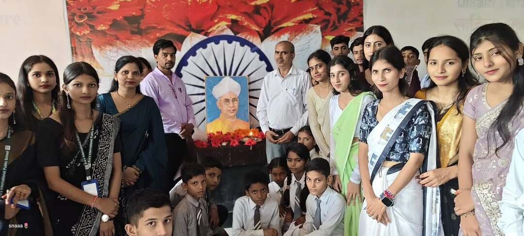🌸 शिक्षक दिवस पर ऐराज इंटरनेशनल पब्लिक स्कूल में विशेष कार्यक्रम
शिक्षकों ने बच्चों के उज्ज्वल भविष्य और राष्ट्र निर्माण का लिया संकल्प 🇮🇳📚
📍 औरैया। शिक्षक दिवस के शुभ अवसर पर ऐराज इंटरनेशनल पब्लिक स्कूल, ककोर मुख्यालय, दिबियापुर रोड, औरैया में विशेष कार्यक्रम आयोजित किया गया।
कार्यक्रम में विद्यार्थियों को महान शिक्षाविद एवं भारत के पूर्व राष्ट्रपति डॉ. सर्वपल्ली राधाकृष्णन के जीवन, व्यक्तित्व और विचारों के बारे में जानकारी दी गई। बच्चों को उनके आदर्शों को अपने जीवन में अपनाने तथा शिक्षा के महत्व को समझने के लिए प्रेरित किया गया।
🎓 इस अवसर पर विद्यालय के प्रधानाचार्य नरेश बाबू ने सभी शिक्षक-शिक्षिकाओं को शिक्षक दिवस की शुभकामनाएं देते हुए उनका सम्मान किया। उन्होंने शिक्षकों को विद्यार्थियों को गुणवत्तापूर्ण शिक्षा देने के साथ-साथ अच्छे संस्कार, अनुशासन और चरित्र निर्माण पर विशेष ध्यान देने का संकल्प दिलाया।
प्रधानाचार्य ने कहा कि शिक्षक ही देश के भविष्य की नींव तैयार करते हैं। बच्चों को सही शिक्षा और दिशा देकर उन्हें जिम्मेदार एवं योग्य नागरिक बनाना प्रत्येक शिक्षक का महत्वपूर्ण दायित्व है।
कार्यक्रम के दौरान विद्यालय परिवार ने बच्चों के उज्ज्वल भविष्य और राष्ट्र निर्माण में योगदान देने का संकल्प लिया। इस दौरान शिक्षक-शिक्षिकाओं एवं विद्यार्थियों में उत्साह देखने को मिला। 🌸📖
📲 औरैया जिले की जानकारी भरोसे की पाने के लिए
दिबियापुर द लीजेंड पेज को फॉलो जरूर करें।
#शिक्षकदिवस #TeachersDay #ऐराजइंटरनेशनलपब्लिकस्कूल #औरैया #दिबियापुरदलीजेंड