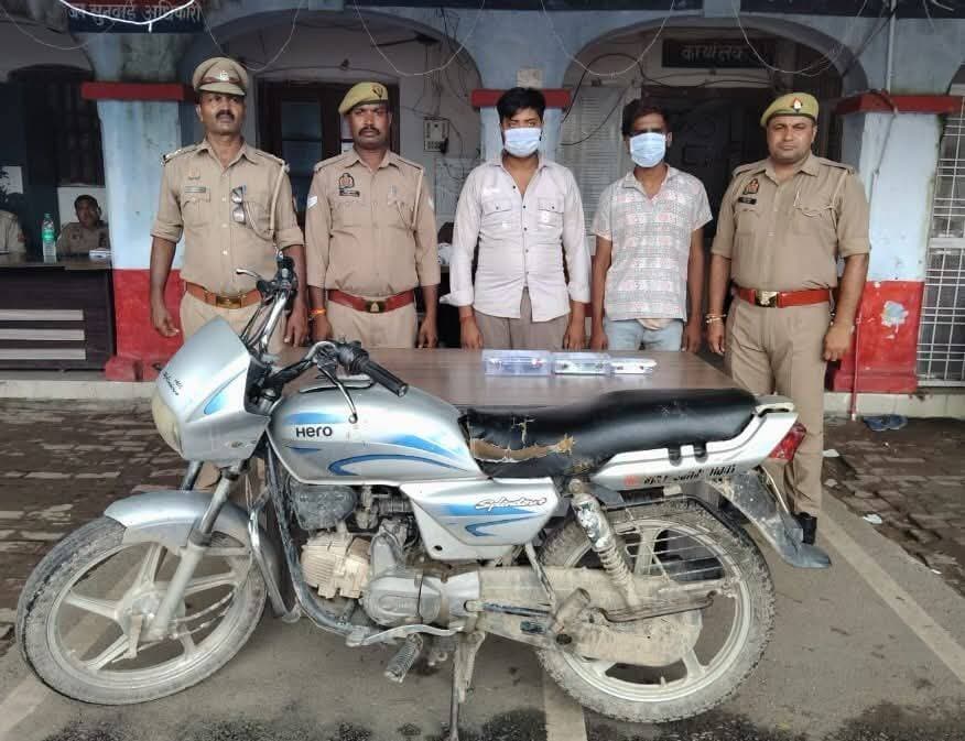 बिलग्राम में तमंचा लगाकर लूट और मारपीट के मामले में दो आरोपी गिरफ्तार, बाल अपचारी भी पुलिस अभिरक्षा में
हरदोई। बिलग्राम थाना पुलिस ने लूट और मारपीट के मामले में कार्रवाई करते हुए दो आरोपियों को गिरफ्तार किया है, जबकि एक बाल अपचारी को पुलिस अभिरक्षा में लिया गया है। आरोपियों के कब्जे से घटना में प्रयुक्त मोटरसाइकिल, मोबाइल फोन, नकदी, आधार कार्ड, तमंचा और कारतूस बरामद किए गए हैं।
पुलिस के अनुसार, 4 सितंबर 2026 को सौरभ कुमार पुत्र रामोतार, निवासी मुरौली थाना सांडी, ने बिलग्राम थाने में तहरीर दी थी। बताया गया कि वह बिलग्राम से अपने घर जा रहा था। रास्ते में ग्राम बेहटी बुजुर्ग मोड़ के पास हिमांशु पुत्र सुरेश, निवासी मोहल्ला उद्योग गली थाना बिलग्राम, अजय पुत्र रमेश, निवासी सिंघपुर थाना बिठूर जनपद कानपुर नगर तथा एक अन्य व्यक्ति मोटरसाइकिल से आए और तमंचा लगाकर उसका मोबाइल फोन, आधार कार्ड और 10 हजार रुपये छीन लिए। आरोप है कि इसके बाद उसके साथ गाली-गलौज और मारपीट भी की गई।
तहरीर के आधार पर बिलग्राम थाने में मुकदमा अपराध संख्या 395/26 के तहत धारा 115(2), 309(4), 351(3) और 352 बीएनएस में मुकदमा दर्ज किया गया। विवेचना के दौरान मामले में धारा 317(2) बीएनएस और धारा 3/25 आयुध अधिनियम की बढ़ोतरी की गई।
पुलिस ने प्रकाश में आए आरोपी हिमांशु पुत्र सुरेश, निवासी मोहल्ला उद्योग गली थाना बिलग्राम तथा अजय पुत्र रमेश, निवासी ग्राम सिंघपुर थाना बिठूर, जनपद कानपुर नगर को गिरफ्तार किया। साथ ही एक बाल अपचारी को पुलिस अभिरक्षा में लिया गया।
बरामदगी में घटना में प्रयुक्त एक अदद मोटरसाइकिल, एक मोबाइल फोन, 3600 रुपये नकद, एक आधार कार्ड, एक अदद .315 बोर तमंचा और दो जिंदा कारतूस शामिल हैं।
गिरफ्तारी करने वाली पुलिस टीम में उपनिरीक्षक रामजानी राव, उपनिरीक्षक दीप नारायण पाण्डेय और उपनिरीक्षक अजय तोमर शामिल रहे। पुलिस के अनुसार मामले में अन्य आवश्यक कार्रवाई प्रचलित है।