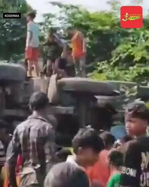 इंसानियत शर्मसार! पाम ऑयल का टैंकर पलटा, घायल ड्राइवर को बचाने के बजाय तेल लूटती रही जनता !