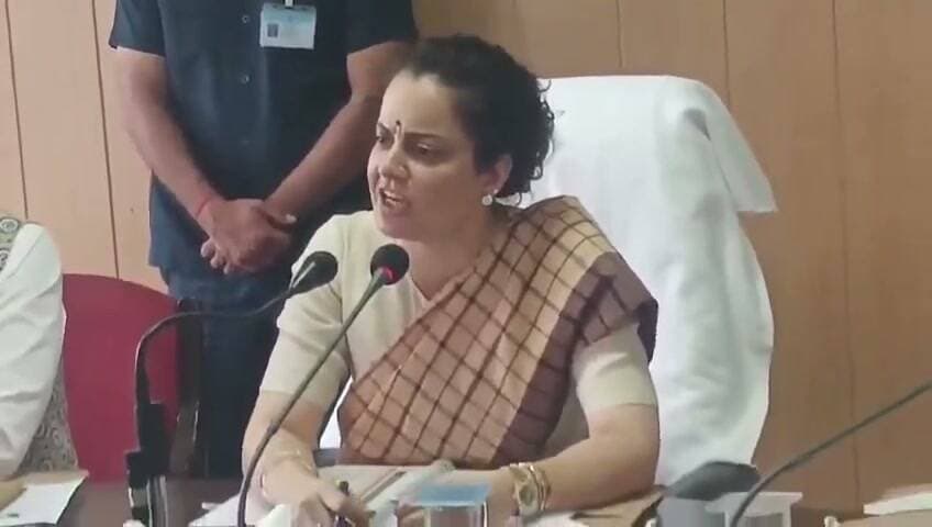 शर्म नहीं आती आप लोगों को?": अधिकारियों पर फूटा सांसद कंगना रनौत का गुस्सा, मीटिंग में लगाई क्लास! हिमाचल प्रदेश की मंडी लोकसभा सीट से भाजपा सांसद कंगना रनौत का एक वीडियो सोशल मीडिया पर जमकर सुर्खियां बटोर रहा है, जिसमें वे जिला विकास समन्वय और निगरानी समिति (दिशा) की बैठक के दौरान अधिकारियों की कार्यप्रणाली पर भड़कती नजर आ रही हैं। 📍 मुख्य बिंदु: सांसद निधि खर्च न होने पर नाराजगी: सांसद निधि (MPLADS) के फंड का सही समय पर इस्तेमाल न होने और विकास कार्यों में ढिलाई पर कंगना रनौत ने कड़ा रुख अपनाया। भरी मीटिंग में लगाई क्लास: बैठक के दौरान विकास परियोजनाओं की धीमी रफ्तार देखकर सांसद ने मौजूद अधिकारियों को जमकर खरी-खोटी सुनाई और उनकी जवाबदेही तय की। जनता के काम में लापरवाही बर्दाश्त नहीं: कंगना रनौत ने अधिकारियों को सख्त हिदायत दी कि विकास कार्यों के लिए जारी बजट का समय पर और पारदर्शी तरीके से उपयोग सुनिश्चित किया जाए। 🎥 वीडियो क्रेडिट: सोशल मीडिया #KanganaRanaut #mandi ##himachalpradésh #dishameeting #mplads #viralvideoシ
