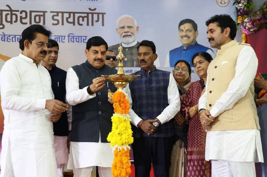 *देश का भविष्य गढ़ने में युवा शिक्षा अधिकारियों की भूमिका अहम : मुख्यमंत्री डॉ. मोहन यादव*
---
*जिलों के शिक्षा अधिकारियों से मुख्यमंत्री डॉ. यादव का सीधा संवाद*
---
*प्रत्येक जिले में 90 प्रतिशत से अधिक परीक्षा परिणाम हासिल करने का लक्ष्य रखें*
---
*‘कोई भी बच्चा पीछे न रहे’ की भावना से करें कार्य*
---
*प्रदेश के प्रत्येक शालाविहीन स्कूल को मिलेगा पक्का भवन*
---
*युवा सोच, तकनीकी समझ और नवाचार की क्षमता का शिक्षा व्यवस्था में करें उपयोग*
इंदौर, 05 सितम्बर 2026
मुख्यमंत्री डॉ. मोहन यादव ने कहा कि देश का भविष्य गढ़ने में युवा शिक्षा अधिकारियों और शिक्षकों की भूमिका अत्यंत महत्वपूर्ण है। प्रदेश में बड़ी संख्या में युवा अधिकारियों और शिक्षकों को शिक्षा व्यवस्था की मैदानी जिम्मेदारी सौंपी गई है। युवा ऊर्जा, नई सोच, तकनीकी समझ और नवाचार की क्षमता का उपयोग शिक्षा व्यवस्था में वास्तविक और सकारात्मक बदलाव लाने के लिए किया जाना चाहिए। प्रत्येक शिक्षा अधिकारी यह संकल्प लेकर कार्य करे कि उसके जिले में कोई भी बच्चा पीछे न रहे और जिले का परीक्षा परिणाम 90 प्रतिशत से अधिक हो।
मुख्यमंत्री डॉ. यादव शनिवार को शिक्षक दिवस के अवसर पर इंदौर के सांदीपनि शासकीय अहिल्या आश्रम कन्या उच्चतर माध्यमिक विद्यालय क्रमांक-1 में आयोजित विशेष संवाद कार्यक्रम ‘एजुकेशन डायलॉग’ को संबोधित कर रहे थे। कार्यक्रम का विषय ‘आज का युवा, भविष्य का निर्माता-एजुकेशन डायलॉग, बेहतर शिक्षा के नए विचार’ था। इस अवसर पर मुख्यमंत्री डॉ. यादव ने प्रदेशभर के 200 से अधिक युवा जिला शिक्षा अधिकारियों, जिला परियोजना समन्वयकों, विकासखंड शिक्षा अधिकारियों और शिक्षकों से सीधे संवाद किया।
मुख्यमंत्री डॉ. यादव ने शिक्षक दिवस के अवसर पर महान शिक्षक एवं पूर्व राष्ट्रपति डॉ. सर्वपल्ली राधाकृष्णन को नमन करते हुए प्रदेश के सभी शिक्षकों को शिक्षक दिवस की हार्दिक शुभकामनाएं दीं।
मुख्यमंत्री डॉ. यादव ने युवा अधिकारियों से सीधे संवाद करते हुए उनके मैदानी अनुभवों, चुनौतियों, प्राथमिकताओं और शिक्षा के क्षेत्र में किए जा रहे नवाचारों की जानकारी ली। उन्होंने अधिकारियों से यह भी जाना कि वे अपने जिलों में शिक्षा व्यवस्था को बेहतर बनाने के लिए किस प्रकार की कार्ययोजना पर काम कर रहे हैं।
मुख्यमंत्री डॉ. यादव ने अधिकारियों से कहा कि केवल शासन के निर्देशों का पालन करना ही पर्याप्त नहीं है। शिक्षा अधिकारियों को अपने जिले की स्थानीय परिस्थितियों, विद्यार्थियों की आवश्यकताओं और विद्यालयों की समस्याओं को समझते हुए परिणामोन्मुखी नेतृत्व करना चाहिए। स्थानीय समस्याओं के स्थानीय समाधान विकसित किए जाएं और जो नवाचार सफल हों, उन्हें दूसरे जिलों में भी लागू करने का प्रयास किया जाए। उन्होंने कहा कि आज के युवा अधिकारी तकनीक को समझते हैं, तेजी से सीखते हैं और समस्याओं को नए दृष्टिकोण से देखने की क्षमता रखते हैं। यह क्षमता शिक्षा व्यवस्था के लिए बड़ी ताकत है। युवा अधिकारी अपनी ऊर्जा और नवीन सोच का पूरा उपयोग विद्यार्थियों के भविष्य को बेहतर बनाने में करें।
*युवा सोच और तकनीकी समझ से आएगा शिक्षा में बदलाव*
मुख्यमंत्री डॉ. यादव ने कहा कि वर्तमान समय तेजी से बदल रहा है। शिक्षा के क्षेत्र में भी तकनीक की भूमिका निरंतर बढ़ रही है। आज एआई, डिजिटल लर्निंग और आधुनिक तकनीक विद्यार्थियों के सीखने के नए अवसर उपलब्ध करा रही है। ऐसे में शिक्षकों और शिक्षा अधिकारियों को भी समय के साथ अपनी योग्यता बढ़ानी होगी। उन्होंने कहा कि शिक्षक तकनीकी संसाधनों का उपयोग कर विद्यार्थियों की सीखने की क्षमता को बेहतर कर सकते हैं। डिजिटल माध्यमों के साथ विद्यार्थियों को विषय की समझ, तार्किक क्षमता, प्रश्न पूछने की आदत और समस्या समाधान की क्षमता विकसित करने पर भी ध्यान दिया जाए।
*कोई भी बच्चा पीछे न रहे, को बनाएं प्राथमिकता*
मुख्यमंत्री डॉ. यादव ने शिक्षा अधिकारियों से कहा कि उनके कार्य की पहली प्राथमिकता यह होनी चाहिए कि उनके जिले में कोई भी बच्चा पीछे न रहे। प्रत्येक विद्यार्थी की शैक्षणिक प्रगति पर नजर रखी जाए। कमजोर विद्यार्थियों की पहचान कर उनके लिए विशेष रणनीति बनाई जाए। उन्होंने प्रत्येक शिक्षा अधिकारी से अपने जिले का परीक्षा परिणाम 90 प्रतिशत से अधिक रखने का लक्ष्य निर्धारित करने को कहा।
*बच्चों की रुचि और योग्यता पहचानें शिक्षक*
मुख्यमंत्री डॉ. यादव ने शिक्षकों से कहा कि प्रत्येक बच्चा अलग क्षमता और प्रतिभा के साथ आता है। शिक्षक विद्यार्थियों की रुचि, योग्यता और क्षमता को पहचानें तथा उसी के अनुरूप उनका मार्गदर्शन करें। उन्होंने कहा कि कई बार 10वीं-12वीं के बाद विद्यार्थियों को यह पता नहीं होता कि आगे उन्हें किस विषय या क्षेत्र में पढ़ाई करनी चाहिए। ऐसे समय में शिक्षक उनके मार्गदर्शक बन सकते हैं। उन्होंने कहा कि बच्चों से आत्मीय संबंध बनाना जरूरी है। शिक्षक विद्यार्थियों को केवल पढ़ाने तक सीमित न रहें, बल्कि उनके परिवार और सामाजिक परिस्थितियों को भी समझें। प्रत्येक बच्चे पर ध्यान दें और उसकी प्रगति का रिकॉर्ड रखें। विद्यार्थियों को विभिन्न पाठ्यक्रमों और करियर विकल्पों की जानकारी दी जाए तथा आवश्यकता के अनुसार उनकी काउंसलिंग की जाए।
मुख्यमंत्री डॉ. यादव ने कहा कि कई बार बच्चों के स्कूल छोड़ने के पीछे पारिवारिक और सामाजिक कारण होते हैं। ऐसे विद्यार्थियों को शिक्षा की मुख्यधारा से जोड़ने के प्रयास किए जाने चाहिए। यदि किसी कारण से बच्चा नियमित विद्यालय नहीं जा पा रहा है तो उसे ओपन स्कूल जैसे वैकल्पिक माध्यमों की जानकारी दी जाए, ताकि उसकी शिक्षा बाधित न हो।
उन्होंने कहा कि शिक्षक विद्यार्थियों और उनके परिवारों को शासन की जनकल्याणकारी योजनाओं की जानकारी भी दें। कई परिवारों को उपलब्ध योजनाओं और उनके लाभ की पूरी जानकारी नहीं होती। शिक्षक यदि परिवारों को सही जानकारी उपलब्ध कराएं तो बच्चों और उनके परिवारों के विकास का रास्ता खुल सकता है।
*शिक्षा का आधारभूत ढांचा होगा और मजबूत*
मुख्यमंत्री डॉ. यादव ने कहा कि मध्यप्रदेश सरकार शिक्षा के आधारभूत ढांचे को मजबूत करने के लिए निरंतर प्रयास कर रही है। प्रदेश के जिन विद्यालयों के पास पक्के भवन की सुविधा नहीं है, उन्हें पक्के भवन उपलब्ध कराए जाएंगे। उन्होंने कहा कि सरकारी विद्यालयों में विद्यार्थियों को बस, साइकिल, गणवेश और मध्यान्ह भोजन सहित विभिन्न सुविधाएं उपलब्ध कराई जा रही हैं। सरकार का प्रयास है कि आर्थिक या सामाजिक कारणों से किसी भी विद्यार्थी की शिक्षा प्रभावित न हो और उसे गुणवत्तापूर्ण शिक्षा के लिए आवश्यक सुविधाएं मिल सकें। उन्होंने कहा कि सभी विद्यालयों को बेहतर बनाने के लिए जनभागीदारी को भी प्रोत्साहित किया जाना चाहिए। समाज, अभिभावक और स्थानीय संस्थाएं विद्यालयों के विकास में भागीदार बनें। शिक्षा केवल सरकार या शिक्षकों की जिम्मेदारी नहीं, बल्कि पूरे समाज की साझा जिम्मेदारी है।
*शिक्षा विभाग में युवा नेतृत्व की नई शुरुआत*
मुख्यमंत्री डॉ. यादव ने कहा कि मध्यप्रदेश में शिक्षा विभाग में बड़े पैमाने पर युवा अधिकारियों को सीधे मैदानी नेतृत्व की जिम्मेदारी सौंपी गई है। प्रदेश में लगभग 40 नए जिला शिक्षा अधिकारी (डीईओ), 23 जिला परियोजना समन्वयक (डीपीसी) और लगभग 60 विकासखंड शिक्षा अधिकारी (बीईओ) पदस्थ किए गए हैं। इन युवा अधिकारियों की औसत आयु लगभग 28 वर्ष है। उन्होंने कहा कि यह युवा शक्ति केवल प्रशासनिक जिम्मेदारी संभालने के लिए नहीं, बल्कि शिक्षा व्यवस्था में नई ऊर्जा, नई सोच और नए प्रयोगों को आगे बढ़ाने के लिए मैदानी स्तर पर उतरी है। अधिकारियों को अपनी जिम्मेदारियों को केवल निर्देशों के पालन तक सीमित नहीं रखना चाहिए। उन्हें परिणाम आधारित नेतृत्व करना होगा।
मुख्यमंत्री डॉ. यादव ने कहा कि युवा अधिकारियों को अपने क्षेत्र में किए जा रहे नवाचारों को पहचानना, उनका मूल्यांकन करना और सफल प्रयोगों को व्यापक स्तर पर लागू करने का प्रयास करना चाहिए। यदि किसी जिले में कोई अच्छा प्रयोग हो रहा है तो उसकी जानकारी दूसरे जिलों तक पहुंचनी चाहिए, ताकि उसका लाभ अधिक से अधिक विद्यार्थियों को मिल सके।
*जिलों में किए जा रहे नवाचारों की दी जानकारी*
संवाद कार्यक्रम के दौरान विभिन्न जिलों के शिक्षा अधिकारियों और शिक्षकों ने अपने-अपने क्षेत्रों में किए जा रहे नवाचारों की जानकारी मुख्यमंत्री डॉ. यादव को दी। अधिकारियों ने विद्यालयों में इंटरैक्टिव पैनल के उपयोग, एप के माध्यम से विद्यार्थियों की उपस्थिति दर्ज करने, सीसीटीवी आधारित मॉनिटरिंग सिस्टम तथा सीएसआर के माध्यम से किए जा रहे नवाचारों के बारे में बताया।
अशोकनगर की जिला शिक्षा अधिकारी ने जिले में विद्यार्थियों की उपस्थिति दर्ज करने के लिए तैयार किए गए ‘रियाज’ एप की जानकारी दी। उन्होंने बताया कि एप के माध्यम से विद्यार्थियों की ऑनलाइन उपस्थिति दर्ज की जाती है। अनुपस्थित विद्यार्थियों के अभिभावकों को एप के माध्यम से स्वचालित कॉल की जाती है। इसके बाद शिक्षक व्यक्तिगत रूप से भी अभिभावकों से संपर्क करते हैं। इस नवाचार से विद्यार्थियों के ड्रॉपआउट की समस्या को कम करने में मदद मिली है। उन्होंने इसे पायलट प्रोजेक्ट के रूप में अन्य जिलों में भी लागू किए जाने की संभावना बताई। मुख्यमंत्री ने इस नवाचार की सराहना की।
इंदौर के जिला शिक्षा अधिकारी ने शासकीय विद्यालयों में एआई लैब की स्थापना तथा आईआईटी मद्रास के समन्वय से विद्यार्थियों के लिए आईटी क्षेत्र में किए जा रहे नवाचारों की जानकारी दी। मुख्यमंत्री डॉ. यादव ने जिलों में किए जा रहे इन नवाचारों की सराहना करते हुए कहा कि अच्छे प्रयोगों को सभी जिलों के साथ साझा किया जाए।
*शिक्षकों से कहा- विद्यार्थियों से आत्मीयता का रिश्ता बनाएं*
मुख्यमंत्री डॉ. यादव ने कहा कि शिक्षक विद्यार्थियों को परिवार के सदस्य की तरह समझकर आत्मीयता से व्यवहार करें। विद्यार्थियों को यह महसूस होना चाहिए कि शिक्षक उनकी समस्याओं को समझते हैं और उनके भविष्य को लेकर चिंतित हैं। उन्होंने कहा कि शिक्षक समाज में व्यापक बदलाव लाने की क्षमता रखते हैं। एक शिक्षक के माध्यम से कई पीढ़ियों का भविष्य प्रभावित होता है। इसलिए शिक्षक अपने दायित्व को केवल नौकरी के रूप में न देखें, बल्कि इसे समाज निर्माण का अवसर मानें।
उन्होंने शिक्षकों से अपने स्वास्थ्य का भी ध्यान रखने को कहा। मुख्यमंत्री ने योगासन और प्राणायाम को दिनचर्या में शामिल करने की सलाह देते हुए कहा कि शिक्षक स्वस्थ रहेंगे तो विद्यालय और शिक्षा विभाग का वातावरण भी स्वस्थ एवं सकारात्मक रहेगा।
मुख्यमंत्री डॉ. यादव ने संवाद के दौरान नवनियुक्त शिक्षा अधिकारियों से उनकी प्राथमिकताओं और कार्ययोजना के बारे में जानकारी ली। उन्होंने अधिकारियों से शिक्षा के विकास के लिए उनके रोडमैप के संबंध में सवाल किए। हिन्दी भाषा के इतिहास सहित विभिन्न विषयों पर भी मुख्यमंत्री ने अधिकारियों से संवाद किया। उन्होंने कहा कि हिन्दी भाषा की यात्रा लगभग एक हजार वर्ष पुरानी है। उन्होंने हिन्दी के विकास और शब्दावली को समृद्ध करने में वीर सावरकर के योगदान का उल्लेख करते हुए कहा कि ‘सांसद’, ‘विधायक’, ‘संसद’ और ‘महापौर’ जैसे शब्दों को स्थापित करने में उनका योगदान रहा है।
मुख्यमंत्री डॉ. यादव ने अधिकारियों से कहा कि वे अपने पद की गरिमा को समझें और पूरी संवेदनशीलता तथा जिम्मेदारी के साथ कार्य करें।
*यहीं नहीं थमना है, निरंतर आगे बढ़ना है*
मुख्यमंत्री डॉ. यादव ने नवनियुक्त युवा अधिकारियों और शिक्षकों को प्रोत्साहित करते हुए कहा कि यह उनकी यात्रा का एक महत्वपूर्ण पड़ाव है, लेकिन यहीं रुकना नहीं है। निरंतर आगे बढ़ना है और समाज के लिए कार्य करना है। उन्होंने कहा कि आपके माध्यम से कई पीढ़ियां आगे बढ़ेंगी। इसलिए अपनी मूल जड़ों से जुड़े रहकर आधुनिक तकनीक और नई सोच को अपनाना जरूरी है। उन्होंने कहा कि प्रदेश की शिक्षा व्यवस्था को नई दिशा देने में युवा अधिकारियों और शिक्षकों की भूमिका निर्णायक हो सकती है। सरकार उन्हें आवश्यक संसाधन और सुविधाएं उपलब्ध कराने के लिए प्रतिबद्ध है। अब मैदानी स्तर पर युवा नेतृत्व को अपनी क्षमता सिद्ध करनी है।
मुख्यमंत्री डॉ. यादव ने कार्यक्रम के अंत में सभी नवनियुक्त अधिकारियों और शिक्षकों को शिक्षक दिवस की शुभकामनाएं देते हुए कहा कि शिक्षा के क्षेत्र में बेहतर कार्यों के लिए संवाद की प्रक्रिया लगातार जारी रहेगी। उन्होंने अधिकारियों से अपेक्षा की कि वे अपने अनुभव साझा करते रहें और शिक्षा व्यवस्था में सुधार के लिए नए विचार सामने लाएं।
कार्यक्रम में जल संसाधन मंत्री श्री तुलसीराम सिलावट, सांसद श्री शंकर लालवानी, महापौर श्री पुष्यमित्र भार्गव, विधायक श्री मधु वर्मा, श्रीमती मालिनी गौड़, श्री गोलू शुक्ला, सुश्री उषा ठाकुर एवं श्री सुमित मिश्रा, संभागायुक्त श्री भास्कर लाक्षाकार, पुलिस आयुक्त श्री संतोष सिंह, कलेक्टर श्री शिवम वर्मा सहित शिक्षा विभाग के वरिष्ठ अधिकारी, प्रदेशभर से आए जिला शिक्षा अधिकारी, जिला परियोजना समन्वयक, विकासखंड शिक्षा अधिकारी एवं बड़ी संख्या में शिक्षक उपस्थित थे।
लोक शिक्षण संचालनालय, स्कूल शिक्षा विभाग के आयुक्त श्री अभिषेक सिंह ने कार्यक्रम के प्रारंभ में स्वागत भाषण दिया। उन्होंने मध्यप्रदेश में स्कूल शिक्षा विभाग द्वारा शिक्षा की गुणवत्ता में सुधार के लिए किए जा रहे विभिन्न नवाचारों और प्रयासों की जानकारी दी।
#JansamparkMP #indore #इंदौर #EducationDialogue
CM Madhya Pradesh
Jansampark Madhya Pradesh
