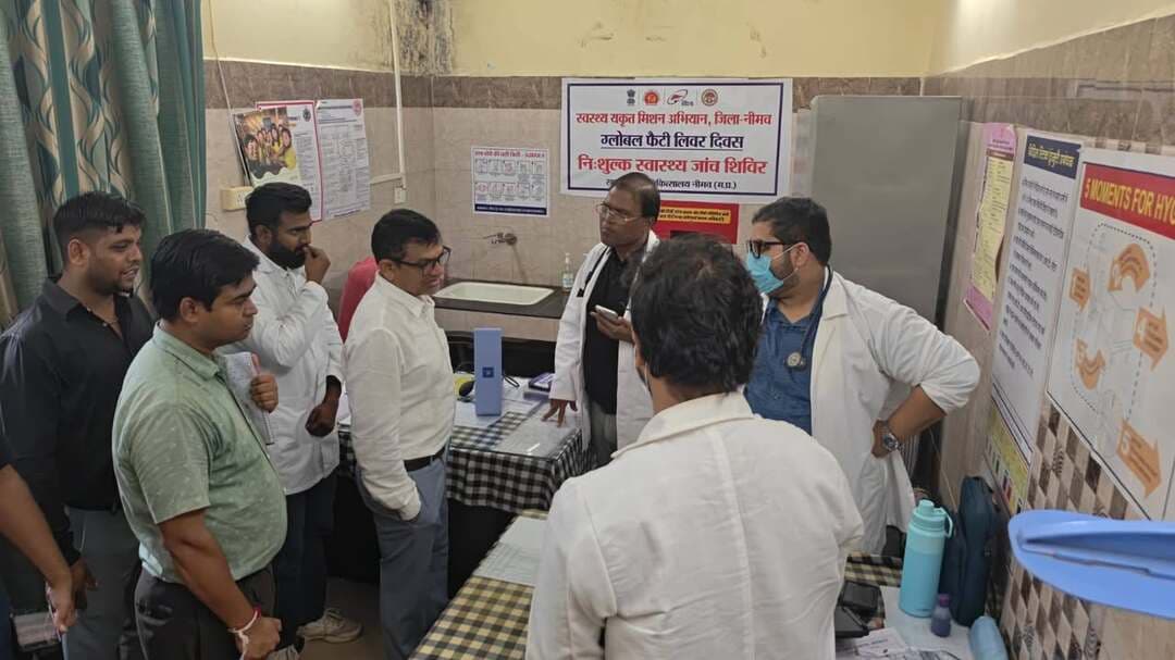 डिप्टी कलेक्टर ने किया जिला चिकित्सालय का आकस्मिक निरीक्षण
व्यवस्थाओं में सुधार और मरीजों को बेहतर स्वास्थ्य सेवाएं उपलब्ध कराने के दिए निर्देश
नीमच, 5 सितंबर 2026। कलेक्टर श्री हिमांशु चंद्रा के निर्देशानुसार डिप्टी कलेक्टर श्री चंद्रसिंह धार्वे ने शनिवार को जिला चिकित्सालय नीमच का आकस्मिक निरीक्षण कर स्वास्थ्य सेवाओं एवं अस्पताल की व्यवस्थाओं का जायजा लिया। निरीक्षण के दौरान सिविल सर्जन सह अधीक्षक डॉ. महेंद्र पाटिल एवं सहायक प्रबंधक (अस्पताल प्रशासन) डॉ. जनमेजय शाक्य उपस्थित रहे।
डिप्टी कलेक्टर ने चिकित्सकों एवं पैरामेडिकल स्टाफ की उपस्थिति पंजी तथा ड्यूटी रोस्टर का अवलोकन किया। उन्होंने सभी चिकित्सकों एवं कर्मचारियों को निर्धारित समय पर उपस्थित रहकर सार्थक पोर्टल एवं उपस्थिति पंजी में उपस्थिति दर्ज करने तथा मरीजों को समय पर उपचार उपलब्ध कराने के निर्देश दिए।
उन्होंने विभिन्न वार्डों का निरीक्षण कर भर्ती मरीजों से स्वास्थ्य सुविधाओं की जानकारी ली। मरीजों को मेनू अनुसार गुणवत्तापूर्ण भोजन, प्रत्येक बेड पर बेडशीट एवं अटेंडेंट के लिए स्टूल, पर्याप्त पेयजल तथा स्वच्छ एवं सुरक्षित वातावरण उपलब्ध कराने के निर्देश दिए। वार्डों के टॉयलेट के समीप हैंडवॉश डिस्पेंसर लगाने, आवारा पशुओं के प्रवेश पर रोक, मच्छरों से बचाव तथा मैटरनिटी वार्ड में वेंटिलेशन बेहतर करने के भी निर्देश दिए।
निरीक्षण के दौरान सफाई व्यवस्था में कमी पाए जाने पर संबंधित सफाई सुपरवाइजर को तत्काल सुधार के निर्देश दिए गए। साथ ही सफाई कर्मचारियों को निर्धारित यूनिफॉर्म में कार्य करने के लिए निर्देशित किया गया। सुरक्षा व्यवस्था के तहत बिना टोकन वार्डों में प्रवेश रोकने के निर्देश सुरक्षा गार्ड एवं होमगार्ड को दिए गए।
डिप्टी कलेक्टर ने मरीजों से निःशुल्क दवाओं एवं अन्य स्वास्थ्य सुविधाओं की जानकारी ली। मरीजों ने अस्पताल में निःशुल्क दवाएं एवं उपचार सुविधाएं मिलने की जानकारी दी। अस्पताल में पेयजल, विद्युत, भोजन एवं सुरक्षा व्यवस्था संतोषजनक पाई गई।
उन्होंने अस्पताल में संचालित ट्रामा केयर, आईसीयू, सर्जरी, एक्स-रे, सीटी स्कैन, डायलिसिस, ब्लड बैंक, पैथोलॉजी, प्रसूति एवं नवजात शिशु उपचार तथा 108 एम्बुलेंस जैसी आवश्यक सेवाओं की उपलब्धता की भी जानकारी ली।
अंत में डिप्टी कलेक्टर ने अस्पताल प्रबंधन को सभी आउटसोर्स सेवाओं की नियमित एवं प्रभावी मॉनिटरिंग करते हुए व्यवस्थाओं में निरंतर सुधार सुनिश्चित करने तथा मरीजों की शिकायतों का त्वरित निराकरण करने के निर्देश दिए। साथ ही समस्त स्टाफ को अनुशासन एवं सेवा भावना के साथ कार्य करने के लिए निर्देशित किया।
CM Madhya Pradesh
Jansampark Madhya Pradesh
Directorate of Health Services, Madhya Pradesh
#Neemuch
#नीमच
