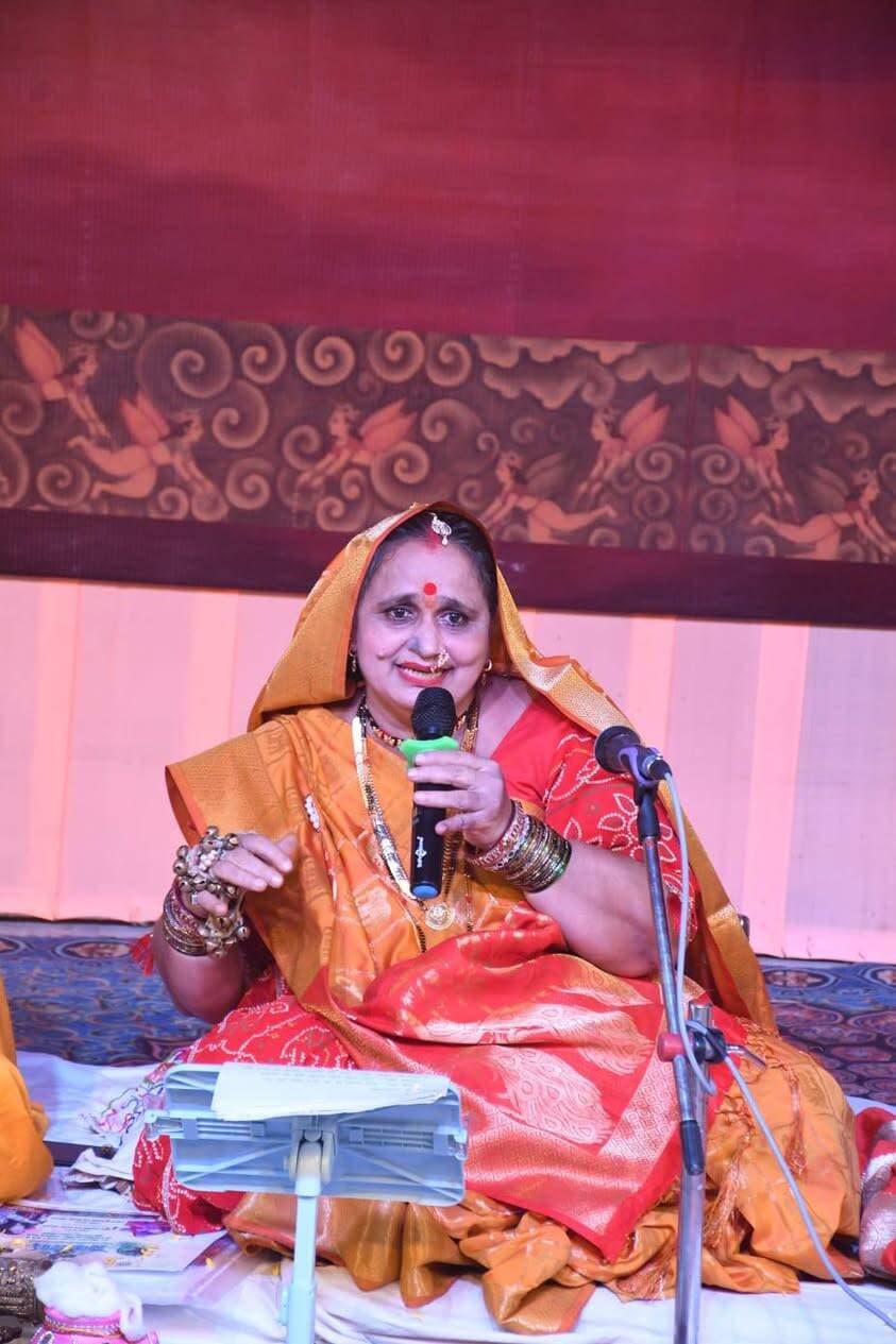 जावद में भव्यता से मनाया गया ‘श्रीकृष्ण पर्व’
निमाड़ी लोकधुनों और सुमधुर भजनों से कृष्णमय हुआ सांवलिया सेठ मंदिर परिसर जावद
नीमच, 5 सितंबर 2026। श्रीकृष्ण पाथेय न्यास, मध्यप्रदेश शासन के संस्कृति विभाग एवं जिला प्रशासन नीमच के संयुक्त तत्वावधान में जावद के सांवलिया सेठ मंदिर परिसर एवं वीरेंद्र कुमार सकलेचा सामुदायिक भवन में ‘श्रीकृष्ण पर्व’ का भव्य आयोजन हुआ। कार्यक्रम में बड़ी संख्या में श्रद्धालुओं एवं नागरिकों ने सहभागिता कर भगवान श्रीकृष्ण की भक्ति और लोक संस्कृति का आनंद लिया।
कार्यक्रम का शुभारंभ पूर्व कैबिनेट मंत्री एवं जावद विधायक श्री ओमप्रकाश सकलेचा, नयागांव नगर पंचायत अध्यक्ष श्री मुकेश जाट, जावद नगर पंचायत अध्यक्ष श्री सोहन माली, जनपद पंचायत जावद अध्यक्ष श्री गोपाल चारण, एसडीएम श्री संजीव साहू, तहसीलदार श्री बालकृष्ण मकवाना सहित जनप्रतिनिधियों एवं अधिकारियों ने दीप प्रज्ज्वलित कर किया। एसडीएम श्री संतोष साहू ने अतिथियों का स्वागत किया।
सांस्कृतिक संध्या में राज्य शिखर सम्मान-2020 से सम्मानित प्रसिद्ध निमाड़ी लोक कलाकार श्रीमती पूर्णिमा चतुर्वेदी एवं उनकी मंडली ने लोकगीतों और निमाड़ी लोकधुनों की मनमोहक प्रस्तुतियां दीं। इसके बाद भोपाल की शास्त्रीय गायिका सुश्री नम्रता कुशवाह ने सुमधुर भजनों की प्रस्तुति से वातावरण को भक्तिमय बना दिया। प्रस्तुतियों पर श्रद्धालु भाव-विभोर नजर आए।
उल्लेखनीय है कि जावद क्षेत्र का श्रीमद्भागवत परंपरा से विशेष धार्मिक एवं ऐतिहासिक जुड़ाव माना जाता है। मध्यप्रदेश शासन की ‘श्रीकृष्ण पाथेय योजना’ के अंतर्गत भगवान श्रीकृष्ण से जुड़े ऐतिहासिक एवं धार्मिक स्थलों के विकास की दिशा में जावद को भी शामिल किया गया है।
कार्यक्रम का संचालन डॉ. सोहनी जैन ने किया। उन्होंने आयोजन के सफल संचालन के लिए सभी अतिथियों, कलाकारों, प्रशासनिक अधिकारियों एवं उपस्थित नागरिकों का आभार व्यक्त किया।
CM Madhya Pradesh
Jansampark Madhya Pradesh
Department of Culture, Madhya Pradesh
#श्री_कृष्ण_पर्व
#Neemuch
#नीमच