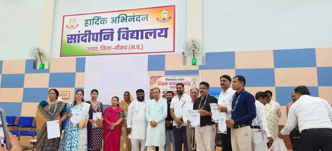 शिक्षक दिवस पर जिले में 415 प्राचार्य एवं शिक्षक सम्मानित
उत्कृष्ट परीक्षा परिणाम, श्रेष्ठ प्रदर्शन एवं शैक्षणिक नवाचार के लिए किया गया सम्मान
नीमच, 5 सितंबर 2026। शिक्षक दिवस के अवसर पर जिले के नीमच, जावद एवं मनासा विकासखंड में शिक्षक सम्मान समारोह आयोजित किए गए। सांदीपनि विद्यालय नीमच, सांदीपनि विद्यालय जावद एवं सांदीपनि विद्यालय मनासा में आयोजित समारोहों में बोर्ड परीक्षा सत्र 2025-26 में उत्कृष्ट परीक्षा परिणाम देने वाले प्राचार्यों एवं विषय शिक्षकों तथा शिक्षा के क्षेत्र में उल्लेखनीय कार्य करने वाले शिक्षकों को सम्मानित किया गया।
समारोह में शत-प्रतिशत परीक्षा परिणाम प्राप्त करने वाले विद्यालयों के प्राचार्य एवं संबंधित विषय शिक्षकों को सम्मानित किया गया। इसके साथ ही 90 से 100 प्रतिशत के मध्य परीक्षा परिणाम प्राप्त करने वाले प्राचार्यों, कक्षा 5वीं एवं 8वीं में उत्कृष्ट प्रदर्शन करने वाले तथा शैक्षणिक क्षेत्र में नवाचार करने वाले शिक्षकों को भी सम्मानित किया गया।
जिले के तीनों विकासखंडों में आयोजित समारोहों में कुल लगभग 415 प्राचार्य एवं शिक्षक सम्मानित हुए। इस अवसर पर शिक्षकों के समर्पण, कर्तव्यनिष्ठा और विद्यार्थियों के शैक्षणिक विकास में उनके योगदान की सराहना की गई।
जावद में आयोजित समारोह में विधायक श्री ओमप्रकाश सकलेचा मुख्य अतिथि के रूप में उपस्थित रहे। नीमच में विधायक श्री दिलीप सिंह परिहार एवं भाजपा जिला अध्यक्ष की उपस्थिति में समारोह आयोजित हुआ। मनासा में विधायक श्री अनिरुद्ध माधव मारू तथा जिला पंचायत के मुख्य कार्यपालन अधिकारी श्री अमन वैष्णव की उपस्थिति में शिक्षक सम्मान समारोह संपन्न हुआ।
समारोह का उद्देश्य उत्कृष्ट शैक्षणिक कार्य करने वाले शिक्षकों एवं प्राचार्यों को प्रोत्साहित करना तथा शिक्षा की गुणवत्ता में निरंतर सुधार के लिए प्रेरित करना रहा।
CM Madhya Pradesh
Jansampark Madhya Pradesh
Department of School Education, Madhya Pradesh
#शिक्षक_दिवस
#Neemuch
#नीमच