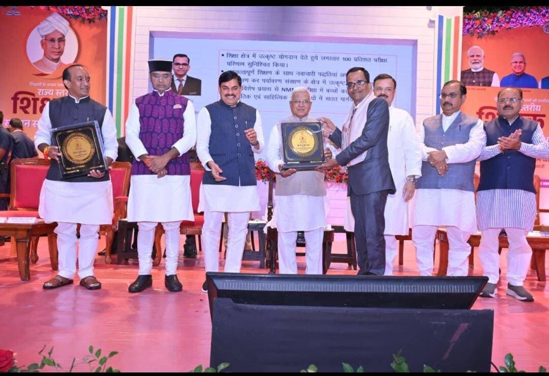 राज्य स्तरीय शिक्षक सम्मान 2026 से नीमच का गौरव बढ़ा
शासकीय माध्यमिक विद्यालय बिजलवास बामनिया के शिक्षक श्री महेंद्र सिंह पंवार राज्यपाल पुरस्कार से सम्मानित
नीमच, 5 सितंबर 2026। शिक्षक दिवस के अवसर पर राज्य स्तरीय शिक्षक सम्मान 2026 में चयनित नीमच जिले के शासकीय माध्यमिक विद्यालय बिजलवास बामनिया के माध्यमिक शिक्षक श्री महेंद्र सिंह पंवार को भोपाल में आयोजित समारोह में राज्यपाल पुरस्कार से सम्मानित किया गया। श्री पंवार को यह सम्मान विद्यालय में गुणवत्तापूर्ण शिक्षा को बढ़ावा देने तथा विद्यार्थियों के लिए बहुआयामी, आनंदमय एवं बाल-केंद्रित शैक्षिक वातावरण विकसित करने में उनके उल्लेखनीय योगदान के लिए प्रदान किया गया।
श्री पंवार ने शिक्षण को केवल पुस्तकीय ज्ञान तक सीमित न रखते हुए विद्यार्थियों को खेल-खेल में, गतिविधियों के माध्यम से और स्वयं करके सीखने के अवसर उपलब्ध कराए। कक्षा-कक्ष में विभिन्न प्रकार के टी.एल.एम. (टीचिंग लर्निंग मटेरियल) का निर्माण एवं उपयोग कर उन्होंने कठिन विषयों और अवधारणाओं को सरल, रोचक एवं प्रभावी ढंग से समझाने का प्रयास किया। चार्ट, वर्कशीट, मॉडल, विषयवार शिक्षण सामग्री तथा गतिविधि आधारित शैक्षिक उपकरणों के माध्यम से गणित, विज्ञान सहित विभिन्न विषयों को क्रियात्मक एवं अनुभव आधारित बनाया गया।
विद्यार्थियों को स्वयं मॉडल तैयार करने, समूह में कार्य करने, प्रश्न पूछने, चर्चा करने तथा प्रयोग एवं गतिविधियों में सक्रिय भागीदारी के अवसर दिए गए। स्थानीय स्तर पर उपलब्ध संसाधनों और सामग्री का रचनात्मक उपयोग कर सीखने की प्रक्रिया को अधिक सहज, आनंददायक एवं प्रभावी बनाया गया।
विद्यालय के सर्वांगीण विकास के लिए श्री पंवार ने ग्राम समुदाय एवं जनसहयोग को विद्यालय से जोड़ने की दिशा में भी निरंतर प्रयास किए। इसके परिणामस्वरूप विद्यार्थियों को सुरक्षित, स्वच्छ, सुंदर एवं सुविधायुक्त शैक्षिक वातावरण उपलब्ध कराने में सहयोग मिला।
श्री महेंद्र सिंह पंवार का यह सम्मान न केवल उनके समर्पित एवं नवाचारी शिक्षकीय प्रयासों की पहचान है, बल्कि नीमच जिले के शिक्षा क्षेत्र के लिए भी गौरव का विषय है।
CM Madhya Pradesh
Jansampark Madhya Pradesh
Department of School Education, Madhya Pradesh
<nis:link nis:type=tag nis:id=शिक्षक_दिवस nis:value=शिक्षक_दिवस nis:enabled=true nis:link/>
<nis:link nis:type=tag nis:id=neemuch nis:value=Neemuch nis:enabled=true nis:link/>
<nis:link nis:type=tag nis:id=नीमच nis:value=नीमच nis:enabled=true nis:link/>