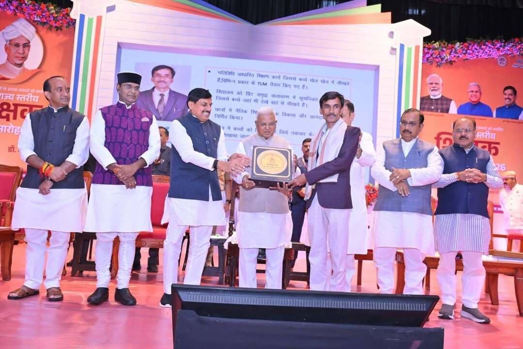 राज्य स्तरीय शिक्षक सम्मान समारोह 2026
==
राष्ट्र निर्माण की पीढ़ी तैयार करते हैं शिक्षक : राज्यपाल श्री पटेल
==
जहां गुरुर खत्म और गुण शुरू होते है, वहीं गुरु की दृष्टि पैदा होती है : मुख्यमंत्री डॉ. यादव
==
जिन्हें ज़रूरत है, उन शिक्षकों को ऑफलाइन टीईटी परीक्षा दिलाने के किए जाएंगे प्रयास
==
शिक्षकों के सम्मान समारोह में मुख्यमंत्री डॉ. यादव ने की घोषणा
==
राज्यपाल श्री पटेल और मुख्यमंत्री डॉ. यादव ने किया उत्कृष्ट शिक्षकों का सम्मान
==
शिक्षक दिवस पर प्रदेश के 33 उत्कृष्ट शिक्षक हुए सम्मानित
==
प्रशासन अकादमी में हुआ राज्य स्तरीय शिक्षक सम्मान समारोह
==
राज्य स्तरीय शिक्षक सम्मान समारोह 2026
राज्यपाल श्री मंगुभाई पटेल ने कहा है कि बच्चों की पहली पाठशाला उसका घर होती है। माता-पिता उन्हें प्रारंभिक शिक्षा और संस्कार देते हैं, लेकिन वास्तव में शिक्षक ही बच्चों को ज्ञान और संस्कारों से परिपूर्ण करते हैं। राष्ट्र निर्माण की भावी पीढ़ी तैयार करते हैं। उन्होंने कहा कि शिक्षक बच्चों को आत्मीय भाव से पढ़ाएं। उनकी बुद्धि, क्षमता और अपेक्षाओं को समझते हुए अपनापन और सहनशीलता का व्यवहार करें। कठिनाईयों और जिज्ञासाओं को धैर्य के साथ सुनें। प्रेमपूर्वक व्यवहार करते हुए समाधान करें। राज्यपाल श्री पटेल ने कहा कि बच्चे, विकसित भारत के कर्णधार हैं। शिक्षक इन कर्णधारों के शिल्पकार हैं। इसलिए शिक्षक पहले स्वयं ज्ञान और नैतिक गुणों का आदर्श व्यक्ति बनें। बच्चों में ईमानदारी, सहनशीलता, जुझारूपन आदि गुणों का विकास कर, उनके व्यक्तित्व का सर्वांगीण विकास करें।
राज्यपाल श्री पटेल शनिवार को शिक्षक दिवस पर आरसीवीपी नरोन्हा प्रशासन एवं प्रबंधकीय अकादमी में हुए राज्य स्तरीय शिक्षक सम्मान समारोह-2026 को संबोधित कर रहे थे। उन्होंने राज्य स्तरीय शिक्षक सम्मान-2026 और गत वर्ष के राष्ट्रीय शिक्षक सम्मान प्राप्तकर्ता शिक्षकों को सम्मानित कर सभी को शिक्षक दिवस की बधाई और शुभकामनाएं दी। राज्यपाल श्री पटेल एवं मुख्यमंत्री डॉ. यादव ने दीप प्रज्ज्वलित कर समारोह का शुभारंभ किया। मां सरस्वती और डॉ. सर्वपल्ली राधाकृष्णन के चित्र पर माल्यार्पण कर नमन किया। राज्यपाल श्री पटेल का मुख्यमंत्री डॉ. यादव ने पौधा भेंट कर स्वागत किया। स्कूल शिक्षा मंत्री श्री उदय प्रताप सिंह ने स्मृति चिन्ह भेंट कर अभिनंदन किया।
राज्यपाल श्री पटेल ने कहा कि राज्य स्तरीय शिक्षक पुरस्कार- 2026 और गत वर्ष के राष्ट्रीय शिक्षक पुरस्कार से पुरस्कृत शिक्षकों के सम्मान का यह आयोजन, उन सभी शिक्षकों को नमन करने का प्रसंग है, जो ज्ञान और संस्कार से राष्ट्र का भविष्य गढ़ रहे हैं। माता-पिता तो केवल बच्चे को जन्म देते हैं, लेकिन शिक्षक बच्चे के व्यक्तित्व को दिशा देकर आदर्श नागरिक बनाने का महान कार्य करते हैं। उन्होंने कहा कि प्रधानमंत्री श्री नरेन्द्र मोदी के विजनरी नेतृत्व में देश ने नई सोच और नए कौशल के द्वारा शिक्षा को नये भारत की शक्ति बनाने का संकल्प, राष्ट्रीय शिक्षा नीति के रूप में लिया है। शिक्षक दिवस पर सभी शिक्षक, भारत को ज्ञान की महाशक्ति बनाने का संकल्प ग्रहण करें।
शिक्षा को निरंतर अपडेशन, अपग्रेडेशन और इनोवेशन की जरूरत
राज्यपाल श्री पटेल ने कहा कि आज की दुनिया में शिक्षा केवल पुस्तकीय ज्ञान तक सीमित नहीं रह सकती, उसे बदलती वैश्विक आवश्यकताओं और रोजगार के नए अवसरों के अनुरुप निरंतर अपडेशन, अपग्रेडेशन और इनोवेशन करते रहना होगा। समय की जरूरत है कि भारतीय ज्ञान परंपरा को आधुनिक विज्ञान और तकनीक से जोड़कर, हमारी शिक्षा को नई पहचान और शक्ति प्रदान करें। कला, विज्ञान, खेल, कौशल और व्यावसायिक शिक्षा के बीच की दीवारें हटाते हुए, विद्यार्थियों को उनकी रुचि से विषय चुन कर पढ़ने का भरपूर अवसर दिया जाए। उन्होंने शिक्षकों का आह्वान किया कि आपको अब पाठ पढ़ाने से आगे बढ़कर, विद्यार्थियों की प्रतिभा को पहचान कर, उन्हें प्रेरित करने और सही दिशा देने वाले मार्गदर्शक के रूप में आगे आना होगा।
अध्यक्षीय संबोधन में मुख्यमंत्री डॉ. मोहन यादव ने कहा कि गुरु शिष्य परम्परा भारतीय संस्कृति की अनुपम धरोहर हैं। गुरुजन नि:संदेह विशेष भी हैं और हमारी प्राचीन सांस्कृतिक परम्पराओं का विशेषण भी। मुख्यमंत्री ने कहा कि दुनिया में देश का मान निरंतर बढ़ रहा है। इसके पीछे गुरु की महिमा है, क्योंकि जहां गुरूर खत्म होता है, और गुण शुरू होता है, वहीं गुरु की दृष्टि पैदा होती है। गुरु की दृष्टि से ही शिक्षित समाज की सृष्टि होती है। उन्होंने कहा कि हमारे गुरुजन एक दीपक की तरह स्वयं अंधेरे में रहकर अपने विद्यार्थियों को शिक्षित कर उनका पूरा जीवन-चरित्र आलोकित करते हैं। इस दुनिया में माता-पिता के बाद वो शिक्षक ही हैं, जो यह कामना करते हैं कि आप वह बनें, जो आप वास्तव में बनना चाहते हैं। आपको वह सब मिले, जो आप पाना चाहते हैं। इसीलिए गुरुजन सदैव वंदनीय हैं, पूजनीय हैं। इनका सदैव आदर-सम्मान और सत्कार करना हम सबका कर्तव्य है। मुख्यमंत्री डॉ. यादव ने शिक्षकों के इस सम्मान समारोह में घोषणा करते हुए कहा कि प्रदेश के जिन वरिष्ठ शिक्षकों को टीईटी की परीक्षा देनी है और जिन्हें ऐसी ज़रूरत है, उन्हें ऑफलाइन टीईटी परीक्षा दिलाने के प्रयास और प्रबंध किए जाएंगे।
मुख्यमंत्री डॉ. यादव ने कहा कि भारत की गौरवशाली गुरुकुल और गुरु-शिष्य परंपरा दुनिया में सबसे प्राचीन है। भारत की मंशा कभी किसी देश को अधीन करने की नहीं रही। हम वसुधैब कुटुम्बकम की भावना से मानवता को बढ़ाने के लिए कार्य करते आए हैं। प्राचीन काल में भारत ने तक्षशिला, नालंदा विश्वविद्यालयों के माध्यम से दुनियाभर के विद्यार्थियों को शिक्षित किया। वर्तमान समय में प्रधानमंत्री श्री मोदी के नेतृत्व में भारत शांति और स्थिरता के साथ सुदृढ़ अर्थव्यवस्था की ओर बढ़ रहा है और दुनिया भारत की ओर बड़ी आशा के साथ देख रही है। आजादी के बाद भारत ने गुट निरपेक्ष नीति अपनाई थी और वह समय आया है, जब प्रधानमंत्री श्री मोदी दुनिया के अलग-अलग शक्तिशाली देशों के राष्ट्राध्यक्षों से पूरे सम्मान के साथ मुलाकात और चर्चा करते हैं। मुख्यमंत्री ने कहा कि देश का नक्शा कागजों पर बनता है, लेकिन देश की किस्मत हमारे गुरुजन कक्षाओं में बनाते हैं। हमारे शिक्षक और गुरुजन इन कक्षाओं के अधिपति हैं। शिक्षक कई पीढ़ियों तक अपने शिष्य की प्रगति से आनंदित होता है। उसे जीवन में सबसे अधिक गर्व तब महसूस होता है, जब वो शिष्य को स्वयं से आगे बढ़ते हुए देखता है। मध्यप्रदेश सरकार सभी शिक्षकों की मेहनत का सम्मान करती है। जब बोर्ड परीक्षाओं के परिणाम सामने आते हैं तो इनकी मेरिट लिस्ट में 50 प्रतिशत से अधिक बच्चे हमारे शासकीय स्कूलों के होते हैं, जो शिक्षकों के मार्गदर्शन और परिश्रम के कारण वहां तक पहुंच पाते हैं। मुख्यमंत्री ने कहा कि हमारी सरकार शिक्षकों के लिए जो बेहतर हो सकता है, ऐसे सभी जरूरी निर्णय लेने के लिए प्रतिबद्ध है। सुप्रीम कोर्ट के निर्देश पर हो रही टीईटी की परीक्षा ऑफलाइन मोड पर होगी। शिक्षा विभाग के आधार पर शैक्षणिक गुणवत्ता के लिए हम प्रयास कर रहे हैं। हमारे शासकीय स्कूल, प्राइवेट स्कूलों से बेहतर होंगे। मुख्यमंत्री ने कहा कि मध्यप्रदेश की धरती ऐसी है, जहां भगवान श्रीकृष्ण स्वयं शिक्षा ग्रहण करने के लिए उज्जैन के सांदीपनि आश्रम आए थे। जहां उन्होंने 64 कलाएं और 14 विद्याओं का ज्ञान प्राप्त किया। श्रीकृष्ण के गुरु महर्षि सांदीपनि ने अपने शिष्य को जगद्गुरु की उपाधि दी। उन्होंने अपने शिष्य में भविष्य का पुरुषार्थ और पराक्रम देख लिया था। इसी प्रकार महर्षि विश्वामित्र ने बाल्यकाल में प्रभु श्रीराम और उनके भाइयों में पराक्रम देखा था। वे राजा दशरथ से श्रीराम और लक्ष्मण को अपने साथ ले गए और श्रीराम को मर्यादा पुरुषोत्तम श्रीराम बनाया।
स्कूल शिक्षा एवं परिवहन मंत्री श्री उदय प्रताप सिंह ने कहा कि शिक्षक दिवस को पूरा देश गुरुजनों के सम्मान के रूप में देखता है। भविष्य में हमारी युवा पीढ़ी अगर देश को आगे बढ़ाएगी तो इसमें हमारे अभिभावकों और गुरुजनों का विशेष योगदान होगा। प्रधानमंत्री श्री मोदी के कार्यकाल में देश की शिक्षण पद्धति की चुनौतियां खत्म हो रही हैं। देश में शिक्षा नीति-2020 लागू की गई है। मध्यप्रदेश में यह सबसे पहले उच्च शिक्षा मंत्री रहते हुए मुख्यमंत्री डॉ. यादव ने लागू करवाई थी। आज का दिन शिक्षकों के प्रति हमारी कृतज्ञता प्रकट करने का है। राज्य सरकार अच्छा कार्य करने वाले शिक्षकों का सम्मान कर रही है। प्रदेश का हर शिक्षक हमारी शिक्षा व्यवस्था की अहम कड़ी है। नक्सल प्रभावित रहे बालाघाट जिले में शिक्षकों ने स्कूलों के माध्यम से बच्चों को अच्छे संस्कार दिए। कई शिक्षक ऐसे हैं, जो अपने वेतन की हिस्सेदारी भी स्कूल को आदर्श विद्यालय बनाने में लगा देते हैं। बच्चों को स्वयं साइकिल की घंटी बजाकर स्कूल आने के लिए प्रेरित करते हैं। हमारी सरकार कानूनी बाधाओं को दूर करने का प्रयास करते हुए शिक्षकों की बेहतरी के लिए कार्य कर रही है। विकसित भारत @2047 के संकल्प की पूर्ति में सभी शिक्षकगणों का अहम योगदान होगा।
कार्यक्रम में जनजातीय कार्य, लोक परिसम्पत्ति प्रबंधन तथा भोपाल गैस त्रासदी राहत एवं पुर्नवास मंत्री डॉ. कुंवर विजय शाह, खेल एवं युवा कल्याण तथा सहकारिता मंत्री श्री विश्वास कैलाश सारंग, विधायक श्री भगवानदास सबनानी, नगर निगम अध्यक्ष श्री किशन सूर्यवंशी, आयुक्त लोक शिक्षण श्री अभिषेक सिंह, स्कूल शिक्षा विभाग के वरिष्ठ अधिकारी-कर्मचारी, सम्मानित शिक्षकगण एवं उनके परिजन भी उपस्थित थे।
इन उत्कृष्ट शिक्षकों का हुआ सम्मान
समारोह में श्री शिवलाल दांगी (सुसनेर), श्री धन्नालाल बिसेन (बालाघाट), श्री रीतेश कुमार पथाड़े (बैतूल), श्री सुखनंदन साहू (दमोह), श्री नरेंद्र कुमार भारद्वाज (गुना), श्री ओम प्रकाश विश्वकर्मा (नर्मदापुरम), श्री महेंद्र सिंह ठाकुर (कटनी), श्री राकेश कुमार गुप्ता (मंदसौर), सुश्री शिखा शर्मा (नरसिंहपुर), श्री लोकेंद्र सिंह पंवार (नीमच), सुश्री ज्योति पाठक (निवाड़ी), श्री राकेश कुमार वर्मा (रायसेन), श्री सुरेश चंद्र सोनी (राजगढ़), सुश्री शर्मिला उपाध्याय (रतलाम), सुश्री रीनादेवी कटरे (सिवनी), श्री हेमंत कुमार वैद्य (शाजापुर), श्री राकेश द्विवेदी (सीधी), सुश्री सीमा परमार (उज्जैन), सुश्री पूनम मिश्रा (बालाघाट), श्री बिहारीलाल प्रजापति (छतरपुर), श्री अरुण कुमार भादे (छिंदवाड़ा), श्री बलराम अहिरवार (दमोह), श्री मुकेश कुमार शर्मा (गुना), श्री अरुण कुमार मित्तल (इंदौर), श्री मुकेश प्रजापति (मंदसौर), श्री मनीष तिवारी (नरसिंहपुर), श्री अजय कुमार मिश्रा, श्री मुकेश नागर (राजगढ़), श्री राजेश महेश्वरी (रतलाम), श्री मोहित कुमार गर्ग (सतना), सुश्री पूजा पांडे (सिवनी), श्री सतीश पांडे (सीधी), सुश्री श्वेता तिवारी (उज्जैन), सुश्री अजिता, श्रीमती शीला पटेल (राष्ट्रीय शिक्षक सम्मान प्राप्त) तथा श्री भैरूलाल ओसारा (राष्ट्रीय शिक्षक सम्मान प्राप्त) ने सम्मान पाया। इन शिक्षकों को शॉल, श्रीफल, प्रशस्ति पत्र एवं 25 हजार रुपए नगद सम्मान राशि देकर सम्मानित किया गया।
घनश्याम सिरसाम/ आशीष कोटांगले
समाचारो की सूची
राष्ट्रपति श्रीमती मुर्मु ने शिक्षक दिवस पर मध्यप्रदेश के 6 शिक्षकों को किया सम्मानित
राष्ट्र निर्माण की पीढ़ी तैयार करते हैं शिक्षक : राज्यपाल श्री पटेल
मुख्यमंत्री डॉ. यादव, केन्द्रीय मंत्री श्री मनोहर लाल, मंत्री विजयवर्गीय ने हरी झंडी दिखाकर इंदौर मेट्रो ट्रेन को किया रवाना
इंदौर के विकास को मिली नई रफ्तार : लोक परिवहन के क्षेत्र में इंदौर को मिली बड़ी सौगात
प्रदेश के प्रत्येक शालाविहीन स्कूल को मिलेगा पक्का भवन : मुख्यमंत्री डॉ. यादव
मुख्यमंत्री डॉ. यादव ने सम्मानित शिक्षकों को दी बधाई
मुख्यमंत्री डॉ. यादव के नेतृत्व में मध्यप्रदेश की वैश्विक निवेश संभावनाओं को मिलेगा नया आयाम
मध्यप्रदेश में मोबिलिटी क्रांति की शुरुआत
किसानों की सेवा का त्यौहार है बलराम कृषि महोत्सव : मुख्यमंत्री डॉ. यादव
मानसून सक्रिय रहने तक रहें बेहद सावधान - मुख्यमंत्री डॉ. यादव
वन विहार में अंतर्राष्ट्रीय गिद्ध जागरूकता दिवस पर हुए कार्यक्रम
मध्यप्रदेश पुलिस की नशे के विरुद्ध बड़ी कार्रवाई
मध्यप्रदेश पुलिस की गौवंश एवं पशु तस्करी के विरुद्ध बड़ी कार्रवाई
भारतीय प्रशासनिक सेवा के अधिकारियों की नवीन पदस्थापना
निर्माण कार्यों की गुणवत्ता से कोई समझौता नहीं, ठेकेदार की लापरवाही नहीं होगी बर्दाश्त
मुख्यमंत्री डॉ. यादव ने प्रख्यात व्यंग्यकार स्व. शरद जोशी की पुण्यतिथि पर दी श्रद्धांजलि
मुख्यमंत्री डॉ. यादव ने पूर्व राष्ट्रपति डॉ. सर्वपल्ली राधाकृष्णन की जयंती पर किया नमन
संबंधित समाचार
राष्ट्रपति श्रीमती मुर्मु ने शिक्षक दिवस पर मध्यप्रदेश के 6 शिक्षकों को किया सम्मानित
राष्ट्रपति श्रीमती मुर्मु ने महेश्वरी साड़ी बुनाई में उत्कृष्ट योगदान के लिए खरगोन जिले के श्री कमल गौड़ को किया सम्मानित
राष्ट्रपति श्रीमती मुर्मु को ग्वालियर विमानतल पर दी भावभीनी विदाई
राष्ट्रपति श्रीमती मुर्मु ने चीता मित्रों से किया संवाद और चीता संरक्षण की ली जानकारी
राष्ट्रपति ने किया चीता कमांड कंट्रोल सेंटर का भ्रमण, चीता प्रदर्शनी भी देखी