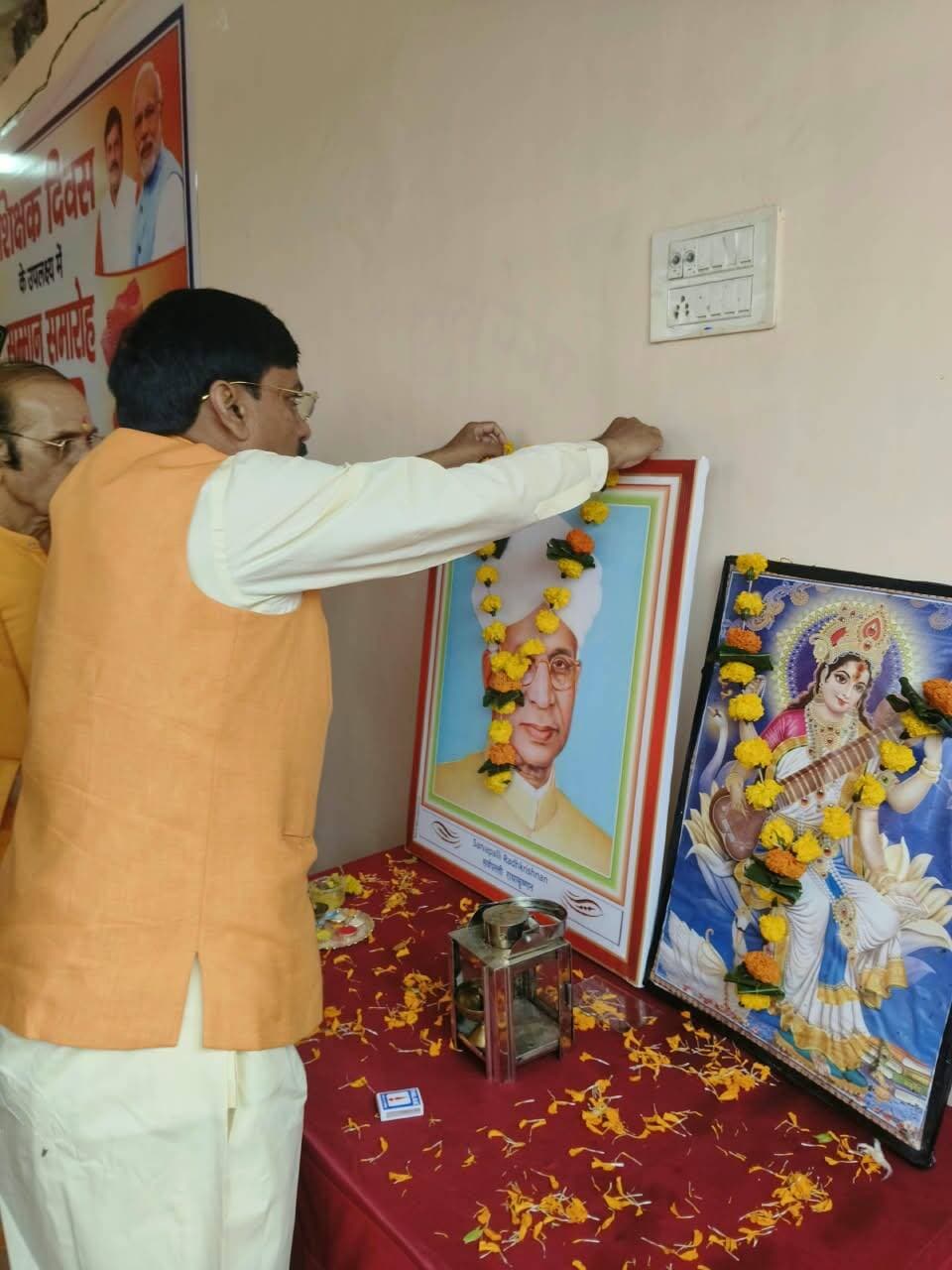 शिक्षकों के सम्मान से ही राष्ट्र निर्माण की नींव मजबूत होती है- राज्यमंत्री धर्मेंद्र सिंह लोधी
==
राज्यमंत्री श्री लोधी ने जन्मदिवस पर डॉ. सर्वपल्ली राधाकृष्णन को किया नमन,
==
सेवानिवृत्त एवं उत्कृष्ट कार्य करने वाले अधिकारी-कर्मचारियों का किया सम्मान
==
जबेरा क्षेत्र में शिक्षक दिवस के अवसर पर प्रदेश के संस्कृति, पर्यटन, धार्मिक न्यास एवं धर्मस्व राज्यमंत्री धर्मेंद्र सिंह लोधी के निवास पर डॉ. सर्वपल्ली राधाकृष्णन के जन्मदिवस के उपलक्ष्य में कार्यक्रम आयोजित किया गया।
इस अवसर पर राज्यमंत्री श्री लोधी ने जबेरा क्षेत्र के सेवानिवृत्त तथा वर्तमान में उत्कृष्ट कार्य कर रहे अधिकारियों एवं कर्मचारियों का बारी-बारी से स्वागत एवं सम्मान किया और उनका आशीर्वाद प्राप्त किया।
राज्यमंत्री धर्मेंद्र सिंह लोधी ने कहा शिक्षकों के प्रति सदैव मेरे हृदय में सम्मान का भाव रहा है। इसका एक प्रमुख कारण यह भी है कि मेरे पूज्य पिता श्री भावसिंह लोधी जी भी शिक्षक रहे हैं। मैंने अपने जीवन में देखा है कि शिक्षक न केवल बच्चों को शिक्षा देकर उनका भविष्य संवारते हैं, बल्कि समाज और राष्ट्र के निर्माण में भी महत्वपूर्ण भूमिका निभाते हैं।
उन्होंने कहा कि शिक्षक स्वयं कठिन परिश्रम करते हुए बच्चों को उच्च शिक्षा प्रदान करने के लिए प्रेरित करते हैं और अपने परिवार के बच्चों को भी शिक्षित एवं संस्कारित बनाने में महत्वपूर्ण योगदान देते हैं। शिक्षक ही आने वाली पीढ़ी को दिशा और संस्कार देने का कार्य करते हैं।
राज्यमंत्री लोधी ने कहा कि बच्चे मिट्टी के समान होते हैं, उन्हें जिस प्रकार ढाला जाए, वे उसी रूप में आकार लेते हैं। इसलिए बच्चों के व्यक्तित्व निर्माण में शिक्षक की भूमिका अत्यंत महत्वपूर्ण होती है। एक योग्य और समर्पित शिक्षक ही बच्चों को बेहतर नागरिक बनाकर देश, समाज और राष्ट्र के विकास में योगदान देने के लिए तैयार करता है।
उन्होंने कहा कि शिक्षक केवल शिक्षा देने का कार्य नहीं करते, बल्कि वे समाज को नई दिशा देने और राष्ट्र के भविष्य को गढ़ने का महत्वपूर्ण दायित्व निभाते हैं। ऐसे सभी शिक्षकों एवं शिक्षा के क्षेत्र में योगदान देने वाले व्यक्तियों के प्रति सदैव सम्मान और कृतज्ञता का भाव रहना चाहिए।