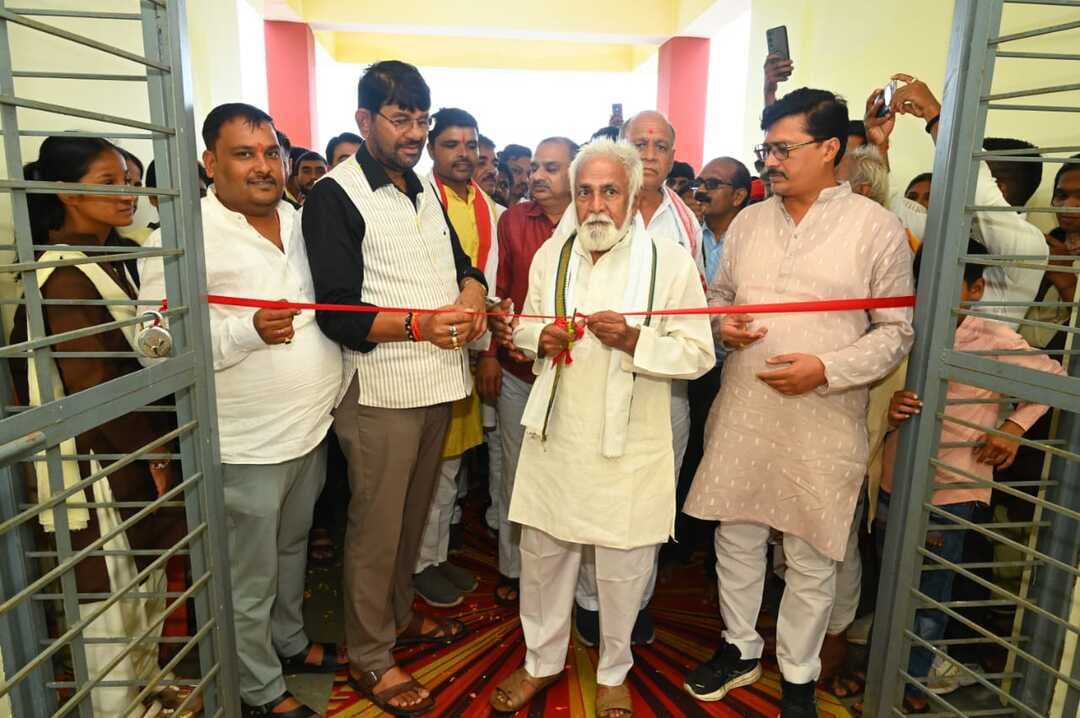सरकार आपकी प्रतिभाओं को बढ़ाने, निखारने के लिए विभिन्न योजनाए संचालित कर रही हैं-राज्यमंत्री श्री पटेल
===
राज्यमंत्री श्री पटेल ने 01 करोड़ 47 लाख से निर्मित शासकीय उच्चतर माध्यमिक विद्यालय सादपुर का किया लोकार्पण
===
विद्यार्थियों को प्रोत्साहित करने के उद्देश्य से सरकार द्वारा उन्हें स्कूटी प्रदान की जा रही है। इस पहल का उद्देश्य विद्यार्थियों को मन लगाकर पढ़ाई करने और बेहतर परिणाम हासिल करने के लिए प्रेरित करना है। सरकार विद्यार्थियों की आवश्यकताओं को पूरा करने के लिए हरसंभव प्रयास कर रही है। इस आशय के विचार प्रदेश के आनंद विभाग राज्यमंत्री स्वतंत्र प्रभार लखन पटेल ने 01 करोड़ 47 लाख रुपए से निर्मित शासकीय उच्चतर माध्यमिक विद्यालय सादपुर के लोकार्पण कार्यक्रम के दौरान व्यक्त किए।
राज्यमंत्री श्री पटेल ने कहा विद्यार्थियों को मेहनत और लगन के साथ अपनी पढ़ाई जारी रखनी चाहिए। सरकार उनके साथ है और शिक्षा के क्षेत्र में विद्यार्थियों को जिस भी सहायता की आवश्यकता होगी, उसे पूरा करने का प्रयास किया जाएगा।
उन्होंने छोटे गांवों से निकलकर बड़ी सफलता हासिल करने वाले विद्यार्थियों का उदाहरण देते हुए कहा कि दमोह जिले के छोटे से गांव खड़ेरी के एक विद्यार्थी का NEET में 512 अंक प्राप्त कर इंदौर के सरकारी मेडिकल कॉलेज में प्रवेश होना गौरव की बात है। उन्होंने कहा छोटे से गांव से निकलकर यदि कोई विद्यार्थी मेडिकल कॉलेज में प्रवेश हासिल कर सकता है, तो अन्य विद्यार्थी भी मेहनत और लगन के साथ निश्चित रूप से सफलता प्राप्त कर सकते हैं।
श्री पटेल ने चौथी कक्षा में पढ़ने वाले एक छोटे विद्यार्थी की उपलब्धि का भी उल्लेख किया। उन्होंने कहा विद्यार्थी ने अंतरराष्ट्रीय स्तर की एक परीक्षा में हिस्सा लिया, जिसमें विभिन्न देशों के करीब 12 हजार प्रतिभागी शामिल हुए थे। इस प्रतियोगिता में विद्यार्थी ने तीसरा स्थान प्राप्त कर क्षेत्र का गौरव बढ़ाया।
उन्होंने विद्यार्थियों से कहा सफलता के लिए जरूरी है कि वे अपनी क्षमता पर विश्वास रखें, निरंतर मेहनत करें और बड़े लक्ष्य निर्धारित कर उन्हें हासिल करने के लिए पूरी लगन से प्रयास करें।
इस अवसर पर पं. नरेन्द्र व्यास एवं जिला पंचायत अध्यक्ष प्रतिनिधि गौरव पटेल ने अपनी बातें विस्तार से रखी।