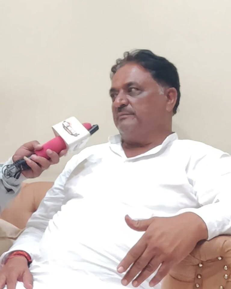 निवाई में विकास का बड़ा दावा—ईसरानी
निवाई की धरती पर पहली बार स्टेडियम बनने का दावा,
ईसरानी ने कहा—जनता के विकास और क्षेत्र की उम्मीदों पर खरा उतरने की पूरी कोशिश की है,
निवाई में खेल सुविधाओं को बढ़ावा देने की दिशा में बड़ा कदम उठाया जाएगा,
युवाओं को बेहतर खेल मैदान और सुविधाएं उपलब्ध कराने का प्रयास रहेगा,
क्या निवाई में बनेगा क्षेत्र का पहला बड़ा स्टेडियम?
ईसरानी के इस दावे के बाद सियासी और खेल जगत में चर्चा तेज,
#निवाई #विकास #स्टेडियम #ईसरानी #निवाई_राजनीति #राजस्थान_न्यूज़ #Niwai #Development #BreakingNews Dilip Israni