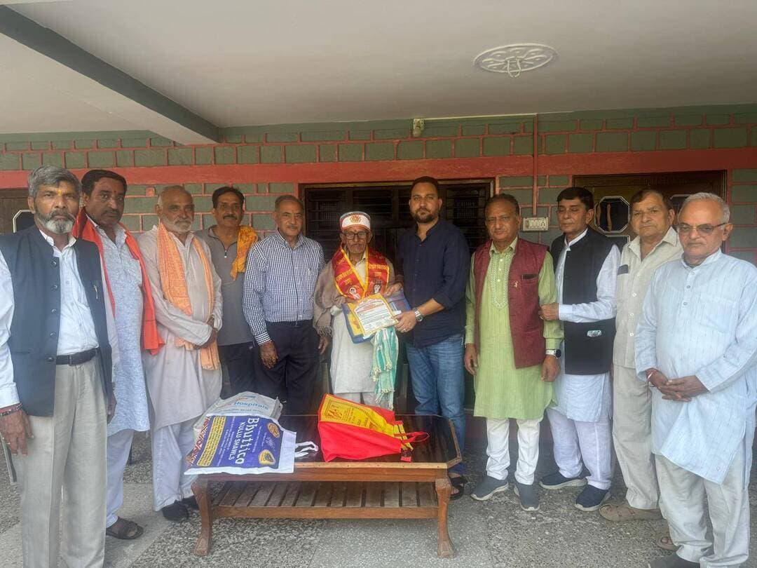 प्रेस नोट
*शिक्षक दिवस पर विधायक आशीष शर्मा ने शिक्षकों को घर-घर जाकर किया सम्मानित*
*अनूठी पहल, 90 वर्ष से अधिक आयु के 22 वयोवृद्ध शिक्षकों को दिया सम्मान*
हमीरपुर। 5 सितम्बर,
राष्ट्रीय शिक्षक दिवस के अवसर पर हमीरपुर विधानसभा क्षेत्र के विधायक आशीष शर्मा ने एक अनुकरणीय पहल की शुरुआत की है। नारायण सेवा संस्थान के तत्वाधान में आयोजित इस विशेष कार्यक्रम के तहत विधायक आशीष शर्मा ने विधानसभा क्षेत्र के 90 वर्ष से अधिक आयु वाले सभी 22 वयोवृद्ध शिक्षकों के घर-घर जाकर उन्हें शिक्षा के क्षेत्र में दिए गए अमूल्य योगदान के लिए सम्मानित किया। इस अवसर पर विधायक आशीष शर्मा ने सभी को शिक्षक दिवस की शुभकामनाएं देते हुए कहा कि शिक्षक समाज का मार्गदर्शन करते हैं और उन्होंने देश को कई महान हस्तियां दी हैं। माता-पिता के बाद शिक्षक ही बच्चे के उज्ज्वल भविष्य की मजबूत नींव रखते हैं।
ऐसे वयोवृद्ध गुरुजनों का आशीर्वाद प्राप्त करना सौभाग्य की बात है। सम्मान पाकर भावुक हुए सेवानिवृत्त शिक्षकों ने कहा कि उनके जीवन में यह पहला अवसर है जब शिक्षक दिवस पर कोई जनप्रतिनिधि स्वयं उनके घर आकर उन्हें सम्मानित कर रहा है। इससे पहले केवल कार्यक्रमों में ही बुलाया जाता था। सभी शिक्षकों ने विधायक की इस मानवीय और अनुकरणीय पहल की प्रशंसा की। नारायण सेवा संस्थान के अध्यक्ष रसील सिंह मनकोटिया ने विधायक आशीष शर्मा की इस पहल को अत्यंत सराहनीय बताते हुए उनका साधुवाद व्यक्त किया।
इस कार्यक्रम के दौरान नारायण सेवा संस्थान के उपाध्यक्ष रोशन लाल शर्मा, पदाधिकारी प्यारे लाल शर्मा, अजय शर्मा, जिला परिषद सदस्य सुरेश सोनी, सोनी कुमार, सभी बूथ अध्यक्ष, ग्राम केंद्र अध्यक्ष एवं पार्टी के विभिन्न पदाधिकारी विशेष रूप से उपस्थित रहे।
---