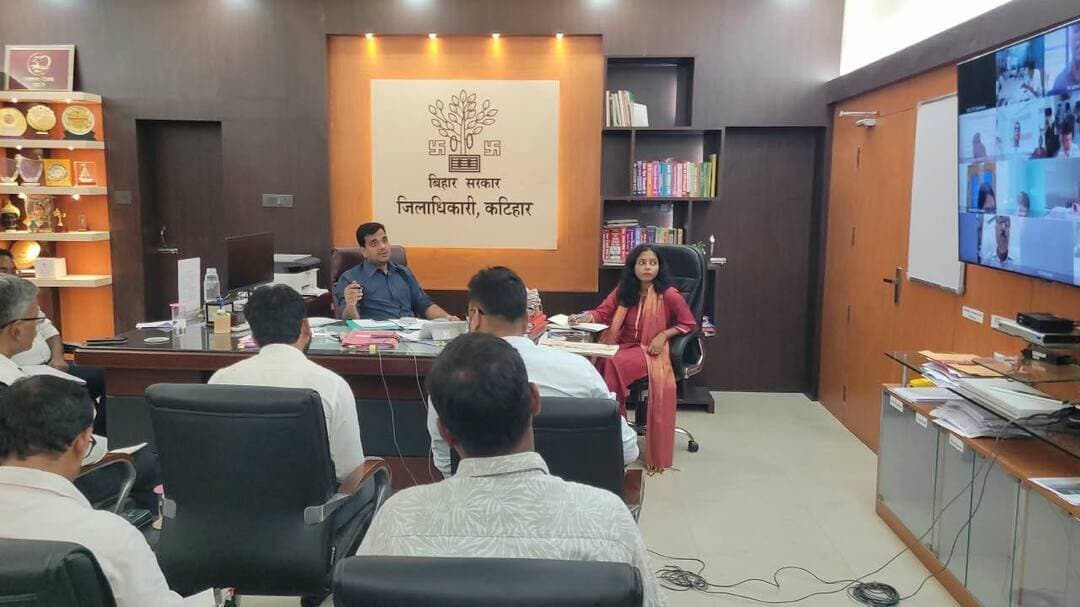 जिला पदाधिकारी, कटिहार आशुतोष द्विवेदी की अध्यक्षता में गंगा नदी के बढ़ते जलस्तर को देखते हुए संभावित बाढ़ से संबंधित समीक्षात्मक बैठक आयोजित*
*बाढ़ प्रभावित क्षेत्रों में राहत एवं बचाव कार्यों हेतु अधिकारियों को दिए गए आवश्यक दिशा-निर्देश*
कटिहार,05 सितंबर 2026 शनिवार।
आज 05 सितंबर 2026 को जिला पदाधिकारी, कटिहार श्री आशुतोष द्विवेदी की अध्यक्षता में जिला पदाधिकारी के कार्यालय कक्ष में गंगा नदी के बढ़ते जलस्तर को देखते हुए वीडियो कॉन्फ्रेंसिंग के माध्यम से सभी प्रभावित अंचलाधिकारियों के साथ एक महत्वपूर्ण समीक्षात्मक बैठक आयोजित की गई।
बैठक में उप विकास आयुक्त श्रीमती नेहा कुमारी, अनुमंडल पदाधिकारी सूरज कुमार, अपर समाहर्ता श्री विनोद कुमार, अपर समाहर्ता (आपदा प्रबंधन) श्री फिरोज अख्तर, सभी संबंधित अंचलों के वरीय पदाधिकारी एवं जिलास्तरीय पदाधिकारी उपस्थित रहें।
बैठक में अंचलाधिकारी बरारी ने बताया कि गंगा नदी के जलस्तर में वृद्धि के कारण बरारी प्रखंड के दक्षिण भंडारतल एवं मोहना चांदपुर में जनजीवन अस्त-व्यस्त हो गया है। प्रभावित क्षेत्रों में लोगों की आवाजाही के लिए नाव का परिचालन शुरू कर दिया गया है। संबंधित पंचायत के मुखिया के आवेदन के अनुसार प्रभावित लोगों के लिए जल्द से जल्द सामुदायिक किचन शुरू किया जाएगा। इसके लिए सभी आवश्यक तैयारियां पूर्ण कर ली गई हैं ताकि प्रभावित लोगों को किसी भी प्रकार की असुविधा न हो।
इसके अलावा, कुर्सेला प्रखंड अंतर्गत पूर्वी मुरादपुर सहित अन्य प्रभावित पंचायतों में बाढ़ का पानी प्रवेश कर गया है, जहाँ लगभग 15 नावों का परिचालन प्रारंभ कर दिया गया है।
वहीं, अंचलाधिकारी मनिहारी ने बताया कि मनिहारी प्रखंड की कुल 7 पंचायतें प्रभावित हुई हैं, जिनमें धुरहाई पंचायत सबसे अधिक प्रभावित है। प्रभावितों की सुविधा के लिए 9 नावों का परिचालन शुरू किया गया है तथा सामुदायिक किचन की व्यवस्था करने का आश्वासन दिया गया है। दिलारपुर पंचायत में भी बाढ़ के पानी के आने की पूरी संभावना है, वहीं दक्षिण काटकोष, बाघमारा, मनोहरपुर एवं कुमारीपुर आदि पंचायतों में पानी आवागमन के रास्तों तक पहुँच चुका है, जहाँ सभी तैयारियाँ पूर्ण कर ली गई हैं।
जिला पदाधिकारी श्री आशुतोष द्विवेदी ने सभी प्रभावित क्षेत्रों की स्थिति पर गंभीर संज्ञान लेते हुए संबंधित पदाधिकारियों को दिशा-निर्देश दिए।
जिसमें सिविल सर्जन को निदेश दिया गया कि चिकित्सा व्यवस्था से संबंधित सभी प्रभावित प्रखंडों के अंतर्गत उप स्वास्थ्य केंद्रों के प्रभारी चिकित्सा पदाधिकारी सुनिश्चित करें कि प्रभावित इलाकों में मेडिकल कैंप लगाकर लोगों को आवश्यक दवाइयाँ उपलब्ध कराई जाएँ। दवाओं का भंडारण आपदा प्रबंधन विभाग द्वारा जारी मानक संचालन प्रक्रिया (SOP) के अनुरूप मानव रक्षक आवश्यक दवाओं की पर्याप्त मात्रा में भंडारण कराएँ।
पशुपालन पदाधिकारी को आदेश दिया गया कि पशुओं की सुरक्षा से संबंधित बाढ़ प्रभावित क्षेत्रों में पशुओं के लिए पर्याप्त मात्रा में पशुचारा का भंडारण करें तथा पशुओं के उपचार हेतु आवश्यक दवाइयों का पर्याप्त स्टॉक रखें।
इसके अतिरिक्त वीडियो कॉन्फ्रेंसिंग के माध्यम से जुड़े सभी अंचलाधिकारी को निर्देशित किया गया कि अंचल में उपलब्ध राहत सामग्री (पॉलीथीन सीट्स आदि) का भौतिक निरीक्षण करें और बाढ़ आश्रय स्थलों का निरीक्षण कर उनकी मरम्मत एवं रखरखाव सुनिश्चित करें। स्वच्छ पेयजल से संबंधित पदाधिकारी सभी चिन्हित राहत शिविरों में शुद्ध पेयजल की उपलब्धता सुनिश्चित करें। चापाकलों की मरम्मत कराएँ तथा आवश्यकता वाले शिविरों में नए चापाकल उपलब्ध कराएँ।
जिला पदाधिकारी ने सभी पदाधिकारियों को निर्देश दिया कि वे बाढ़ पीड़ित परिवारों की राहत एवं बचाव कार्यों में किसी भी प्रकार की लापरवाही न बरतें तथा सभी कार्य स्थापित SOP के अनुपालन में करना सुनिश्चित करें।
प्रशासन हर संभव प्रयास कर प्रभावित जनजीवन को सामान्य बनाए रखने के लिए तत्पर है।
जिला जनसंपर्क पदाधिकारी,
कटिहार।
Information & Public Relations Department, Government of Bihar Disaster Management Department Govt. of Bihar @topfans #katihar