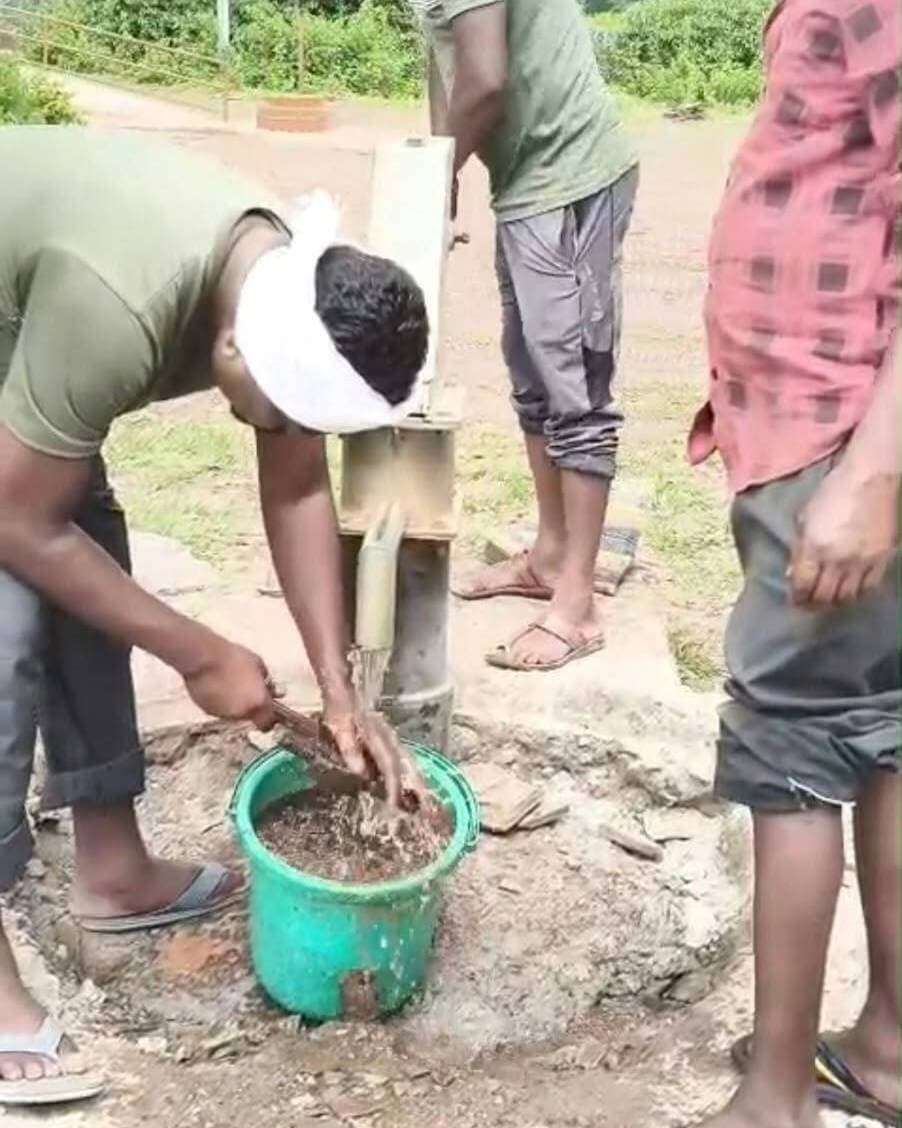 कुरेंगा के माड़ियापारा स्कूल में फिर लौटी जलापूर्ति
बच्चों की पेयजल समस्या सामने आई, प्रशासन ने तुरंत समाधान किया। 🏫💧
तोकापाल विकासखंड के ग्राम कुरेंगा स्थित माड़ियापारा प्राथमिक एवं माध्यमिक शाला में नलकूप का सबमर्सिबल पंप चोरी होने से पेयजल संकट उत्पन्न हो गया था।
कलेक्टर श्री आकाश छिकारा के निर्देश पर प्रशासन ने तत्काल कार्रवाई की।
🔧 हैंडपम्प दुरुस्त किया गया
☀️ सोलर ड्यूल पंप की मरम्मत की गई
💧 जलापूर्ति दोबारा शुरू की गई
🤝 लोक स्वास्थ्य यांत्रिकी विभाग और क्रेडा की संयुक्त टीम ने तकनीकी जांच कर सुधार कार्य किया
अब दोनों स्कूलों में बच्चों और शिक्षकों के लिए स्वच्छ पेयजल उपलब्ध है।
समय पर कार्रवाई. संवेदनशील प्रशासन. बच्चों के लिए बेहतर सुविधाएं। 💙
#कुरेंगा #माड़ियापारा #तोकापाल