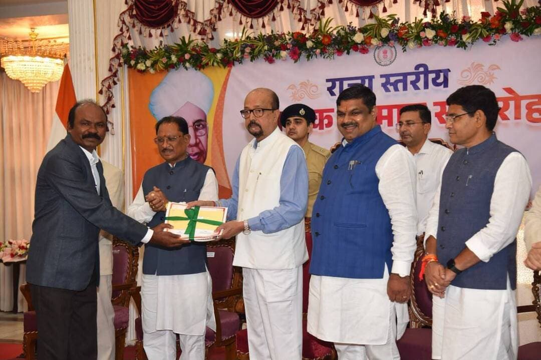 बस्तर के दो शिक्षकों को राज्य स्तरीय सम्मान
शिक्षक दिवस पर बस्तर का मान बढ़ा। 📚🏆
श्रीमती कामेश्वरी कश्यप और श्री बुधराम कश्यप का चयन वर्ष 2026-27 के राज्य शिक्षक सम्मान के लिए हुआ है।
👩🏫 श्रीमती कामेश्वरी कश्यप
मावलीगुड़ा के ग्रामीण बच्चों की शिक्षा को बेहतर बनाने के लिए 15 वर्षों से समर्पित।
♻️ ‘कबाड़ से जुगाड़’ से रोचक शिक्षण
📚 ‘मुस्कान पुस्तकालय’ की स्थापना
🔬 विद्यार्थियों के विज्ञान मॉडल्स को सराहना
🏫 कोरोना काल में मोहल्ला क्लास का सफल संचालन
🏅 ‘कोरोना वारियर्स सम्मान’ से सम्मानित
👨🏫 श्री बुधराम कश्यप
छिन्दबहार के संस्कृत व्याख्याता, जिन्होंने सेवा को शिक्षा का माध्यम बनाया।
🎓 28 वर्षों का शिक्षकीय सेवाकाल
📚 600+ जरूरतमंद विद्यार्थियों की फीस और शिक्षण सामग्री में सहयोग
🤝 10+ निर्धन कन्याओं के विवाह में आर्थिक योगदान
🏫 शाला त्यागी बच्चों को स्कूल से जोड़ने के लिए ‘स्कूल चलो अभियान’
🗣️ हल्बी और धुरवी बोली के संरक्षण के लिए निरंतर प्रयास
दो शिक्षक. दो प्रेरक यात्राएं. बस्तर की शिक्षा के लिए गर्व का क्षण। ❤️
#शिक्षकदिवस #राज्यशिक्षकसम्मान