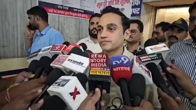 🚨 संजय गांधी अस्पताल में बड़ी लापरवाही!
जिसे डॉक्टर ने मृत घोषित किया, शव वाहन में रखते ही आया होश!
रीवा। उपचार के लिए संजय गांधी अस्पताल पहुंचे एक बुजुर्ग मरीज को मेडिसिन विभाग के जूनियर डॉक्टर ने जांच के बाद मृत घोषित कर दिया। इतना ही नहीं, परिजनों को शव सुपुर्दगी की पर्ची भी थमा दी गई।
परिजन बुजुर्ग का शव लेकर शव वाहन तक पहुंचे और जैसे ही बॉडी को वाहन में रखा गया, अचानक बुजुर्ग के शरीर में हलचल हुई और उन्हें होश आ गया। यह देखकर परिजनों और वहां मौजूद लोगों में हड़कंप मच गया।
मामले की जानकारी अस्पताल प्रबंधन तक पहुंचने के बाद मेडिसिन विभाग के विभागाध्यक्ष ने इसे गंभीर चिकित्सकीय चूक माना है। विभागाध्यक्ष के अनुसार, मामले में सीनियर रेजिडेंट से बड़ी चूक हुई है और पूरे प्रकरण की जांच के बाद सख्त कार्रवाई की जाएगी।
घटना ने अस्पताल की चिकित्सा व्यवस्था और मरीजों की जांच प्रक्रिया पर गंभीर सवाल खड़े कर दिए हैं। आखिर किस आधार पर बुजुर्ग को मृत घोषित किया गया और बिना पर्याप्त पुष्टि के शव सुपुर्दगी की प्रक्रिया कैसे पूरी कर दी गई—यह जांच का विषय है।
देखिए पूरी घटना और जानिए अस्पताल प्रबंधन ने मामले में क्या कहा…
खबर में अस्पताल प्रबंधन के बयान और उपलब्ध जानकारी के आधार पर घटनाक्रम प्रस्तुत किया गया है। मामले में अंतिम तथ्य जांच के बाद ही स्पष्ट होंगे।