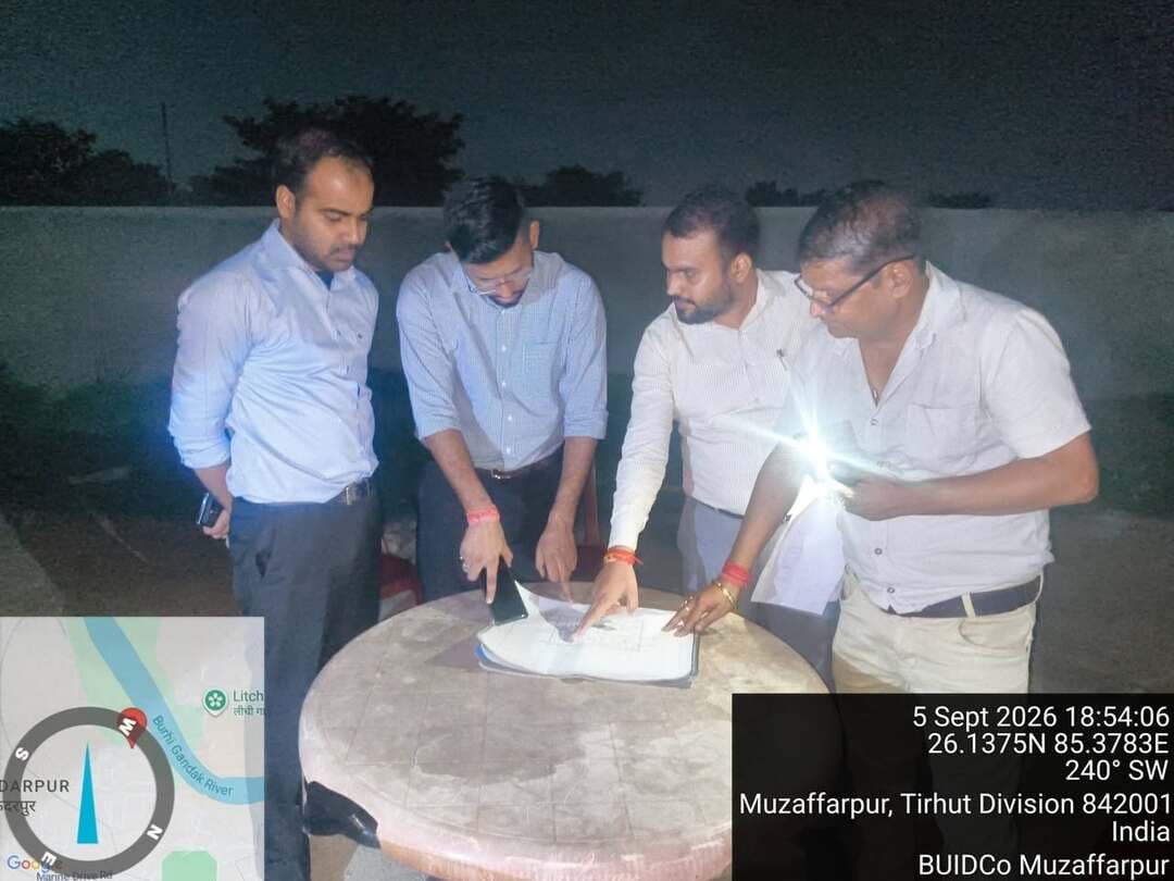 जिलाधिकारी, मुज़फ्फरपुर तथा नगर आयुक्त, नगर निगम, मुज़फ्फरपुर ने सिकंदरपुर में बुडको द्वारा निर्माणाधीन शवदाह गृह का स्थल निरीक्षण किया। जिलाधिकारी ने निर्माणाधीन विभिन्न अवयवों का बारीकी से निरीक्षण किया। उन्होंने अभियंताओ को गुणवत्ता सुनिश्चित करते हुए तेजी से कार्य कराने का निदेश दिया।
ज़िलाधिकारी ने कहा कि सात निश्चय-2 योजना अंतर्गत निर्माणाधीन शवदाहगृह में 2 सेट विद्युत एवं 4 सेट लकड़ी शवदाहगृह का निर्माण किया जा रहा है। निरीक्षण में देखा गया कि योजना पर शीघ्रतापूर्वक कार्य किया जा रहा है।सिविल कार्य लगभग पूर्ण है। फिनिशिंग वर्क प्रगति पर है।
ज़िलाधिकारी ने कहा कि शेष सभी कार्य शीघ्र पूर्ण हो जाएगा। अधिकारियों को निर्देशित किया गया है कि दो माह के अंदर (अक्टूबर तक) सभी कार्य पूरा करें। उन्होंने कहा कि इस कार्य के पूर्ण हो जाने से आम जन को अंतिम संस्कार करने में काफी सहूलियत होगी। साथ ही, प्रदूषण भी अत्यंत कम होगा जिससे पर्यावरण संरक्षण के प्रयास को बल मिलेगा।
Information & Public Relations Department, Government of Bihar