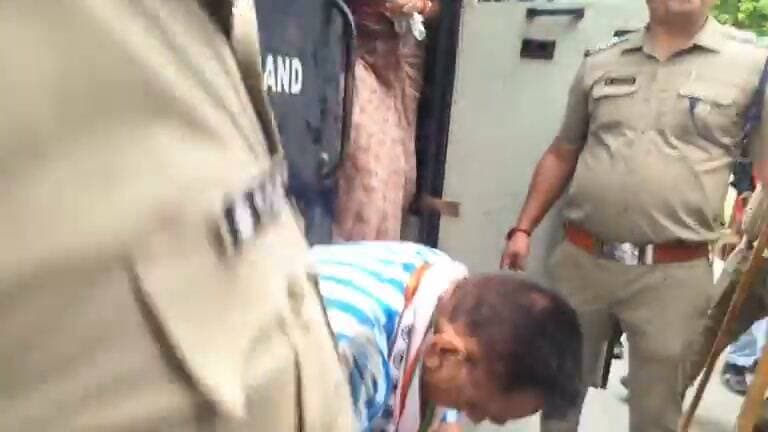 शुद्धिकरण मामला: कांग्रेस के कलेक्ट्रेट कूच के दौरान ऐसे हुईं कांग्रेस नेताओं की गिरफ्तारियां।
रूद्रपुर उत्तराखंड