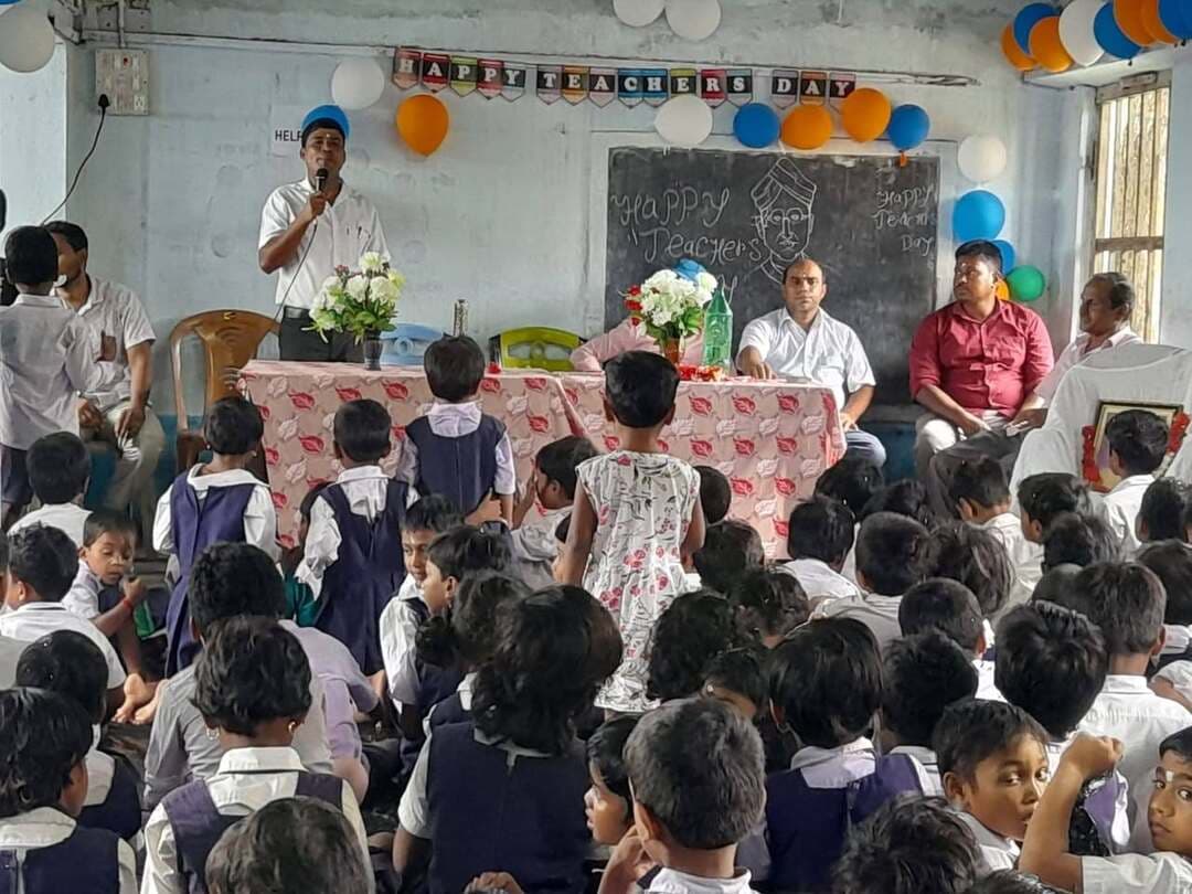 আজ সর্বপল্লী ড. সর্বপল্লী রাধাকৃষ্ণনের ১৩৮তম জন্মদিন তথা শিক্ষক দিবস উপলক্ষে হারাধনপুর মধ্যপাড়া অবৈতনিক প্রাথমিক বিদ্যালয়ে অনুষ্ঠিত হল এক বর্ণাঢ্য সাংস্কৃতিক অনুষ্ঠান। বিদ্যালয়ের শিশু শ্রেণী থেকে পঞ্চম শ্রেণী পর্যন্ত ছাত্র-ছাত্রীরা নৃত্য, আবৃত্তি ও বক্তব্যের মাধ্যমে দিনটিকে বিশেষভাবে উদযাপন করে।
এই বিশেষ দিনে ছাত্র-ছাত্রীরা বিদ্যালয়ের শিক্ষক মহাশয়দের প্রতি সম্মান, শ্রদ্ধা ও ভালোবাসা জানিয়ে প্রীতি উপহার তুলে দেয়। ছোট ছোট পড়ুয়াদের আন্তরিক ভালোবাসা ও শ্রদ্ধায় আপ্লুত হয়ে পড়েন বিদ্যালয়ের শিক্ষক-শিক্ষিকারা।
অন্যদিকে, শিক্ষক মহাশয়দের পক্ষ থেকেও ছাত্র-ছাত্রীদের জন্য বিশেষভাবে বিরিয়ানির আয়োজন করা হয়। আনন্দ, উৎসাহ ও ভালোবাসার পরিবেশে ছাত্র-ছাত্রী এবং শিক্ষক-শিক্ষিকা—সকলেই দিনটি জমজমাটভাবে উপভোগ করেন।
বিদ্যালয়ের প্রধান শিক্ষক অজয় কুমার প্রামানিক মহাশয় বলেন, “ছাত্র-ছাত্রীরা আমাদের সন্তানসম। ওদের কাছে আজকের দিনটিকে স্মরণীয় করে রাখতেই আমাদের এই বিশেষ বিরিয়ানির আয়োজন। ওদের ভালোবাসা ও শ্রদ্ধা পেয়ে আমরাও অত্যন্ত আনন্দিত।”
সব মিলিয়ে, শিক্ষক ও ছাত্র-ছাত্রীদের পারস্পরিক ভালোবাসা, শ্রদ্ধা ও আনন্দের মধ্য দিয়ে হারাধনপুর মধ্যপাড়া অবৈতনিক প্রাথমিক বিদ্যালয়ে শিক্ষক দিবস উদযাপন হয়ে উঠল এক স্মরণীয় ও আনন্দঘন অনুষ্ঠান।